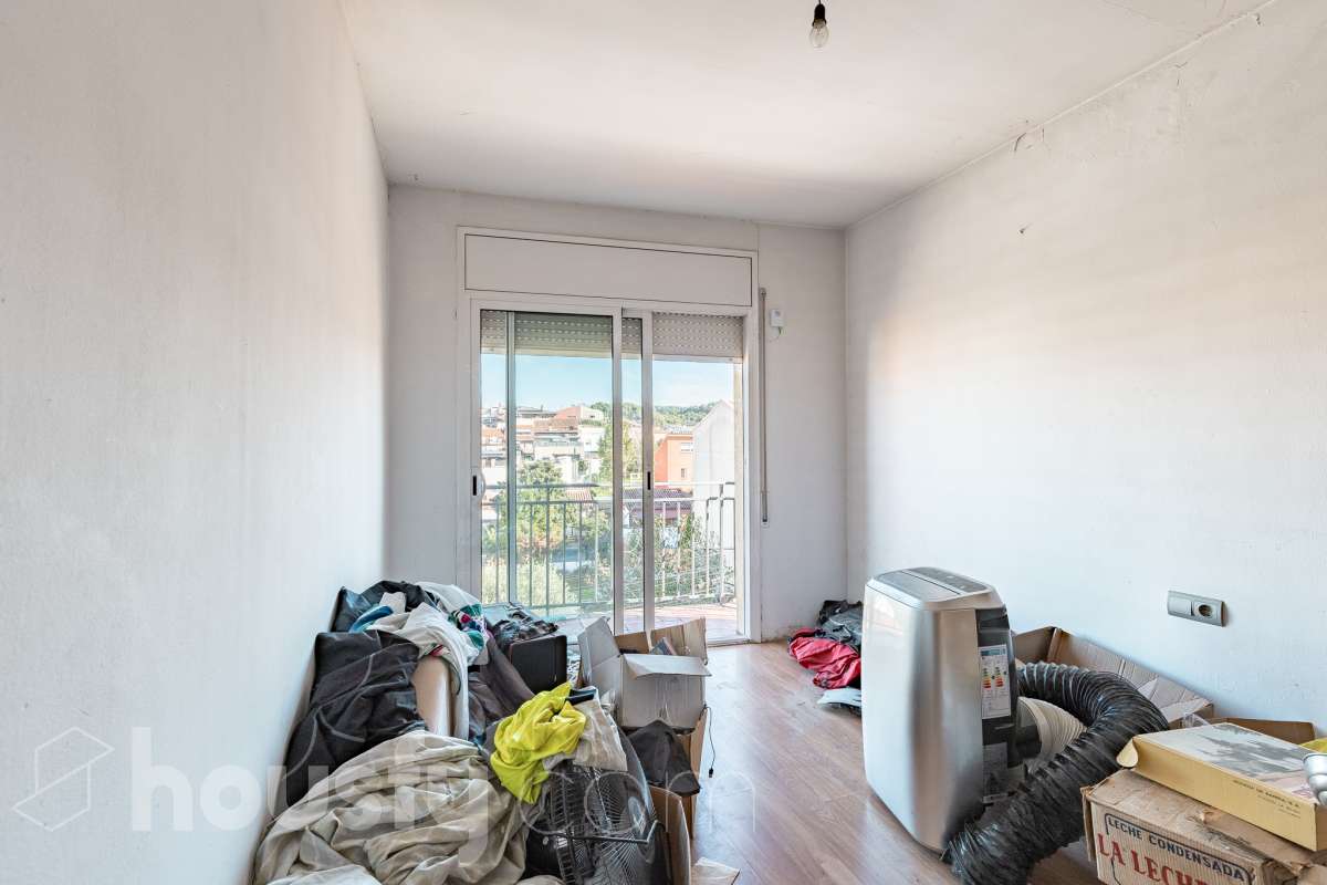 Housfy vende amplio piso ubicado en Rubí, el cuál consta de 94m2 útiles (verificados con la Dirección General de Catastro). Construido en el año: 1974. ÁTICO CON ENCANTO EN CAN ORIOL: UN MIRADOR PRIVILEGIADO CON VISTAS A MONTSERRAT Y AL TIBIDABO Una experiencia de vida diferente. Este ático en el barrio de Can Oriol, en Rubí, reúne ambas cosas, experiencia de vida diferente y características. Ubicado en una finca de tan solo dos vecinos, en una segunda planta sin ascensor, una característica que se ve recompensada por su luminosidad, privacidad y unas vistas panorámicas realmente privilegiadas. La vivienda está lista para entrar a vivir y cuenta con una distribución muy funcional: tres dormitorios, un vestidor, un baño completo y una práctica zona de lavadero, creando espacios pensados para disfrutar del día a día con comodidad. Uno de sus grandes protagonistas es su terraza de 20 m² orientada al sur, un espacio ideal para desayunar al sol, disfrutar de una comida al aire libre o simplemente desconectar contemplando el paisaje. Por su ubicación y características, este ático se convierte en una auténtica atalaya desde la que disfrutar de unas vistas privilegiadas al campo de golf de Sant Cugat, el Tibidabo y la montaña de Montserrat. Un horizonte abierto que permite contemplar tanto la salida del sol como los colores del ocaso, convirtiendo cada momento del día en algo especial. Todo ello en una zona que dispone de todos los servicios necesarios: comercios, supermercados, centros educativos, transporte público y demás equipamientos para el día a día. Además, cuenta con excelentes conexiones con Barcelona, situada aproximadamente a 20 minutos, y con un acceso a la C-16 a tan solo 3 minutos. Si buscas tranquilidad, privacidad, una terraza soleada y unas vistas que difícilmente encontrarás en otra vivienda, este ático puede ser tu próximo hogar. Un valor añadido que marca la diferencia: existe la posibilidad de adquirir también el local situado en la planta baja de la finca, ideal para habilitarlo como garaje con capacidad para varios vehículos y disponer, además, de un amplio espacio de almacenaje o trastero. Una oportunidad poco habitual para quienes buscan comodidad, espacio y soluciones de aparcamiento en una misma propiedad. Ven a descubrirlo. ¡Te sorprenderá! Distribución de estancias -Salón-comedor -3 Dormitorios -1 Baño -Cocina equipada Características específicas -Ascensor -Aire acondicionado -Calefacción -Terraza Zona y entorno Respecto a la ubicación, se sitúa en Rubí, municipio de Barcelona. Esta propiedad se encuentra cerca de transporte público, colegios, supermercados y farmacias. Aviso legal El precio de venta no incluye gastos de la compraventa como notaría, registro, impuestos, ni tampoco honorarios agencia. Esta publicación no es vinculante. Consulta siempre la nota simple con Housfy antes de formalizar la compraventa. Sobre nosotros Housfy es la plataforma integral de servicios inmobiliarios. Nuestra combinación de expertos y tecnología pone al alcance de todo el mundo servicios cómodos, claros y seguros. AICAT número: 7922. Nos encargamos de la gestión y asesoramiento de la compra. ¡Olvídate de todo! Hacemos los trámites por ti. Y, si además necesitas financiación, ponemos a tu disposición un bróker hipotecario para ayudarte a conseguir las mejores condiciones para tu perfil económico. ¿Quieres visitarla? Contacta con Housfy y agenda tu visita sin compromiso. Más información en: housfy.com En cumplimiento de la Ley 8/2026 en Cataluña, el certificado de presencia o ausencia de amianto se encuentra en proceso de tramitación.-27