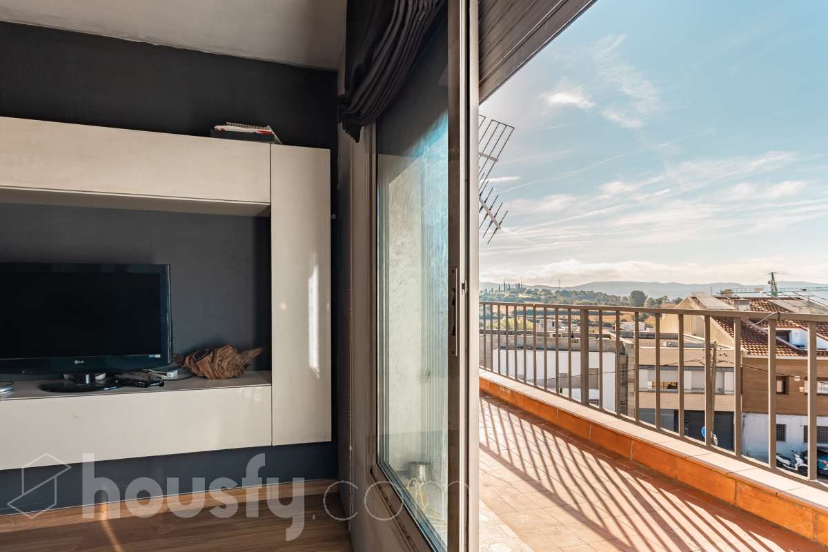 Housfy vende amplio piso ubicado en Rubí, el cuál consta de 94m2 útiles (verificados con la Dirección General de Catastro). Construido en el año: 1974. ÁTICO CON ENCANTO EN CAN ORIOL: UN MIRADOR PRIVILEGIADO CON VISTAS A MONTSERRAT Y AL TIBIDABO Una experiencia de vida diferente. Este ático en el barrio de Can Oriol, en Rubí, reúne ambas cosas, experiencia de vida diferente y características. Ubicado en una finca de tan solo dos vecinos, en una segunda planta sin ascensor, una característica que se ve recompensada por su luminosidad, privacidad y unas vistas panorámicas realmente privilegiadas. La vivienda está lista para entrar a vivir y cuenta con una distribución muy funcional: tres dormitorios, un vestidor, un baño completo y una práctica zona de lavadero, creando espacios pensados para disfrutar del día a día con comodidad. Uno de sus grandes protagonistas es su terraza de 20 m² orientada al sur, un espacio ideal para desayunar al sol, disfrutar de una comida al aire libre o simplemente desconectar contemplando el paisaje. Por su ubicación y características, este ático se convierte en una auténtica atalaya desde la que disfrutar de unas vistas privilegiadas al campo de golf de Sant Cugat, el Tibidabo y la montaña de Montserrat. Un horizonte abierto que permite contemplar tanto la salida del sol como los colores del ocaso, convirtiendo cada momento del día en algo especial. Todo ello en una zona que dispone de todos los servicios necesarios: comercios, supermercados, centros educativos, transporte público y demás equipamientos para el día a día. Además, cuenta con excelentes conexiones con Barcelona, situada aproximadamente a 20 minutos, y con un acceso a la C-16 a tan solo 3 minutos. Si buscas tranquilidad, privacidad, una terraza soleada y unas vistas que difícilmente encontrarás en otra vivienda, este ático puede ser tu próximo hogar. Un valor añadido que marca la diferencia: existe la posibilidad de adquirir también el local situado en la planta baja de la finca, ideal para habilitarlo como garaje con capacidad para varios vehículos y disponer, además, de un amplio espacio de almacenaje o trastero. Una oportunidad poco habitual para quienes buscan comodidad, espacio y soluciones de aparcamiento en una misma propiedad. Ven a descubrirlo. ¡Te sorprenderá! Distribución de estancias -Salón-comedor -3 Dormitorios -1 Baño -Cocina equipada Características específicas -Ascensor -Aire acondicionado -Calefacción -Terraza Zona y entorno Respecto a la ubicación, se sitúa en Rubí, municipio de Barcelona. Esta propiedad se encuentra cerca de transporte público, colegios, supermercados y farmacias. Aviso legal El precio de venta no incluye gastos de la compraventa como notaría, registro, impuestos, ni tampoco honorarios agencia. Esta publicación no es vinculante. Consulta siempre la nota simple con Housfy antes de formalizar la compraventa. Sobre nosotros Housfy es la plataforma integral de servicios inmobiliarios. Nuestra combinación de expertos y tecnología pone al alcance de todo el mundo servicios cómodos, claros y seguros. AICAT número: 7922. Nos encargamos de la gestión y asesoramiento de la compra. ¡Olvídate de todo! Hacemos los trámites por ti. Y, si además necesitas financiación, ponemos a tu disposición un bróker hipotecario para ayudarte a conseguir las mejores condiciones para tu perfil económico. ¿Quieres visitarla? Contacta con Housfy y agenda tu visita sin compromiso. Más información en: housfy.com En cumplimiento de la Ley 8/2026 en Cataluña, el certificado de presencia o ausencia de amianto se encuentra en proceso de tramitación.-18