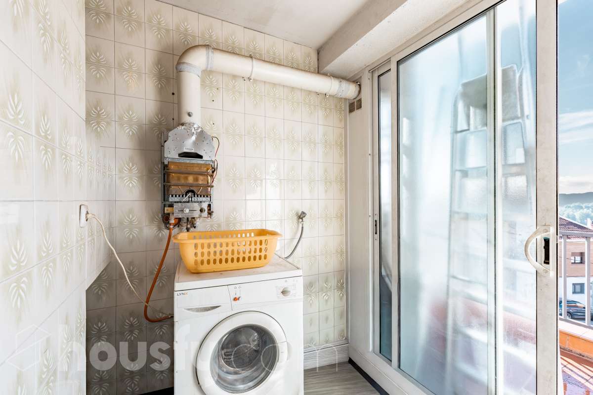 Housfy vende amplio piso ubicado en Rubí, el cuál consta de 94m2 útiles (verificados con la Dirección General de Catastro). Construido en el año: 1974. ÁTICO CON ENCANTO EN CAN ORIOL: UN MIRADOR PRIVILEGIADO CON VISTAS A MONTSERRAT Y AL TIBIDABO Una experiencia de vida diferente. Este ático en el barrio de Can Oriol, en Rubí, reúne ambas cosas, experiencia de vida diferente y características. Ubicado en una finca de tan solo dos vecinos, en una segunda planta sin ascensor, una característica que se ve recompensada por su luminosidad, privacidad y unas vistas panorámicas realmente privilegiadas. La vivienda está lista para entrar a vivir y cuenta con una distribución muy funcional: tres dormitorios, un vestidor, un baño completo y una práctica zona de lavadero, creando espacios pensados para disfrutar del día a día con comodidad. Uno de sus grandes protagonistas es su terraza de 20 m² orientada al sur, un espacio ideal para desayunar al sol, disfrutar de una comida al aire libre o simplemente desconectar contemplando el paisaje. Por su ubicación y características, este ático se convierte en una auténtica atalaya desde la que disfrutar de unas vistas privilegiadas al campo de golf de Sant Cugat, el Tibidabo y la montaña de Montserrat. Un horizonte abierto que permite contemplar tanto la salida del sol como los colores del ocaso, convirtiendo cada momento del día en algo especial. Todo ello en una zona que dispone de todos los servicios necesarios: comercios, supermercados, centros educativos, transporte público y demás equipamientos para el día a día. Además, cuenta con excelentes conexiones con Barcelona, situada aproximadamente a 20 minutos, y con un acceso a la C-16 a tan solo 3 minutos. Si buscas tranquilidad, privacidad, una terraza soleada y unas vistas que difícilmente encontrarás en otra vivienda, este ático puede ser tu próximo hogar. Un valor añadido que marca la diferencia: existe la posibilidad de adquirir también el local situado en la planta baja de la finca, ideal para habilitarlo como garaje con capacidad para varios vehículos y disponer, además, de un amplio espacio de almacenaje o trastero. Una oportunidad poco habitual para quienes buscan comodidad, espacio y soluciones de aparcamiento en una misma propiedad. Ven a descubrirlo. ¡Te sorprenderá! Distribución de estancias -Salón-comedor -3 Dormitorios -1 Baño -Cocina equipada Características específicas -Ascensor -Aire acondicionado -Calefacción -Terraza Zona y entorno Respecto a la ubicación, se sitúa en Rubí, municipio de Barcelona. Esta propiedad se encuentra cerca de transporte público, colegios, supermercados y farmacias. Aviso legal El precio de venta no incluye gastos de la compraventa como notaría, registro, impuestos, ni tampoco honorarios agencia. Esta publicación no es vinculante. Consulta siempre la nota simple con Housfy antes de formalizar la compraventa. Sobre nosotros Housfy es la plataforma integral de servicios inmobiliarios. Nuestra combinación de expertos y tecnología pone al alcance de todo el mundo servicios cómodos, claros y seguros. AICAT número: 7922. Nos encargamos de la gestión y asesoramiento de la compra. ¡Olvídate de todo! Hacemos los trámites por ti. Y, si además necesitas financiación, ponemos a tu disposición un bróker hipotecario para ayudarte a conseguir las mejores condiciones para tu perfil económico. ¿Quieres visitarla? Contacta con Housfy y agenda tu visita sin compromiso. Más información en: housfy.com En cumplimiento de la Ley 8/2026 en Cataluña, el certificado de presencia o ausencia de amianto se encuentra en proceso de tramitación.-39