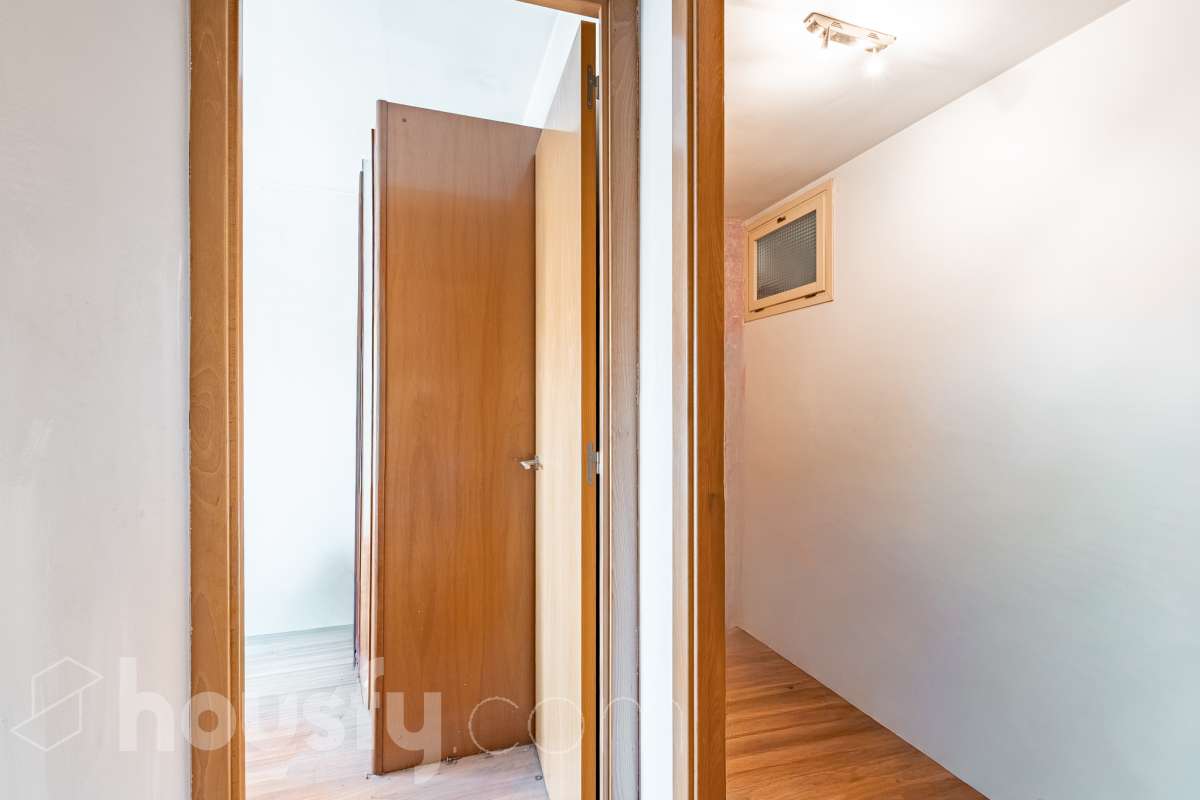 Housfy vende amplio piso ubicado en Rubí, el cuál consta de 94m2 útiles (verificados con la Dirección General de Catastro). Construido en el año: 1974. ÁTICO CON ENCANTO EN CAN ORIOL: UN MIRADOR PRIVILEGIADO CON VISTAS A MONTSERRAT Y AL TIBIDABO Una experiencia de vida diferente. Este ático en el barrio de Can Oriol, en Rubí, reúne ambas cosas, experiencia de vida diferente y características. Ubicado en una finca de tan solo dos vecinos, en una segunda planta sin ascensor, una característica que se ve recompensada por su luminosidad, privacidad y unas vistas panorámicas realmente privilegiadas. La vivienda está lista para entrar a vivir y cuenta con una distribución muy funcional: tres dormitorios, un vestidor, un baño completo y una práctica zona de lavadero, creando espacios pensados para disfrutar del día a día con comodidad. Uno de sus grandes protagonistas es su terraza de 20 m² orientada al sur, un espacio ideal para desayunar al sol, disfrutar de una comida al aire libre o simplemente desconectar contemplando el paisaje. Por su ubicación y características, este ático se convierte en una auténtica atalaya desde la que disfrutar de unas vistas privilegiadas al campo de golf de Sant Cugat, el Tibidabo y la montaña de Montserrat. Un horizonte abierto que permite contemplar tanto la salida del sol como los colores del ocaso, convirtiendo cada momento del día en algo especial. Todo ello en una zona que dispone de todos los servicios necesarios: comercios, supermercados, centros educativos, transporte público y demás equipamientos para el día a día. Además, cuenta con excelentes conexiones con Barcelona, situada aproximadamente a 20 minutos, y con un acceso a la C-16 a tan solo 3 minutos. Si buscas tranquilidad, privacidad, una terraza soleada y unas vistas que difícilmente encontrarás en otra vivienda, este ático puede ser tu próximo hogar. Un valor añadido que marca la diferencia: existe la posibilidad de adquirir también el local situado en la planta baja de la finca, ideal para habilitarlo como garaje con capacidad para varios vehículos y disponer, además, de un amplio espacio de almacenaje o trastero. Una oportunidad poco habitual para quienes buscan comodidad, espacio y soluciones de aparcamiento en una misma propiedad. Ven a descubrirlo. ¡Te sorprenderá! Distribución de estancias -Salón-comedor -3 Dormitorios -1 Baño -Cocina equipada Características específicas -Ascensor -Aire acondicionado -Calefacción -Terraza Zona y entorno Respecto a la ubicación, se sitúa en Rubí, municipio de Barcelona. Esta propiedad se encuentra cerca de transporte público, colegios, supermercados y farmacias. Aviso legal El precio de venta no incluye gastos de la compraventa como notaría, registro, impuestos, ni tampoco honorarios agencia. Esta publicación no es vinculante. Consulta siempre la nota simple con Housfy antes de formalizar la compraventa. Sobre nosotros Housfy es la plataforma integral de servicios inmobiliarios. Nuestra combinación de expertos y tecnología pone al alcance de todo el mundo servicios cómodos, claros y seguros. AICAT número: 7922. Nos encargamos de la gestión y asesoramiento de la compra. ¡Olvídate de todo! Hacemos los trámites por ti. Y, si además necesitas financiación, ponemos a tu disposición un bróker hipotecario para ayudarte a conseguir las mejores condiciones para tu perfil económico. ¿Quieres visitarla? Contacta con Housfy y agenda tu visita sin compromiso. Más información en: housfy.com En cumplimiento de la Ley 8/2026 en Cataluña, el certificado de presencia o ausencia de amianto se encuentra en proceso de tramitación.-7