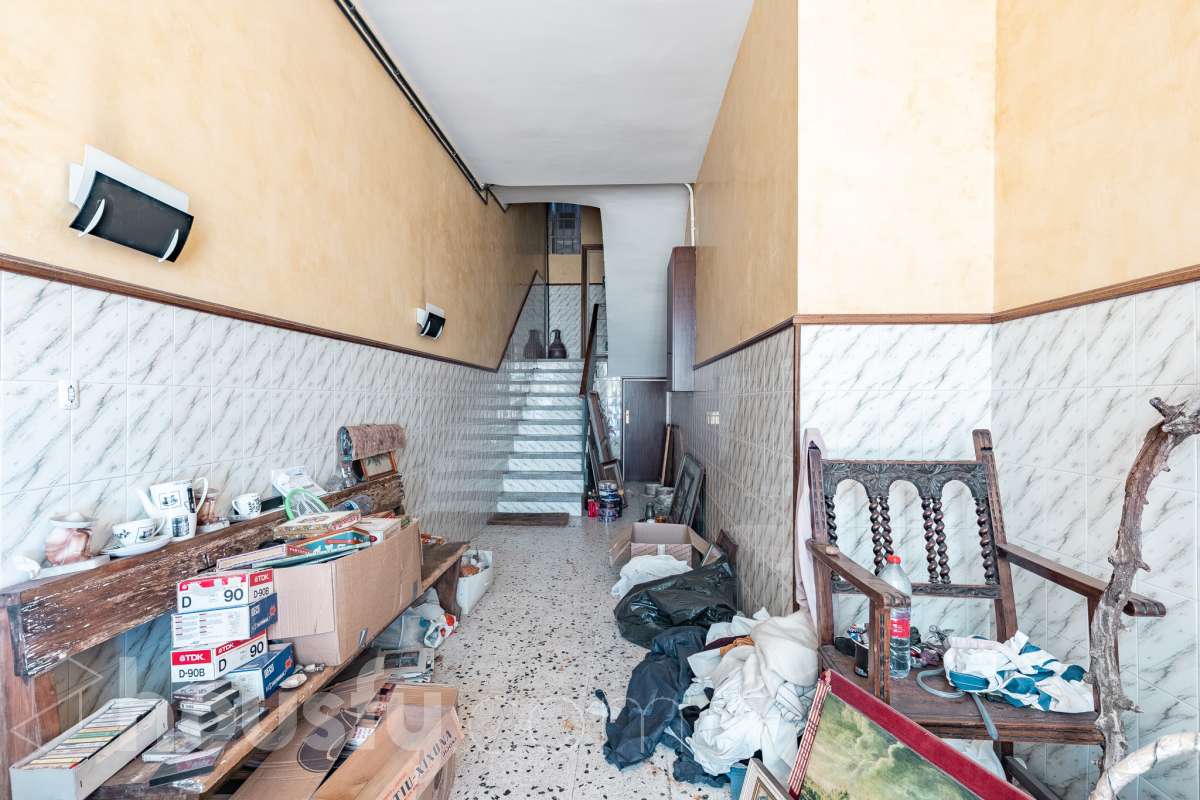 Housfy vende amplio piso ubicado en Rubí, el cuál consta de 94m2 útiles (verificados con la Dirección General de Catastro). Construido en el año: 1974. ÁTICO CON ENCANTO EN CAN ORIOL: UN MIRADOR PRIVILEGIADO CON VISTAS A MONTSERRAT Y AL TIBIDABO Una experiencia de vida diferente. Este ático en el barrio de Can Oriol, en Rubí, reúne ambas cosas, experiencia de vida diferente y características. Ubicado en una finca de tan solo dos vecinos, en una segunda planta sin ascensor, una característica que se ve recompensada por su luminosidad, privacidad y unas vistas panorámicas realmente privilegiadas. La vivienda está lista para entrar a vivir y cuenta con una distribución muy funcional: tres dormitorios, un vestidor, un baño completo y una práctica zona de lavadero, creando espacios pensados para disfrutar del día a día con comodidad. Uno de sus grandes protagonistas es su terraza de 20 m² orientada al sur, un espacio ideal para desayunar al sol, disfrutar de una comida al aire libre o simplemente desconectar contemplando el paisaje. Por su ubicación y características, este ático se convierte en una auténtica atalaya desde la que disfrutar de unas vistas privilegiadas al campo de golf de Sant Cugat, el Tibidabo y la montaña de Montserrat. Un horizonte abierto que permite contemplar tanto la salida del sol como los colores del ocaso, convirtiendo cada momento del día en algo especial. Todo ello en una zona que dispone de todos los servicios necesarios: comercios, supermercados, centros educativos, transporte público y demás equipamientos para el día a día. Además, cuenta con excelentes conexiones con Barcelona, situada aproximadamente a 20 minutos, y con un acceso a la C-16 a tan solo 3 minutos. Si buscas tranquilidad, privacidad, una terraza soleada y unas vistas que difícilmente encontrarás en otra vivienda, este ático puede ser tu próximo hogar. Un valor añadido que marca la diferencia: existe la posibilidad de adquirir también el local situado en la planta baja de la finca, ideal para habilitarlo como garaje con capacidad para varios vehículos y disponer, además, de un amplio espacio de almacenaje o trastero. Una oportunidad poco habitual para quienes buscan comodidad, espacio y soluciones de aparcamiento en una misma propiedad. Ven a descubrirlo. ¡Te sorprenderá! Distribución de estancias -Salón-comedor -3 Dormitorios -1 Baño -Cocina equipada Características específicas -Ascensor -Aire acondicionado -Calefacción -Terraza Zona y entorno Respecto a la ubicación, se sitúa en Rubí, municipio de Barcelona. Esta propiedad se encuentra cerca de transporte público, colegios, supermercados y farmacias. Aviso legal El precio de venta no incluye gastos de la compraventa como notaría, registro, impuestos, ni tampoco honorarios agencia. Esta publicación no es vinculante. Consulta siempre la nota simple con Housfy antes de formalizar la compraventa. Sobre nosotros Housfy es la plataforma integral de servicios inmobiliarios. Nuestra combinación de expertos y tecnología pone al alcance de todo el mundo servicios cómodos, claros y seguros. AICAT número: 7922. Nos encargamos de la gestión y asesoramiento de la compra. ¡Olvídate de todo! Hacemos los trámites por ti. Y, si además necesitas financiación, ponemos a tu disposición un bróker hipotecario para ayudarte a conseguir las mejores condiciones para tu perfil económico. ¿Quieres visitarla? Contacta con Housfy y agenda tu visita sin compromiso. Más información en: housfy.com En cumplimiento de la Ley 8/2026 en Cataluña, el certificado de presencia o ausencia de amianto se encuentra en proceso de tramitación.-44