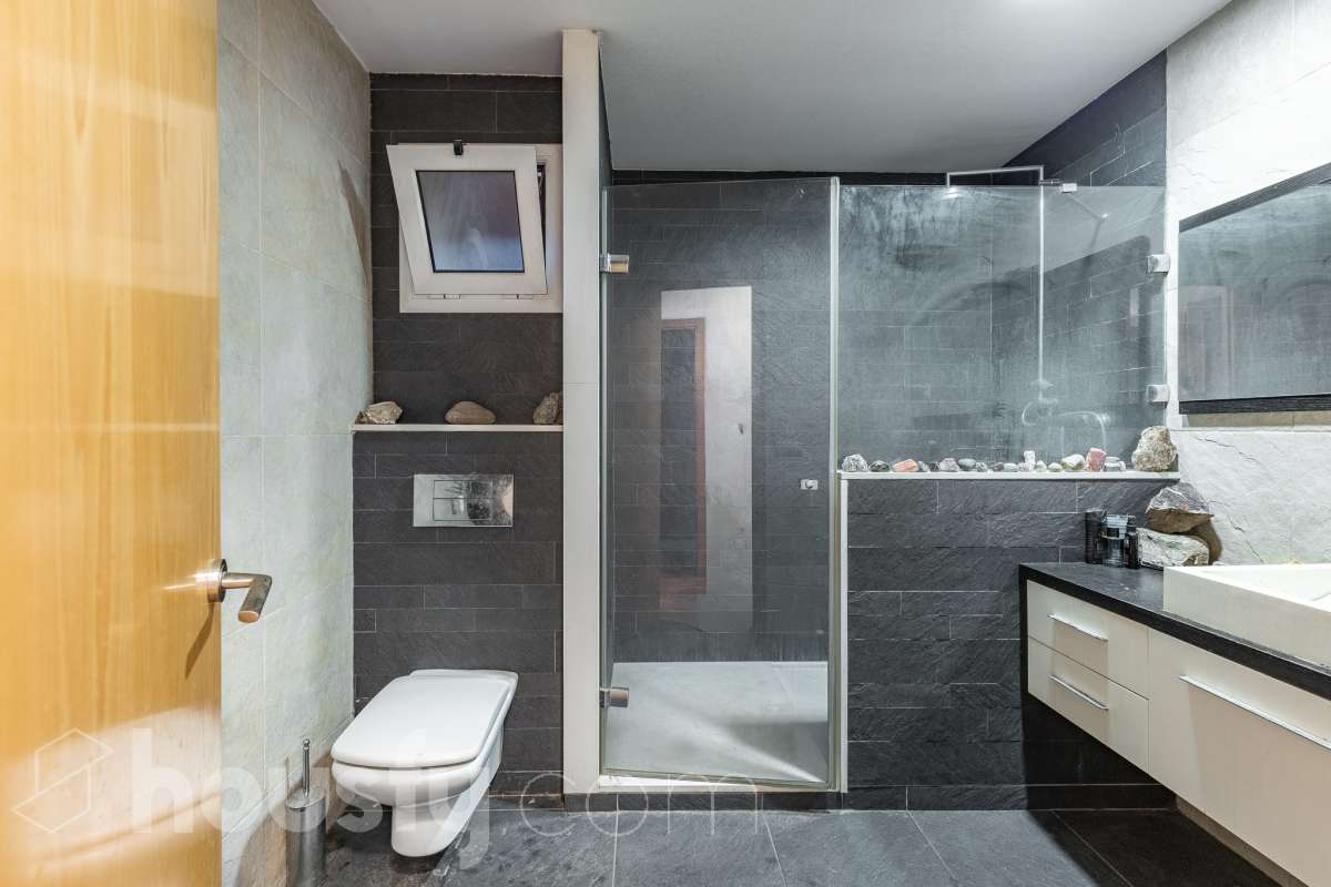 Housfy vende amplio piso ubicado en Rubí, el cuál consta de 94m2 útiles (verificados con la Dirección General de Catastro). Construido en el año: 1974. ÁTICO CON ENCANTO EN CAN ORIOL: UN MIRADOR PRIVILEGIADO CON VISTAS A MONTSERRAT Y AL TIBIDABO Una experiencia de vida diferente. Este ático en el barrio de Can Oriol, en Rubí, reúne ambas cosas, experiencia de vida diferente y características. Ubicado en una finca de tan solo dos vecinos, en una segunda planta sin ascensor, una característica que se ve recompensada por su luminosidad, privacidad y unas vistas panorámicas realmente privilegiadas. La vivienda está lista para entrar a vivir y cuenta con una distribución muy funcional: tres dormitorios, un vestidor, un baño completo y una práctica zona de lavadero, creando espacios pensados para disfrutar del día a día con comodidad. Uno de sus grandes protagonistas es su terraza de 20 m² orientada al sur, un espacio ideal para desayunar al sol, disfrutar de una comida al aire libre o simplemente desconectar contemplando el paisaje. Por su ubicación y características, este ático se convierte en una auténtica atalaya desde la que disfrutar de unas vistas privilegiadas al campo de golf de Sant Cugat, el Tibidabo y la montaña de Montserrat. Un horizonte abierto que permite contemplar tanto la salida del sol como los colores del ocaso, convirtiendo cada momento del día en algo especial. Todo ello en una zona que dispone de todos los servicios necesarios: comercios, supermercados, centros educativos, transporte público y demás equipamientos para el día a día. Además, cuenta con excelentes conexiones con Barcelona, situada aproximadamente a 20 minutos, y con un acceso a la C-16 a tan solo 3 minutos. Si buscas tranquilidad, privacidad, una terraza soleada y unas vistas que difícilmente encontrarás en otra vivienda, este ático puede ser tu próximo hogar. Un valor añadido que marca la diferencia: existe la posibilidad de adquirir también el local situado en la planta baja de la finca, ideal para habilitarlo como garaje con capacidad para varios vehículos y disponer, además, de un amplio espacio de almacenaje o trastero. Una oportunidad poco habitual para quienes buscan comodidad, espacio y soluciones de aparcamiento en una misma propiedad. Ven a descubrirlo. ¡Te sorprenderá! Distribución de estancias -Salón-comedor -3 Dormitorios -1 Baño -Cocina equipada Características específicas -Ascensor -Aire acondicionado -Calefacción -Terraza Zona y entorno Respecto a la ubicación, se sitúa en Rubí, municipio de Barcelona. Esta propiedad se encuentra cerca de transporte público, colegios, supermercados y farmacias. Aviso legal El precio de venta no incluye gastos de la compraventa como notaría, registro, impuestos, ni tampoco honorarios agencia. Esta publicación no es vinculante. Consulta siempre la nota simple con Housfy antes de formalizar la compraventa. Sobre nosotros Housfy es la plataforma integral de servicios inmobiliarios. Nuestra combinación de expertos y tecnología pone al alcance de todo el mundo servicios cómodos, claros y seguros. AICAT número: 7922. Nos encargamos de la gestión y asesoramiento de la compra. ¡Olvídate de todo! Hacemos los trámites por ti. Y, si además necesitas financiación, ponemos a tu disposición un bróker hipotecario para ayudarte a conseguir las mejores condiciones para tu perfil económico. ¿Quieres visitarla? Contacta con Housfy y agenda tu visita sin compromiso. Más información en: housfy.com En cumplimiento de la Ley 8/2026 en Cataluña, el certificado de presencia o ausencia de amianto se encuentra en proceso de tramitación.-32