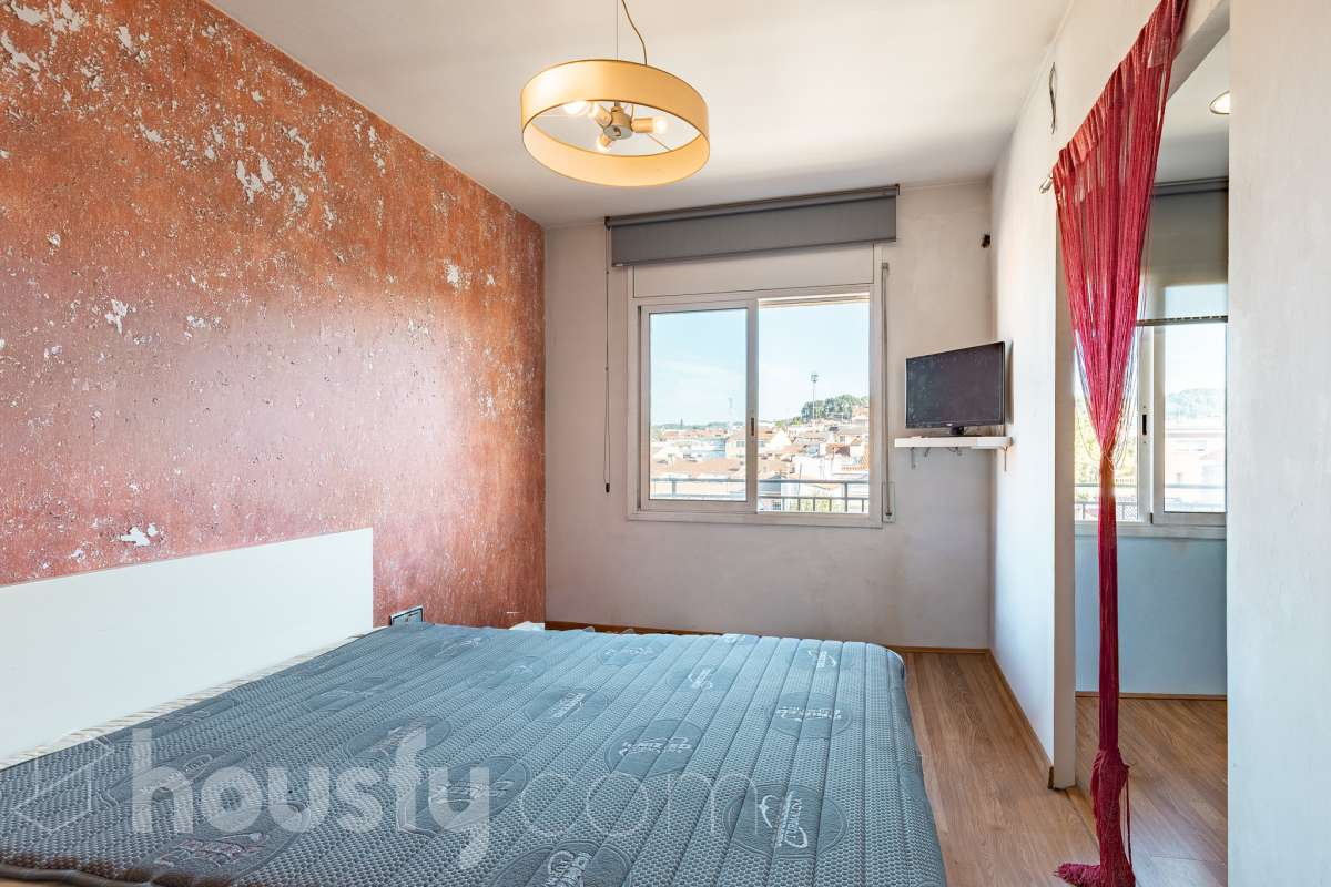Housfy vende amplio piso ubicado en Rubí, el cuál consta de 94m2 útiles (verificados con la Dirección General de Catastro). Construido en el año: 1974. ÁTICO CON ENCANTO EN CAN ORIOL: UN MIRADOR PRIVILEGIADO CON VISTAS A MONTSERRAT Y AL TIBIDABO Una experiencia de vida diferente. Este ático en el barrio de Can Oriol, en Rubí, reúne ambas cosas, experiencia de vida diferente y características. Ubicado en una finca de tan solo dos vecinos, en una segunda planta sin ascensor, una característica que se ve recompensada por su luminosidad, privacidad y unas vistas panorámicas realmente privilegiadas. La vivienda está lista para entrar a vivir y cuenta con una distribución muy funcional: tres dormitorios, un vestidor, un baño completo y una práctica zona de lavadero, creando espacios pensados para disfrutar del día a día con comodidad. Uno de sus grandes protagonistas es su terraza de 20 m² orientada al sur, un espacio ideal para desayunar al sol, disfrutar de una comida al aire libre o simplemente desconectar contemplando el paisaje. Por su ubicación y características, este ático se convierte en una auténtica atalaya desde la que disfrutar de unas vistas privilegiadas al campo de golf de Sant Cugat, el Tibidabo y la montaña de Montserrat. Un horizonte abierto que permite contemplar tanto la salida del sol como los colores del ocaso, convirtiendo cada momento del día en algo especial. Todo ello en una zona que dispone de todos los servicios necesarios: comercios, supermercados, centros educativos, transporte público y demás equipamientos para el día a día. Además, cuenta con excelentes conexiones con Barcelona, situada aproximadamente a 20 minutos, y con un acceso a la C-16 a tan solo 3 minutos. Si buscas tranquilidad, privacidad, una terraza soleada y unas vistas que difícilmente encontrarás en otra vivienda, este ático puede ser tu próximo hogar. Un valor añadido que marca la diferencia: existe la posibilidad de adquirir también el local situado en la planta baja de la finca, ideal para habilitarlo como garaje con capacidad para varios vehículos y disponer, además, de un amplio espacio de almacenaje o trastero. Una oportunidad poco habitual para quienes buscan comodidad, espacio y soluciones de aparcamiento en una misma propiedad. Ven a descubrirlo. ¡Te sorprenderá! Distribución de estancias -Salón-comedor -3 Dormitorios -1 Baño -Cocina equipada Características específicas -Ascensor -Aire acondicionado -Calefacción -Terraza Zona y entorno Respecto a la ubicación, se sitúa en Rubí, municipio de Barcelona. Esta propiedad se encuentra cerca de transporte público, colegios, supermercados y farmacias. Aviso legal El precio de venta no incluye gastos de la compraventa como notaría, registro, impuestos, ni tampoco honorarios agencia. Esta publicación no es vinculante. Consulta siempre la nota simple con Housfy antes de formalizar la compraventa. Sobre nosotros Housfy es la plataforma integral de servicios inmobiliarios. Nuestra combinación de expertos y tecnología pone al alcance de todo el mundo servicios cómodos, claros y seguros. AICAT número: 7922. Nos encargamos de la gestión y asesoramiento de la compra. ¡Olvídate de todo! Hacemos los trámites por ti. Y, si además necesitas financiación, ponemos a tu disposición un bróker hipotecario para ayudarte a conseguir las mejores condiciones para tu perfil económico. ¿Quieres visitarla? Contacta con Housfy y agenda tu visita sin compromiso. Más información en: housfy.com En cumplimiento de la Ley 8/2026 en Cataluña, el certificado de presencia o ausencia de amianto se encuentra en proceso de tramitación.-22