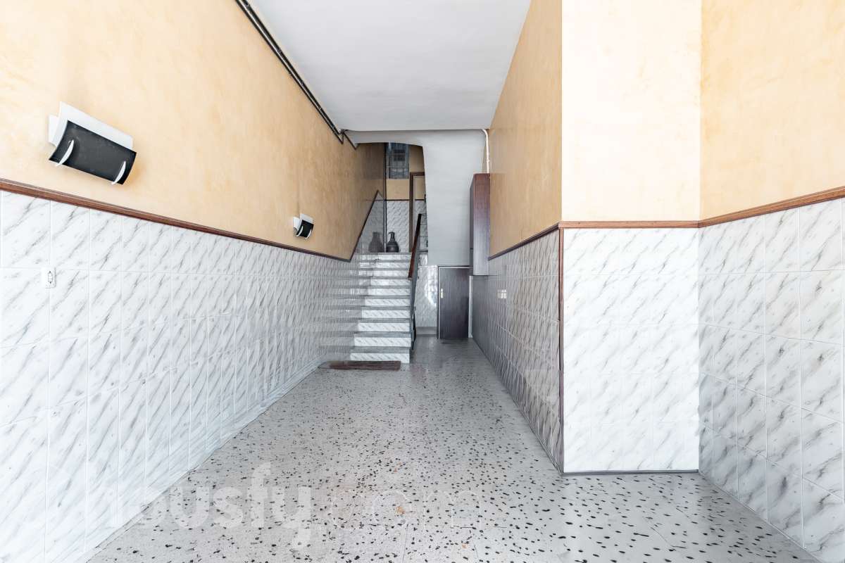 Housfy vende amplio piso ubicado en Rubí, el cuál consta de 94m2 útiles (verificados con la Dirección General de Catastro). Construido en el año: 1974. ÁTICO CON ENCANTO EN CAN ORIOL: UN MIRADOR PRIVILEGIADO CON VISTAS A MONTSERRAT Y AL TIBIDABO Una experiencia de vida diferente. Este ático en el barrio de Can Oriol, en Rubí, reúne ambas cosas, experiencia de vida diferente y características. Ubicado en una finca de tan solo dos vecinos, en una segunda planta sin ascensor, una característica que se ve recompensada por su luminosidad, privacidad y unas vistas panorámicas realmente privilegiadas. La vivienda está lista para entrar a vivir y cuenta con una distribución muy funcional: tres dormitorios, un vestidor, un baño completo y una práctica zona de lavadero, creando espacios pensados para disfrutar del día a día con comodidad. Uno de sus grandes protagonistas es su terraza de 20 m² orientada al sur, un espacio ideal para desayunar al sol, disfrutar de una comida al aire libre o simplemente desconectar contemplando el paisaje. Por su ubicación y características, este ático se convierte en una auténtica atalaya desde la que disfrutar de unas vistas privilegiadas al campo de golf de Sant Cugat, el Tibidabo y la montaña de Montserrat. Un horizonte abierto que permite contemplar tanto la salida del sol como los colores del ocaso, convirtiendo cada momento del día en algo especial. Todo ello en una zona que dispone de todos los servicios necesarios: comercios, supermercados, centros educativos, transporte público y demás equipamientos para el día a día. Además, cuenta con excelentes conexiones con Barcelona, situada aproximadamente a 20 minutos, y con un acceso a la C-16 a tan solo 3 minutos. Si buscas tranquilidad, privacidad, una terraza soleada y unas vistas que difícilmente encontrarás en otra vivienda, este ático puede ser tu próximo hogar. Un valor añadido que marca la diferencia: existe la posibilidad de adquirir también el local situado en la planta baja de la finca, ideal para habilitarlo como garaje con capacidad para varios vehículos y disponer, además, de un amplio espacio de almacenaje o trastero. Una oportunidad poco habitual para quienes buscan comodidad, espacio y soluciones de aparcamiento en una misma propiedad. Ven a descubrirlo. ¡Te sorprenderá! Distribución de estancias -Salón-comedor -3 Dormitorios -1 Baño -Cocina equipada Características específicas -Ascensor -Aire acondicionado -Calefacción -Terraza Zona y entorno Respecto a la ubicación, se sitúa en Rubí, municipio de Barcelona. Esta propiedad se encuentra cerca de transporte público, colegios, supermercados y farmacias. Aviso legal El precio de venta no incluye gastos de la compraventa como notaría, registro, impuestos, ni tampoco honorarios agencia. Esta publicación no es vinculante. Consulta siempre la nota simple con Housfy antes de formalizar la compraventa. Sobre nosotros Housfy es la plataforma integral de servicios inmobiliarios. Nuestra combinación de expertos y tecnología pone al alcance de todo el mundo servicios cómodos, claros y seguros. AICAT número: 7922. Nos encargamos de la gestión y asesoramiento de la compra. ¡Olvídate de todo! Hacemos los trámites por ti. Y, si además necesitas financiación, ponemos a tu disposición un bróker hipotecario para ayudarte a conseguir las mejores condiciones para tu perfil económico. ¿Quieres visitarla? Contacta con Housfy y agenda tu visita sin compromiso. Más información en: housfy.com En cumplimiento de la Ley 8/2026 en Cataluña, el certificado de presencia o ausencia de amianto se encuentra en proceso de tramitación.-45