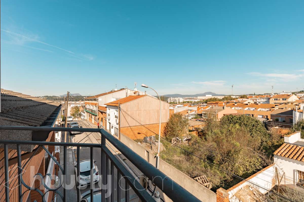 Housfy vende amplio piso ubicado en Rubí, el cuál consta de 94m2 útiles (verificados con la Dirección General de Catastro). Construido en el año: 1974. ÁTICO CON ENCANTO EN CAN ORIOL: UN MIRADOR PRIVILEGIADO CON VISTAS A MONTSERRAT Y AL TIBIDABO Una experiencia de vida diferente. Este ático en el barrio de Can Oriol, en Rubí, reúne ambas cosas, experiencia de vida diferente y características. Ubicado en una finca de tan solo dos vecinos, en una segunda planta sin ascensor, una característica que se ve recompensada por su luminosidad, privacidad y unas vistas panorámicas realmente privilegiadas. La vivienda está lista para entrar a vivir y cuenta con una distribución muy funcional: tres dormitorios, un vestidor, un baño completo y una práctica zona de lavadero, creando espacios pensados para disfrutar del día a día con comodidad. Uno de sus grandes protagonistas es su terraza de 20 m² orientada al sur, un espacio ideal para desayunar al sol, disfrutar de una comida al aire libre o simplemente desconectar contemplando el paisaje. Por su ubicación y características, este ático se convierte en una auténtica atalaya desde la que disfrutar de unas vistas privilegiadas al campo de golf de Sant Cugat, el Tibidabo y la montaña de Montserrat. Un horizonte abierto que permite contemplar tanto la salida del sol como los colores del ocaso, convirtiendo cada momento del día en algo especial. Todo ello en una zona que dispone de todos los servicios necesarios: comercios, supermercados, centros educativos, transporte público y demás equipamientos para el día a día. Además, cuenta con excelentes conexiones con Barcelona, situada aproximadamente a 20 minutos, y con un acceso a la C-16 a tan solo 3 minutos. Si buscas tranquilidad, privacidad, una terraza soleada y unas vistas que difícilmente encontrarás en otra vivienda, este ático puede ser tu próximo hogar. Un valor añadido que marca la diferencia: existe la posibilidad de adquirir también el local situado en la planta baja de la finca, ideal para habilitarlo como garaje con capacidad para varios vehículos y disponer, además, de un amplio espacio de almacenaje o trastero. Una oportunidad poco habitual para quienes buscan comodidad, espacio y soluciones de aparcamiento en una misma propiedad. Ven a descubrirlo. ¡Te sorprenderá! Distribución de estancias -Salón-comedor -3 Dormitorios -1 Baño -Cocina equipada Características específicas -Ascensor -Aire acondicionado -Calefacción -Terraza Zona y entorno Respecto a la ubicación, se sitúa en Rubí, municipio de Barcelona. Esta propiedad se encuentra cerca de transporte público, colegios, supermercados y farmacias. Aviso legal El precio de venta no incluye gastos de la compraventa como notaría, registro, impuestos, ni tampoco honorarios agencia. Esta publicación no es vinculante. Consulta siempre la nota simple con Housfy antes de formalizar la compraventa. Sobre nosotros Housfy es la plataforma integral de servicios inmobiliarios. Nuestra combinación de expertos y tecnología pone al alcance de todo el mundo servicios cómodos, claros y seguros. AICAT número: 7922. Nos encargamos de la gestión y asesoramiento de la compra. ¡Olvídate de todo! Hacemos los trámites por ti. Y, si además necesitas financiación, ponemos a tu disposición un bróker hipotecario para ayudarte a conseguir las mejores condiciones para tu perfil económico. ¿Quieres visitarla? Contacta con Housfy y agenda tu visita sin compromiso. Más información en: housfy.com En cumplimiento de la Ley 8/2026 en Cataluña, el certificado de presencia o ausencia de amianto se encuentra en proceso de tramitación.-13