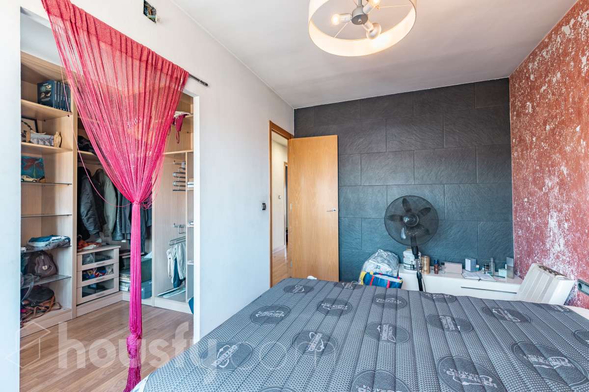 Housfy vende amplio piso ubicado en Rubí, el cuál consta de 94m2 útiles (verificados con la Dirección General de Catastro). Construido en el año: 1974. ÁTICO CON ENCANTO EN CAN ORIOL: UN MIRADOR PRIVILEGIADO CON VISTAS A MONTSERRAT Y AL TIBIDABO Una experiencia de vida diferente. Este ático en el barrio de Can Oriol, en Rubí, reúne ambas cosas, experiencia de vida diferente y características. Ubicado en una finca de tan solo dos vecinos, en una segunda planta sin ascensor, una característica que se ve recompensada por su luminosidad, privacidad y unas vistas panorámicas realmente privilegiadas. La vivienda está lista para entrar a vivir y cuenta con una distribución muy funcional: tres dormitorios, un vestidor, un baño completo y una práctica zona de lavadero, creando espacios pensados para disfrutar del día a día con comodidad. Uno de sus grandes protagonistas es su terraza de 20 m² orientada al sur, un espacio ideal para desayunar al sol, disfrutar de una comida al aire libre o simplemente desconectar contemplando el paisaje. Por su ubicación y características, este ático se convierte en una auténtica atalaya desde la que disfrutar de unas vistas privilegiadas al campo de golf de Sant Cugat, el Tibidabo y la montaña de Montserrat. Un horizonte abierto que permite contemplar tanto la salida del sol como los colores del ocaso, convirtiendo cada momento del día en algo especial. Todo ello en una zona que dispone de todos los servicios necesarios: comercios, supermercados, centros educativos, transporte público y demás equipamientos para el día a día. Además, cuenta con excelentes conexiones con Barcelona, situada aproximadamente a 20 minutos, y con un acceso a la C-16 a tan solo 3 minutos. Si buscas tranquilidad, privacidad, una terraza soleada y unas vistas que difícilmente encontrarás en otra vivienda, este ático puede ser tu próximo hogar. Un valor añadido que marca la diferencia: existe la posibilidad de adquirir también el local situado en la planta baja de la finca, ideal para habilitarlo como garaje con capacidad para varios vehículos y disponer, además, de un amplio espacio de almacenaje o trastero. Una oportunidad poco habitual para quienes buscan comodidad, espacio y soluciones de aparcamiento en una misma propiedad. Ven a descubrirlo. ¡Te sorprenderá! Distribución de estancias -Salón-comedor -3 Dormitorios -1 Baño -Cocina equipada Características específicas -Ascensor -Aire acondicionado -Calefacción -Terraza Zona y entorno Respecto a la ubicación, se sitúa en Rubí, municipio de Barcelona. Esta propiedad se encuentra cerca de transporte público, colegios, supermercados y farmacias. Aviso legal El precio de venta no incluye gastos de la compraventa como notaría, registro, impuestos, ni tampoco honorarios agencia. Esta publicación no es vinculante. Consulta siempre la nota simple con Housfy antes de formalizar la compraventa. Sobre nosotros Housfy es la plataforma integral de servicios inmobiliarios. Nuestra combinación de expertos y tecnología pone al alcance de todo el mundo servicios cómodos, claros y seguros. AICAT número: 7922. Nos encargamos de la gestión y asesoramiento de la compra. ¡Olvídate de todo! Hacemos los trámites por ti. Y, si además necesitas financiación, ponemos a tu disposición un bróker hipotecario para ayudarte a conseguir las mejores condiciones para tu perfil económico. ¿Quieres visitarla? Contacta con Housfy y agenda tu visita sin compromiso. Más información en: housfy.com En cumplimiento de la Ley 8/2026 en Cataluña, el certificado de presencia o ausencia de amianto se encuentra en proceso de tramitación.-23