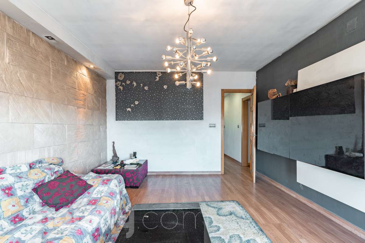 Housfy vende amplio piso ubicado en Rubí, el cuál consta de 94m2 útiles (verificados con la Dirección General de Catastro). Construido en el año: 1974. ÁTICO CON ENCANTO EN CAN ORIOL: UN MIRADOR PRIVILEGIADO CON VISTAS A MONTSERRAT Y AL TIBIDABO Una experiencia de vida diferente. Este ático en el barrio de Can Oriol, en Rubí, reúne ambas cosas, experiencia de vida diferente y características. Ubicado en una finca de tan solo dos vecinos, en una segunda planta sin ascensor, una característica que se ve recompensada por su luminosidad, privacidad y unas vistas panorámicas realmente privilegiadas. La vivienda está lista para entrar a vivir y cuenta con una distribución muy funcional: tres dormitorios, un vestidor, un baño completo y una práctica zona de lavadero, creando espacios pensados para disfrutar del día a día con comodidad. Uno de sus grandes protagonistas es su terraza de 20 m² orientada al sur, un espacio ideal para desayunar al sol, disfrutar de una comida al aire libre o simplemente desconectar contemplando el paisaje. Por su ubicación y características, este ático se convierte en una auténtica atalaya desde la que disfrutar de unas vistas privilegiadas al campo de golf de Sant Cugat, el Tibidabo y la montaña de Montserrat. Un horizonte abierto que permite contemplar tanto la salida del sol como los colores del ocaso, convirtiendo cada momento del día en algo especial. Todo ello en una zona que dispone de todos los servicios necesarios: comercios, supermercados, centros educativos, transporte público y demás equipamientos para el día a día. Además, cuenta con excelentes conexiones con Barcelona, situada aproximadamente a 20 minutos, y con un acceso a la C-16 a tan solo 3 minutos. Si buscas tranquilidad, privacidad, una terraza soleada y unas vistas que difícilmente encontrarás en otra vivienda, este ático puede ser tu próximo hogar. Un valor añadido que marca la diferencia: existe la posibilidad de adquirir también el local situado en la planta baja de la finca, ideal para habilitarlo como garaje con capacidad para varios vehículos y disponer, además, de un amplio espacio de almacenaje o trastero. Una oportunidad poco habitual para quienes buscan comodidad, espacio y soluciones de aparcamiento en una misma propiedad. Ven a descubrirlo. ¡Te sorprenderá! Distribución de estancias -Salón-comedor -3 Dormitorios -1 Baño -Cocina equipada Características específicas -Ascensor -Aire acondicionado -Calefacción -Terraza Zona y entorno Respecto a la ubicación, se sitúa en Rubí, municipio de Barcelona. Esta propiedad se encuentra cerca de transporte público, colegios, supermercados y farmacias. Aviso legal El precio de venta no incluye gastos de la compraventa como notaría, registro, impuestos, ni tampoco honorarios agencia. Esta publicación no es vinculante. Consulta siempre la nota simple con Housfy antes de formalizar la compraventa. Sobre nosotros Housfy es la plataforma integral de servicios inmobiliarios. Nuestra combinación de expertos y tecnología pone al alcance de todo el mundo servicios cómodos, claros y seguros. AICAT número: 7922. Nos encargamos de la gestión y asesoramiento de la compra. ¡Olvídate de todo! Hacemos los trámites por ti. Y, si además necesitas financiación, ponemos a tu disposición un bróker hipotecario para ayudarte a conseguir las mejores condiciones para tu perfil económico. ¿Quieres visitarla? Contacta con Housfy y agenda tu visita sin compromiso. Más información en: housfy.com En cumplimiento de la Ley 8/2026 en Cataluña, el certificado de presencia o ausencia de amianto se encuentra en proceso de tramitación.-4
