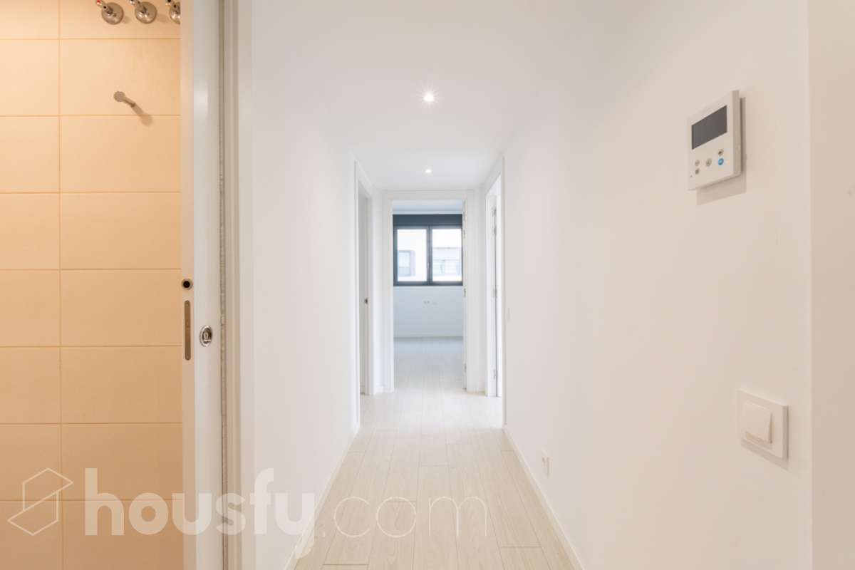 Housfy vende este fantástico piso situado en el Nou Eixample de Mar, una de las zonas más atractivas de Vilanova i la Geltrú, a pocos pasos del mar y del puerto deportivo de la Gran Marina, y con todos los servicios al alcance. Ubicado en una tercera planta de una finca moderna del año 2021 con ascensor, este inmueble destaca por su luminosidad, su distribución esquinera y su agradable terraza con vistas y orientación a la plaza, un espacio ideal para disfrutar del sol y de la tranquilidad sin renunciar a una ubicación céntrica. La vivienda dispone de dos habitaciones y dos baños completos, uno de ellos en suite, ofreciendo comodidad y privacidad. La cocina, abierta al salón-comedor, aporta amplitud y modernidad a la zona de día. Gracias a su distribución esquinera y a su orientación, el piso disfruta de abundante luz natural y muchas horas de sol, creando un ambiente cálido y agradable. Para garantizar el máximo confort durante todo el año, dispone de aire acondicionado y calefacción por conductos. La vivienda incluye una plaza de parking en el mismo edificio, un valor añadido que aporta comodidad y practicidad en el día a día. Su excelente ubicación permite disfrutar de la proximidad a la playa, el puerto deportivo de la Gran Marina, las zonas comerciales, los restaurantes y todos los servicios necesarios, combinando a la perfección la vida urbana con el estilo de vida mediterráneo. Una oportunidad ideal para quienes buscan una vivienda moderna, soleada, con terraza, parking y cerca del mar, tanto para vivir todo el año como para disfrutar de la costa. ¡Ven a descubrir tu próximo hogar en el Nou Eixample de Mar! Aviso legal El precio de venta no incluye gastos de la compraventa como notaría, registro, impuestos, ni tampoco honorarios agencia. Esta publicación no es vinculante. Consulta siempre la nota simple con Housfy antes de formalizar la compraventa. Sobre nosotros Housfy es la plataforma integral de servicios inmobiliarios. Nuestra combinación de expertos y tecnología pone al alcance de todo el mundo servicios cómodos, claros y seguros. AICAT número: 7922. Nos encargamos de la gestión y asesoramiento de la compra. ¡Olvídate de todo! Hacemos los trámites por ti. Y, si además necesitas financiación, ponemos a tu disposición un bróker hipotecario para ayudarte a conseguir las mejores condiciones para tu perfil económico. ¿Quieres visitarla? Contacta con Housfy y agenda tu visita sin compromiso. Más información en: housfy.com En cumplimiento de la Ley 8/2026 en Cataluña, el certificado de presencia o ausencia de amianto se encuentra en proceso de tramitación.-31