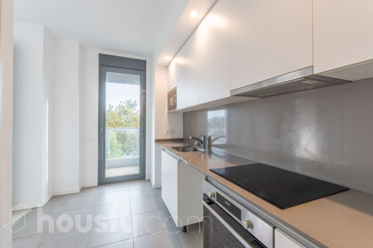 Housfy vende este fantástico piso situado en el Nou Eixample de Mar, una de las zonas más atractivas de Vilanova i la Geltrú, a pocos pasos del mar y del puerto deportivo de la Gran Marina, y con todos los servicios al alcance. Ubicado en una tercera planta de una finca moderna del año 2021 con ascensor, este inmueble destaca por su luminosidad, su distribución esquinera y su agradable terraza con vistas y orientación a la plaza, un espacio ideal para disfrutar del sol y de la tranquilidad sin renunciar a una ubicación céntrica. La vivienda dispone de dos habitaciones y dos baños completos, uno de ellos en suite, ofreciendo comodidad y privacidad. La cocina, abierta al salón-comedor, aporta amplitud y modernidad a la zona de día. Gracias a su distribución esquinera y a su orientación, el piso disfruta de abundante luz natural y muchas horas de sol, creando un ambiente cálido y agradable. Para garantizar el máximo confort durante todo el año, dispone de aire acondicionado y calefacción por conductos. La vivienda incluye una plaza de parking en el mismo edificio, un valor añadido que aporta comodidad y practicidad en el día a día. Su excelente ubicación permite disfrutar de la proximidad a la playa, el puerto deportivo de la Gran Marina, las zonas comerciales, los restaurantes y todos los servicios necesarios, combinando a la perfección la vida urbana con el estilo de vida mediterráneo. Una oportunidad ideal para quienes buscan una vivienda moderna, soleada, con terraza, parking y cerca del mar, tanto para vivir todo el año como para disfrutar de la costa. ¡Ven a descubrir tu próximo hogar en el Nou Eixample de Mar! Aviso legal El precio de venta no incluye gastos de la compraventa como notaría, registro, impuestos, ni tampoco honorarios agencia. Esta publicación no es vinculante. Consulta siempre la nota simple con Housfy antes de formalizar la compraventa. Sobre nosotros Housfy es la plataforma integral de servicios inmobiliarios. Nuestra combinación de expertos y tecnología pone al alcance de todo el mundo servicios cómodos, claros y seguros. AICAT número: 7922. Nos encargamos de la gestión y asesoramiento de la compra. ¡Olvídate de todo! Hacemos los trámites por ti. Y, si además necesitas financiación, ponemos a tu disposición un bróker hipotecario para ayudarte a conseguir las mejores condiciones para tu perfil económico. ¿Quieres visitarla? Contacta con Housfy y agenda tu visita sin compromiso. Más información en: housfy.com En cumplimiento de la Ley 8/2026 en Cataluña, el certificado de presencia o ausencia de amianto se encuentra en proceso de tramitación.-5