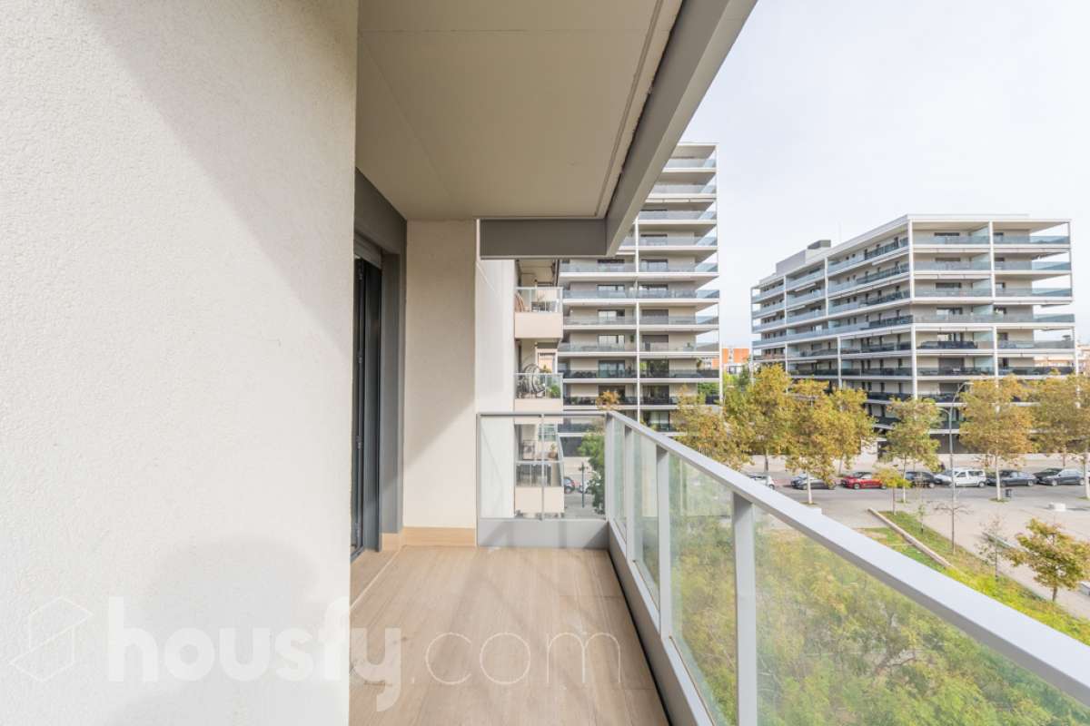 Housfy vende este fantástico piso situado en el Nou Eixample de Mar, una de las zonas más atractivas de Vilanova i la Geltrú, a pocos pasos del mar y del puerto deportivo de la Gran Marina, y con todos los servicios al alcance. Ubicado en una tercera planta de una finca moderna del año 2021 con ascensor, este inmueble destaca por su luminosidad, su distribución esquinera y su agradable terraza con vistas y orientación a la plaza, un espacio ideal para disfrutar del sol y de la tranquilidad sin renunciar a una ubicación céntrica. La vivienda dispone de dos habitaciones y dos baños completos, uno de ellos en suite, ofreciendo comodidad y privacidad. La cocina, abierta al salón-comedor, aporta amplitud y modernidad a la zona de día. Gracias a su distribución esquinera y a su orientación, el piso disfruta de abundante luz natural y muchas horas de sol, creando un ambiente cálido y agradable. Para garantizar el máximo confort durante todo el año, dispone de aire acondicionado y calefacción por conductos. La vivienda incluye una plaza de parking en el mismo edificio, un valor añadido que aporta comodidad y practicidad en el día a día. Su excelente ubicación permite disfrutar de la proximidad a la playa, el puerto deportivo de la Gran Marina, las zonas comerciales, los restaurantes y todos los servicios necesarios, combinando a la perfección la vida urbana con el estilo de vida mediterráneo. Una oportunidad ideal para quienes buscan una vivienda moderna, soleada, con terraza, parking y cerca del mar, tanto para vivir todo el año como para disfrutar de la costa. ¡Ven a descubrir tu próximo hogar en el Nou Eixample de Mar! Aviso legal El precio de venta no incluye gastos de la compraventa como notaría, registro, impuestos, ni tampoco honorarios agencia. Esta publicación no es vinculante. Consulta siempre la nota simple con Housfy antes de formalizar la compraventa. Sobre nosotros Housfy es la plataforma integral de servicios inmobiliarios. Nuestra combinación de expertos y tecnología pone al alcance de todo el mundo servicios cómodos, claros y seguros. AICAT número: 7922. Nos encargamos de la gestión y asesoramiento de la compra. ¡Olvídate de todo! Hacemos los trámites por ti. Y, si además necesitas financiación, ponemos a tu disposición un bróker hipotecario para ayudarte a conseguir las mejores condiciones para tu perfil económico. ¿Quieres visitarla? Contacta con Housfy y agenda tu visita sin compromiso. Más información en: housfy.com En cumplimiento de la Ley 8/2026 en Cataluña, el certificado de presencia o ausencia de amianto se encuentra en proceso de tramitación.-28
