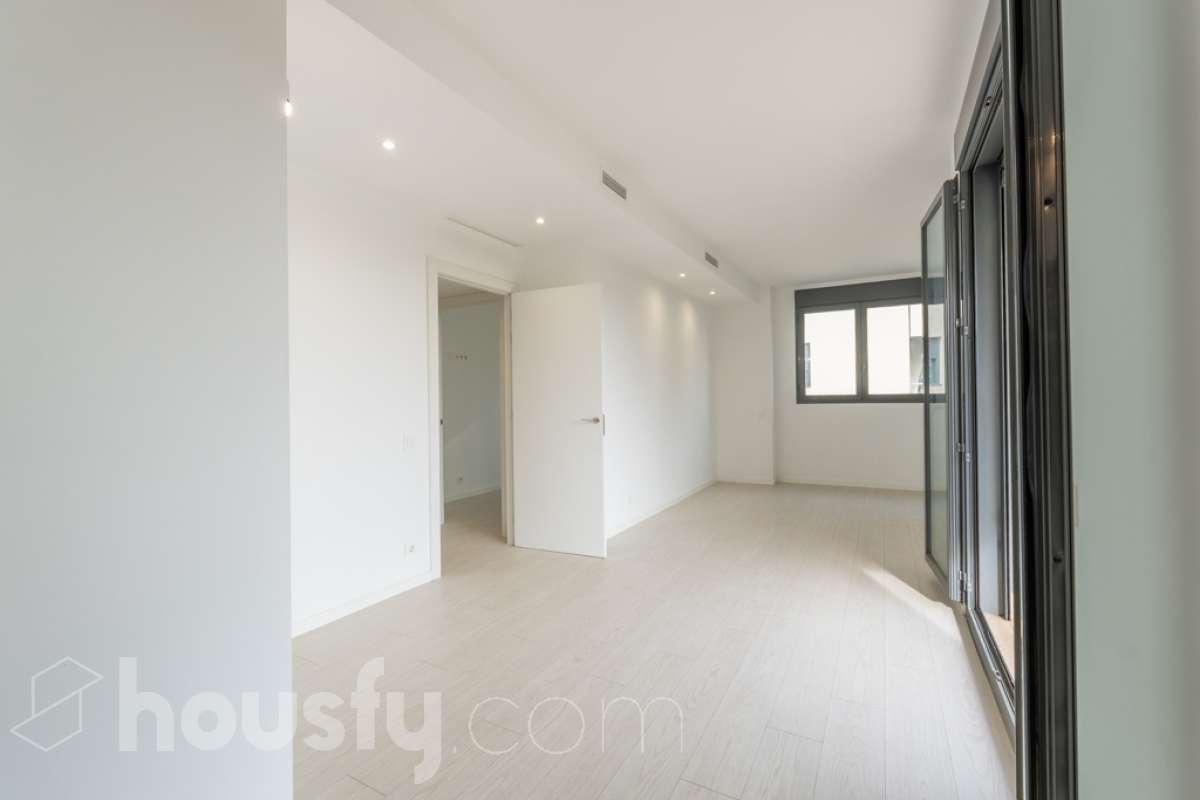 Housfy vende este fantástico piso situado en el Nou Eixample de Mar, una de las zonas más atractivas de Vilanova i la Geltrú, a pocos pasos del mar y del puerto deportivo de la Gran Marina, y con todos los servicios al alcance. Ubicado en una tercera planta de una finca moderna del año 2021 con ascensor, este inmueble destaca por su luminosidad, su distribución esquinera y su agradable terraza con vistas y orientación a la plaza, un espacio ideal para disfrutar del sol y de la tranquilidad sin renunciar a una ubicación céntrica. La vivienda dispone de dos habitaciones y dos baños completos, uno de ellos en suite, ofreciendo comodidad y privacidad. La cocina, abierta al salón-comedor, aporta amplitud y modernidad a la zona de día. Gracias a su distribución esquinera y a su orientación, el piso disfruta de abundante luz natural y muchas horas de sol, creando un ambiente cálido y agradable. Para garantizar el máximo confort durante todo el año, dispone de aire acondicionado y calefacción por conductos. La vivienda incluye una plaza de parking en el mismo edificio, un valor añadido que aporta comodidad y practicidad en el día a día. Su excelente ubicación permite disfrutar de la proximidad a la playa, el puerto deportivo de la Gran Marina, las zonas comerciales, los restaurantes y todos los servicios necesarios, combinando a la perfección la vida urbana con el estilo de vida mediterráneo. Una oportunidad ideal para quienes buscan una vivienda moderna, soleada, con terraza, parking y cerca del mar, tanto para vivir todo el año como para disfrutar de la costa. ¡Ven a descubrir tu próximo hogar en el Nou Eixample de Mar! Aviso legal El precio de venta no incluye gastos de la compraventa como notaría, registro, impuestos, ni tampoco honorarios agencia. Esta publicación no es vinculante. Consulta siempre la nota simple con Housfy antes de formalizar la compraventa. Sobre nosotros Housfy es la plataforma integral de servicios inmobiliarios. Nuestra combinación de expertos y tecnología pone al alcance de todo el mundo servicios cómodos, claros y seguros. AICAT número: 7922. Nos encargamos de la gestión y asesoramiento de la compra. ¡Olvídate de todo! Hacemos los trámites por ti. Y, si además necesitas financiación, ponemos a tu disposición un bróker hipotecario para ayudarte a conseguir las mejores condiciones para tu perfil económico. ¿Quieres visitarla? Contacta con Housfy y agenda tu visita sin compromiso. Más información en: housfy.com En cumplimiento de la Ley 8/2026 en Cataluña, el certificado de presencia o ausencia de amianto se encuentra en proceso de tramitación.-12