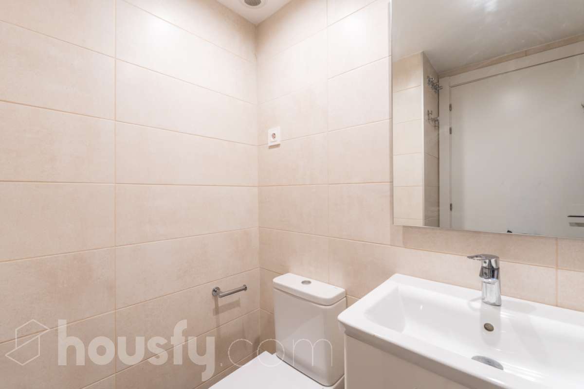 Housfy vende este fantástico piso situado en el Nou Eixample de Mar, una de las zonas más atractivas de Vilanova i la Geltrú, a pocos pasos del mar y del puerto deportivo de la Gran Marina, y con todos los servicios al alcance. Ubicado en una tercera planta de una finca moderna del año 2021 con ascensor, este inmueble destaca por su luminosidad, su distribución esquinera y su agradable terraza con vistas y orientación a la plaza, un espacio ideal para disfrutar del sol y de la tranquilidad sin renunciar a una ubicación céntrica. La vivienda dispone de dos habitaciones y dos baños completos, uno de ellos en suite, ofreciendo comodidad y privacidad. La cocina, abierta al salón-comedor, aporta amplitud y modernidad a la zona de día. Gracias a su distribución esquinera y a su orientación, el piso disfruta de abundante luz natural y muchas horas de sol, creando un ambiente cálido y agradable. Para garantizar el máximo confort durante todo el año, dispone de aire acondicionado y calefacción por conductos. La vivienda incluye una plaza de parking en el mismo edificio, un valor añadido que aporta comodidad y practicidad en el día a día. Su excelente ubicación permite disfrutar de la proximidad a la playa, el puerto deportivo de la Gran Marina, las zonas comerciales, los restaurantes y todos los servicios necesarios, combinando a la perfección la vida urbana con el estilo de vida mediterráneo. Una oportunidad ideal para quienes buscan una vivienda moderna, soleada, con terraza, parking y cerca del mar, tanto para vivir todo el año como para disfrutar de la costa. ¡Ven a descubrir tu próximo hogar en el Nou Eixample de Mar! Aviso legal El precio de venta no incluye gastos de la compraventa como notaría, registro, impuestos, ni tampoco honorarios agencia. Esta publicación no es vinculante. Consulta siempre la nota simple con Housfy antes de formalizar la compraventa. Sobre nosotros Housfy es la plataforma integral de servicios inmobiliarios. Nuestra combinación de expertos y tecnología pone al alcance de todo el mundo servicios cómodos, claros y seguros. AICAT número: 7922. Nos encargamos de la gestión y asesoramiento de la compra. ¡Olvídate de todo! Hacemos los trámites por ti. Y, si además necesitas financiación, ponemos a tu disposición un bróker hipotecario para ayudarte a conseguir las mejores condiciones para tu perfil económico. ¿Quieres visitarla? Contacta con Housfy y agenda tu visita sin compromiso. Más información en: housfy.com En cumplimiento de la Ley 8/2026 en Cataluña, el certificado de presencia o ausencia de amianto se encuentra en proceso de tramitación.-24