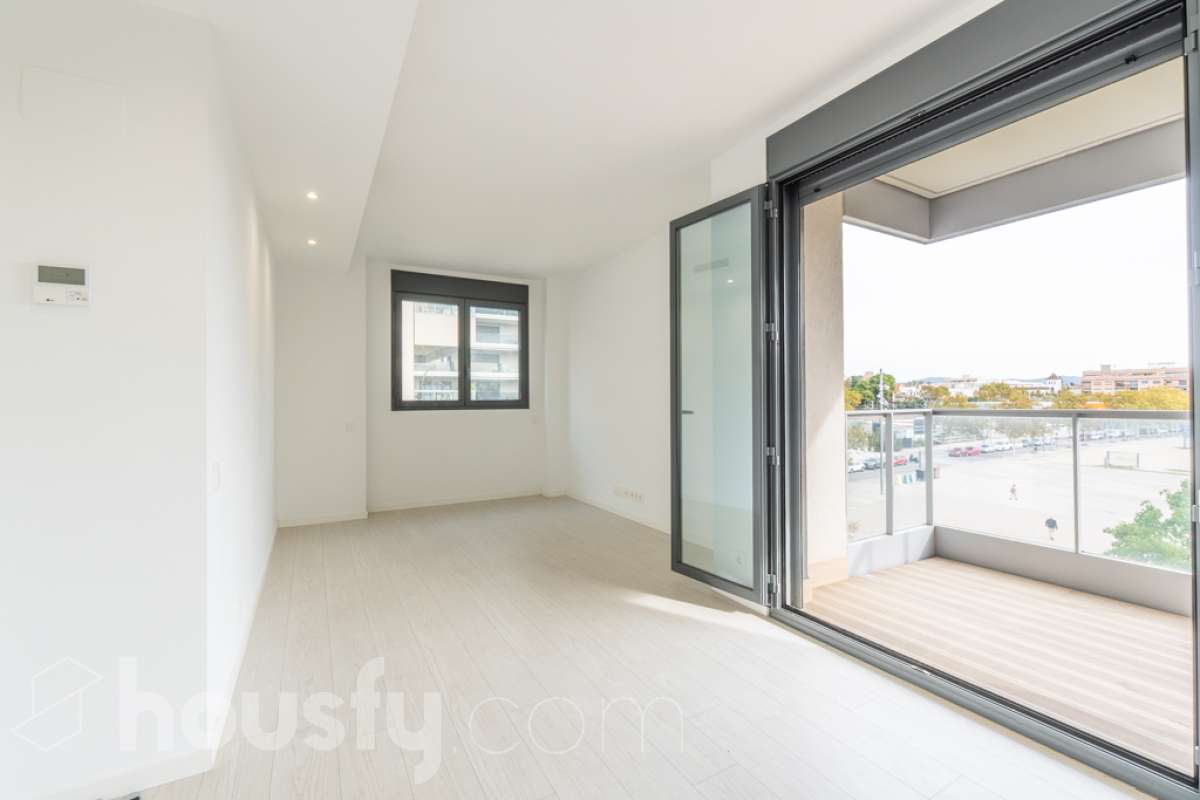 Housfy vende este fantástico piso situado en el Nou Eixample de Mar, una de las zonas más atractivas de Vilanova i la Geltrú, a pocos pasos del mar y del puerto deportivo de la Gran Marina, y con todos los servicios al alcance. Ubicado en una tercera planta de una finca moderna del año 2021 con ascensor, este inmueble destaca por su luminosidad, su distribución esquinera y su agradable terraza con vistas y orientación a la plaza, un espacio ideal para disfrutar del sol y de la tranquilidad sin renunciar a una ubicación céntrica. La vivienda dispone de dos habitaciones y dos baños completos, uno de ellos en suite, ofreciendo comodidad y privacidad. La cocina, abierta al salón-comedor, aporta amplitud y modernidad a la zona de día. Gracias a su distribución esquinera y a su orientación, el piso disfruta de abundante luz natural y muchas horas de sol, creando un ambiente cálido y agradable. Para garantizar el máximo confort durante todo el año, dispone de aire acondicionado y calefacción por conductos. La vivienda incluye una plaza de parking en el mismo edificio, un valor añadido que aporta comodidad y practicidad en el día a día. Su excelente ubicación permite disfrutar de la proximidad a la playa, el puerto deportivo de la Gran Marina, las zonas comerciales, los restaurantes y todos los servicios necesarios, combinando a la perfección la vida urbana con el estilo de vida mediterráneo. Una oportunidad ideal para quienes buscan una vivienda moderna, soleada, con terraza, parking y cerca del mar, tanto para vivir todo el año como para disfrutar de la costa. ¡Ven a descubrir tu próximo hogar en el Nou Eixample de Mar! Aviso legal El precio de venta no incluye gastos de la compraventa como notaría, registro, impuestos, ni tampoco honorarios agencia. Esta publicación no es vinculante. Consulta siempre la nota simple con Housfy antes de formalizar la compraventa. Sobre nosotros Housfy es la plataforma integral de servicios inmobiliarios. Nuestra combinación de expertos y tecnología pone al alcance de todo el mundo servicios cómodos, claros y seguros. AICAT número: 7922. Nos encargamos de la gestión y asesoramiento de la compra. ¡Olvídate de todo! Hacemos los trámites por ti. Y, si además necesitas financiación, ponemos a tu disposición un bróker hipotecario para ayudarte a conseguir las mejores condiciones para tu perfil económico. ¿Quieres visitarla? Contacta con Housfy y agenda tu visita sin compromiso. Más información en: housfy.com En cumplimiento de la Ley 8/2026 en Cataluña, el certificado de presencia o ausencia de amianto se encuentra en proceso de tramitación.-9