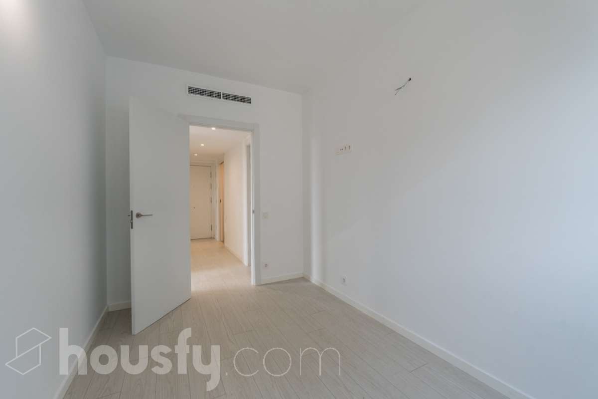 Housfy vende este fantástico piso situado en el Nou Eixample de Mar, una de las zonas más atractivas de Vilanova i la Geltrú, a pocos pasos del mar y del puerto deportivo de la Gran Marina, y con todos los servicios al alcance. Ubicado en una tercera planta de una finca moderna del año 2021 con ascensor, este inmueble destaca por su luminosidad, su distribución esquinera y su agradable terraza con vistas y orientación a la plaza, un espacio ideal para disfrutar del sol y de la tranquilidad sin renunciar a una ubicación céntrica. La vivienda dispone de dos habitaciones y dos baños completos, uno de ellos en suite, ofreciendo comodidad y privacidad. La cocina, abierta al salón-comedor, aporta amplitud y modernidad a la zona de día. Gracias a su distribución esquinera y a su orientación, el piso disfruta de abundante luz natural y muchas horas de sol, creando un ambiente cálido y agradable. Para garantizar el máximo confort durante todo el año, dispone de aire acondicionado y calefacción por conductos. La vivienda incluye una plaza de parking en el mismo edificio, un valor añadido que aporta comodidad y practicidad en el día a día. Su excelente ubicación permite disfrutar de la proximidad a la playa, el puerto deportivo de la Gran Marina, las zonas comerciales, los restaurantes y todos los servicios necesarios, combinando a la perfección la vida urbana con el estilo de vida mediterráneo. Una oportunidad ideal para quienes buscan una vivienda moderna, soleada, con terraza, parking y cerca del mar, tanto para vivir todo el año como para disfrutar de la costa. ¡Ven a descubrir tu próximo hogar en el Nou Eixample de Mar! Aviso legal El precio de venta no incluye gastos de la compraventa como notaría, registro, impuestos, ni tampoco honorarios agencia. Esta publicación no es vinculante. Consulta siempre la nota simple con Housfy antes de formalizar la compraventa. Sobre nosotros Housfy es la plataforma integral de servicios inmobiliarios. Nuestra combinación de expertos y tecnología pone al alcance de todo el mundo servicios cómodos, claros y seguros. AICAT número: 7922. Nos encargamos de la gestión y asesoramiento de la compra. ¡Olvídate de todo! Hacemos los trámites por ti. Y, si además necesitas financiación, ponemos a tu disposición un bróker hipotecario para ayudarte a conseguir las mejores condiciones para tu perfil económico. ¿Quieres visitarla? Contacta con Housfy y agenda tu visita sin compromiso. Más información en: housfy.com En cumplimiento de la Ley 8/2026 en Cataluña, el certificado de presencia o ausencia de amianto se encuentra en proceso de tramitación.-14