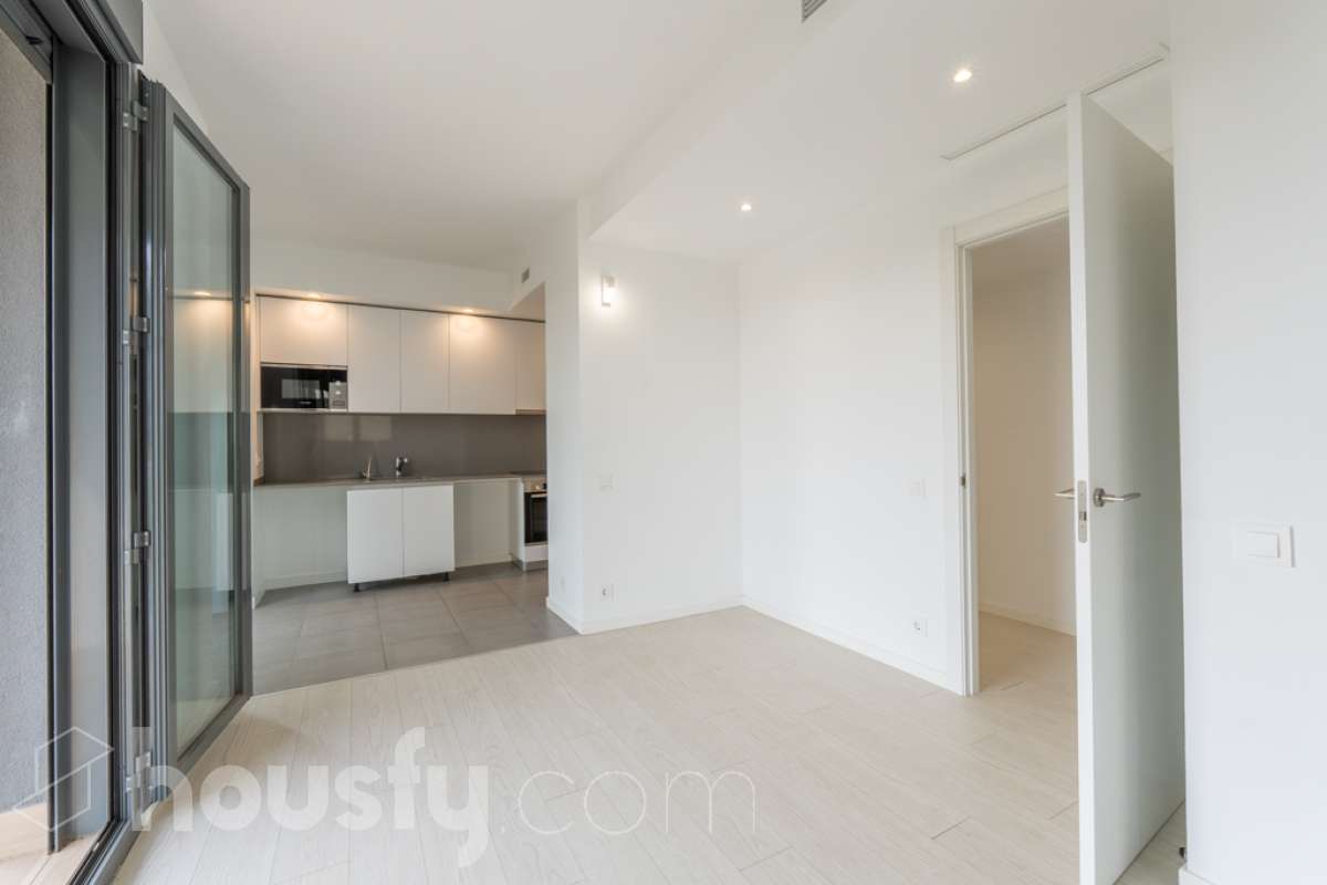 Housfy vende este fantástico piso situado en el Nou Eixample de Mar, una de las zonas más atractivas de Vilanova i la Geltrú, a pocos pasos del mar y del puerto deportivo de la Gran Marina, y con todos los servicios al alcance. Ubicado en una tercera planta de una finca moderna del año 2021 con ascensor, este inmueble destaca por su luminosidad, su distribución esquinera y su agradable terraza con vistas y orientación a la plaza, un espacio ideal para disfrutar del sol y de la tranquilidad sin renunciar a una ubicación céntrica. La vivienda dispone de dos habitaciones y dos baños completos, uno de ellos en suite, ofreciendo comodidad y privacidad. La cocina, abierta al salón-comedor, aporta amplitud y modernidad a la zona de día. Gracias a su distribución esquinera y a su orientación, el piso disfruta de abundante luz natural y muchas horas de sol, creando un ambiente cálido y agradable. Para garantizar el máximo confort durante todo el año, dispone de aire acondicionado y calefacción por conductos. La vivienda incluye una plaza de parking en el mismo edificio, un valor añadido que aporta comodidad y practicidad en el día a día. Su excelente ubicación permite disfrutar de la proximidad a la playa, el puerto deportivo de la Gran Marina, las zonas comerciales, los restaurantes y todos los servicios necesarios, combinando a la perfección la vida urbana con el estilo de vida mediterráneo. Una oportunidad ideal para quienes buscan una vivienda moderna, soleada, con terraza, parking y cerca del mar, tanto para vivir todo el año como para disfrutar de la costa. ¡Ven a descubrir tu próximo hogar en el Nou Eixample de Mar! Aviso legal El precio de venta no incluye gastos de la compraventa como notaría, registro, impuestos, ni tampoco honorarios agencia. Esta publicación no es vinculante. Consulta siempre la nota simple con Housfy antes de formalizar la compraventa. Sobre nosotros Housfy es la plataforma integral de servicios inmobiliarios. Nuestra combinación de expertos y tecnología pone al alcance de todo el mundo servicios cómodos, claros y seguros. AICAT número: 7922. Nos encargamos de la gestión y asesoramiento de la compra. ¡Olvídate de todo! Hacemos los trámites por ti. Y, si además necesitas financiación, ponemos a tu disposición un bróker hipotecario para ayudarte a conseguir las mejores condiciones para tu perfil económico. ¿Quieres visitarla? Contacta con Housfy y agenda tu visita sin compromiso. Más información en: housfy.com En cumplimiento de la Ley 8/2026 en Cataluña, el certificado de presencia o ausencia de amianto se encuentra en proceso de tramitación.-2