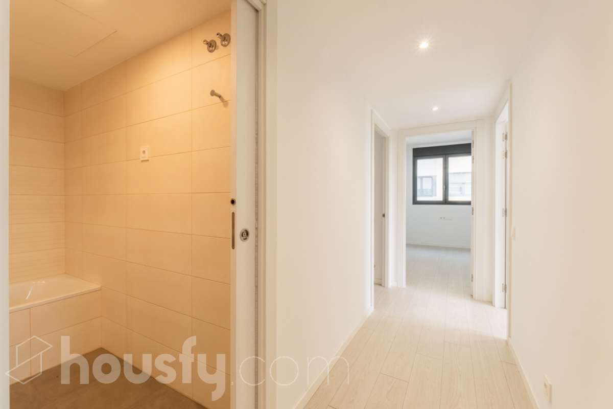 Housfy vende este fantástico piso situado en el Nou Eixample de Mar, una de las zonas más atractivas de Vilanova i la Geltrú, a pocos pasos del mar y del puerto deportivo de la Gran Marina, y con todos los servicios al alcance. Ubicado en una tercera planta de una finca moderna del año 2021 con ascensor, este inmueble destaca por su luminosidad, su distribución esquinera y su agradable terraza con vistas y orientación a la plaza, un espacio ideal para disfrutar del sol y de la tranquilidad sin renunciar a una ubicación céntrica. La vivienda dispone de dos habitaciones y dos baños completos, uno de ellos en suite, ofreciendo comodidad y privacidad. La cocina, abierta al salón-comedor, aporta amplitud y modernidad a la zona de día. Gracias a su distribución esquinera y a su orientación, el piso disfruta de abundante luz natural y muchas horas de sol, creando un ambiente cálido y agradable. Para garantizar el máximo confort durante todo el año, dispone de aire acondicionado y calefacción por conductos. La vivienda incluye una plaza de parking en el mismo edificio, un valor añadido que aporta comodidad y practicidad en el día a día. Su excelente ubicación permite disfrutar de la proximidad a la playa, el puerto deportivo de la Gran Marina, las zonas comerciales, los restaurantes y todos los servicios necesarios, combinando a la perfección la vida urbana con el estilo de vida mediterráneo. Una oportunidad ideal para quienes buscan una vivienda moderna, soleada, con terraza, parking y cerca del mar, tanto para vivir todo el año como para disfrutar de la costa. ¡Ven a descubrir tu próximo hogar en el Nou Eixample de Mar! Aviso legal El precio de venta no incluye gastos de la compraventa como notaría, registro, impuestos, ni tampoco honorarios agencia. Esta publicación no es vinculante. Consulta siempre la nota simple con Housfy antes de formalizar la compraventa. Sobre nosotros Housfy es la plataforma integral de servicios inmobiliarios. Nuestra combinación de expertos y tecnología pone al alcance de todo el mundo servicios cómodos, claros y seguros. AICAT número: 7922. Nos encargamos de la gestión y asesoramiento de la compra. ¡Olvídate de todo! Hacemos los trámites por ti. Y, si además necesitas financiación, ponemos a tu disposición un bróker hipotecario para ayudarte a conseguir las mejores condiciones para tu perfil económico. ¿Quieres visitarla? Contacta con Housfy y agenda tu visita sin compromiso. Más información en: housfy.com En cumplimiento de la Ley 8/2026 en Cataluña, el certificado de presencia o ausencia de amianto se encuentra en proceso de tramitación.-22