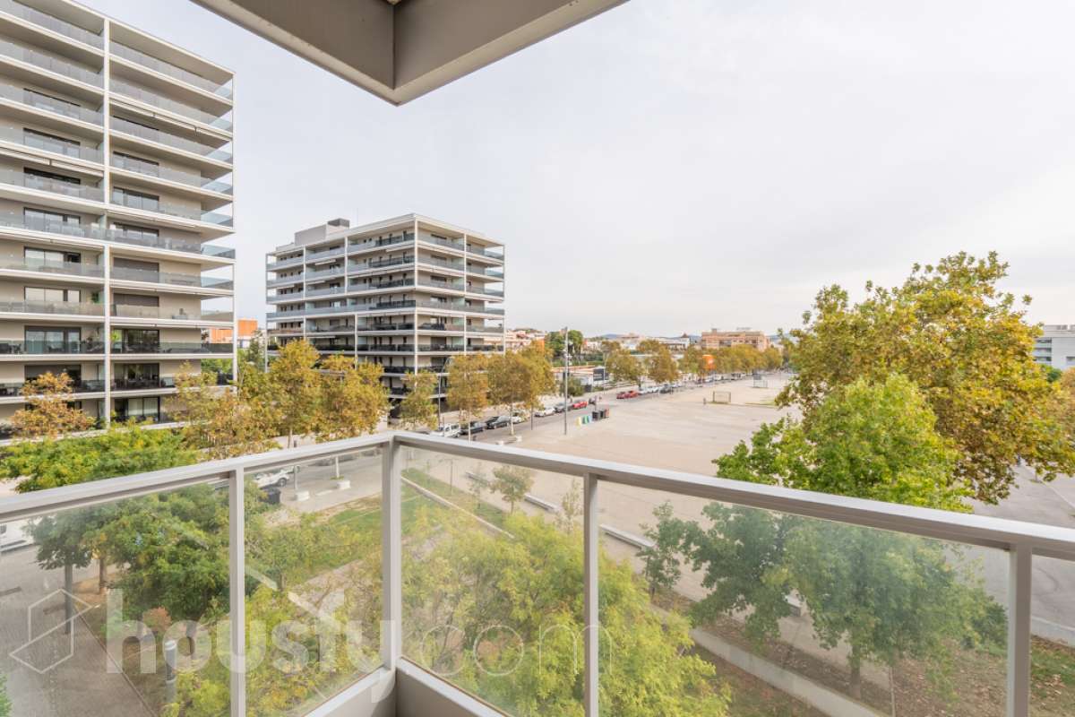 Housfy vende este fantástico piso situado en el Nou Eixample de Mar, una de las zonas más atractivas de Vilanova i la Geltrú, a pocos pasos del mar y del puerto deportivo de la Gran Marina, y con todos los servicios al alcance. Ubicado en una tercera planta de una finca moderna del año 2021 con ascensor, este inmueble destaca por su luminosidad, su distribución esquinera y su agradable terraza con vistas y orientación a la plaza, un espacio ideal para disfrutar del sol y de la tranquilidad sin renunciar a una ubicación céntrica. La vivienda dispone de dos habitaciones y dos baños completos, uno de ellos en suite, ofreciendo comodidad y privacidad. La cocina, abierta al salón-comedor, aporta amplitud y modernidad a la zona de día. Gracias a su distribución esquinera y a su orientación, el piso disfruta de abundante luz natural y muchas horas de sol, creando un ambiente cálido y agradable. Para garantizar el máximo confort durante todo el año, dispone de aire acondicionado y calefacción por conductos. La vivienda incluye una plaza de parking en el mismo edificio, un valor añadido que aporta comodidad y practicidad en el día a día. Su excelente ubicación permite disfrutar de la proximidad a la playa, el puerto deportivo de la Gran Marina, las zonas comerciales, los restaurantes y todos los servicios necesarios, combinando a la perfección la vida urbana con el estilo de vida mediterráneo. Una oportunidad ideal para quienes buscan una vivienda moderna, soleada, con terraza, parking y cerca del mar, tanto para vivir todo el año como para disfrutar de la costa. ¡Ven a descubrir tu próximo hogar en el Nou Eixample de Mar! Aviso legal El precio de venta no incluye gastos de la compraventa como notaría, registro, impuestos, ni tampoco honorarios agencia. Esta publicación no es vinculante. Consulta siempre la nota simple con Housfy antes de formalizar la compraventa. Sobre nosotros Housfy es la plataforma integral de servicios inmobiliarios. Nuestra combinación de expertos y tecnología pone al alcance de todo el mundo servicios cómodos, claros y seguros. AICAT número: 7922. Nos encargamos de la gestión y asesoramiento de la compra. ¡Olvídate de todo! Hacemos los trámites por ti. Y, si además necesitas financiación, ponemos a tu disposición un bróker hipotecario para ayudarte a conseguir las mejores condiciones para tu perfil económico. ¿Quieres visitarla? Contacta con Housfy y agenda tu visita sin compromiso. Más información en: housfy.com En cumplimiento de la Ley 8/2026 en Cataluña, el certificado de presencia o ausencia de amianto se encuentra en proceso de tramitación.-27