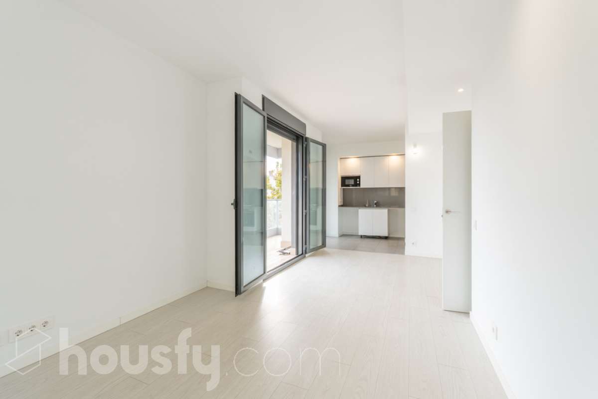 Housfy vende este fantástico piso situado en el Nou Eixample de Mar, una de las zonas más atractivas de Vilanova i la Geltrú, a pocos pasos del mar y del puerto deportivo de la Gran Marina, y con todos los servicios al alcance. Ubicado en una tercera planta de una finca moderna del año 2021 con ascensor, este inmueble destaca por su luminosidad, su distribución esquinera y su agradable terraza con vistas y orientación a la plaza, un espacio ideal para disfrutar del sol y de la tranquilidad sin renunciar a una ubicación céntrica. La vivienda dispone de dos habitaciones y dos baños completos, uno de ellos en suite, ofreciendo comodidad y privacidad. La cocina, abierta al salón-comedor, aporta amplitud y modernidad a la zona de día. Gracias a su distribución esquinera y a su orientación, el piso disfruta de abundante luz natural y muchas horas de sol, creando un ambiente cálido y agradable. Para garantizar el máximo confort durante todo el año, dispone de aire acondicionado y calefacción por conductos. La vivienda incluye una plaza de parking en el mismo edificio, un valor añadido que aporta comodidad y practicidad en el día a día. Su excelente ubicación permite disfrutar de la proximidad a la playa, el puerto deportivo de la Gran Marina, las zonas comerciales, los restaurantes y todos los servicios necesarios, combinando a la perfección la vida urbana con el estilo de vida mediterráneo. Una oportunidad ideal para quienes buscan una vivienda moderna, soleada, con terraza, parking y cerca del mar, tanto para vivir todo el año como para disfrutar de la costa. ¡Ven a descubrir tu próximo hogar en el Nou Eixample de Mar! Aviso legal El precio de venta no incluye gastos de la compraventa como notaría, registro, impuestos, ni tampoco honorarios agencia. Esta publicación no es vinculante. Consulta siempre la nota simple con Housfy antes de formalizar la compraventa. Sobre nosotros Housfy es la plataforma integral de servicios inmobiliarios. Nuestra combinación de expertos y tecnología pone al alcance de todo el mundo servicios cómodos, claros y seguros. AICAT número: 7922. Nos encargamos de la gestión y asesoramiento de la compra. ¡Olvídate de todo! Hacemos los trámites por ti. Y, si además necesitas financiación, ponemos a tu disposición un bróker hipotecario para ayudarte a conseguir las mejores condiciones para tu perfil económico. ¿Quieres visitarla? Contacta con Housfy y agenda tu visita sin compromiso. Más información en: housfy.com En cumplimiento de la Ley 8/2026 en Cataluña, el certificado de presencia o ausencia de amianto se encuentra en proceso de tramitación.-11
