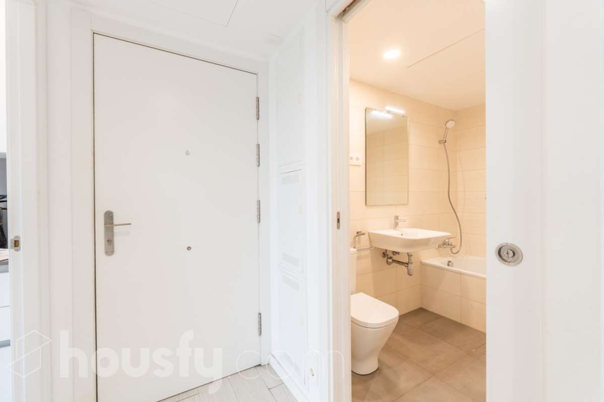 Housfy vende este fantástico piso situado en el Nou Eixample de Mar, una de las zonas más atractivas de Vilanova i la Geltrú, a pocos pasos del mar y del puerto deportivo de la Gran Marina, y con todos los servicios al alcance. Ubicado en una tercera planta de una finca moderna del año 2021 con ascensor, este inmueble destaca por su luminosidad, su distribución esquinera y su agradable terraza con vistas y orientación a la plaza, un espacio ideal para disfrutar del sol y de la tranquilidad sin renunciar a una ubicación céntrica. La vivienda dispone de dos habitaciones y dos baños completos, uno de ellos en suite, ofreciendo comodidad y privacidad. La cocina, abierta al salón-comedor, aporta amplitud y modernidad a la zona de día. Gracias a su distribución esquinera y a su orientación, el piso disfruta de abundante luz natural y muchas horas de sol, creando un ambiente cálido y agradable. Para garantizar el máximo confort durante todo el año, dispone de aire acondicionado y calefacción por conductos. La vivienda incluye una plaza de parking en el mismo edificio, un valor añadido que aporta comodidad y practicidad en el día a día. Su excelente ubicación permite disfrutar de la proximidad a la playa, el puerto deportivo de la Gran Marina, las zonas comerciales, los restaurantes y todos los servicios necesarios, combinando a la perfección la vida urbana con el estilo de vida mediterráneo. Una oportunidad ideal para quienes buscan una vivienda moderna, soleada, con terraza, parking y cerca del mar, tanto para vivir todo el año como para disfrutar de la costa. ¡Ven a descubrir tu próximo hogar en el Nou Eixample de Mar! Aviso legal El precio de venta no incluye gastos de la compraventa como notaría, registro, impuestos, ni tampoco honorarios agencia. Esta publicación no es vinculante. Consulta siempre la nota simple con Housfy antes de formalizar la compraventa. Sobre nosotros Housfy es la plataforma integral de servicios inmobiliarios. Nuestra combinación de expertos y tecnología pone al alcance de todo el mundo servicios cómodos, claros y seguros. AICAT número: 7922. Nos encargamos de la gestión y asesoramiento de la compra. ¡Olvídate de todo! Hacemos los trámites por ti. Y, si además necesitas financiación, ponemos a tu disposición un bróker hipotecario para ayudarte a conseguir las mejores condiciones para tu perfil económico. ¿Quieres visitarla? Contacta con Housfy y agenda tu visita sin compromiso. Más información en: housfy.com En cumplimiento de la Ley 8/2026 en Cataluña, el certificado de presencia o ausencia de amianto se encuentra en proceso de tramitación.-21
