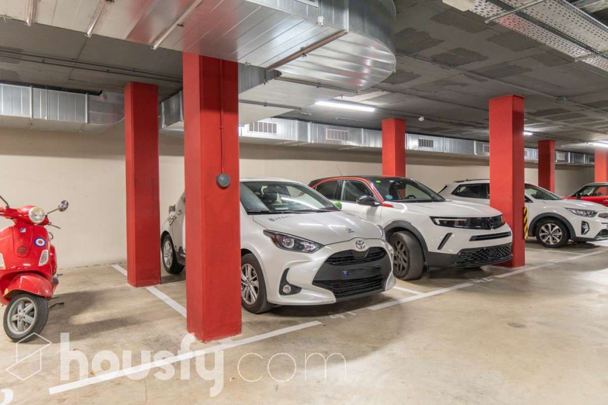 Housfy vende este fantástico piso situado en el Nou Eixample de Mar, una de las zonas más atractivas de Vilanova i la Geltrú, a pocos pasos del mar y del puerto deportivo de la Gran Marina, y con todos los servicios al alcance. Ubicado en una tercera planta de una finca moderna del año 2021 con ascensor, este inmueble destaca por su luminosidad, su distribución esquinera y su agradable terraza con vistas y orientación a la plaza, un espacio ideal para disfrutar del sol y de la tranquilidad sin renunciar a una ubicación céntrica. La vivienda dispone de dos habitaciones y dos baños completos, uno de ellos en suite, ofreciendo comodidad y privacidad. La cocina, abierta al salón-comedor, aporta amplitud y modernidad a la zona de día. Gracias a su distribución esquinera y a su orientación, el piso disfruta de abundante luz natural y muchas horas de sol, creando un ambiente cálido y agradable. Para garantizar el máximo confort durante todo el año, dispone de aire acondicionado y calefacción por conductos. La vivienda incluye una plaza de parking en el mismo edificio, un valor añadido que aporta comodidad y practicidad en el día a día. Su excelente ubicación permite disfrutar de la proximidad a la playa, el puerto deportivo de la Gran Marina, las zonas comerciales, los restaurantes y todos los servicios necesarios, combinando a la perfección la vida urbana con el estilo de vida mediterráneo. Una oportunidad ideal para quienes buscan una vivienda moderna, soleada, con terraza, parking y cerca del mar, tanto para vivir todo el año como para disfrutar de la costa. ¡Ven a descubrir tu próximo hogar en el Nou Eixample de Mar! Aviso legal El precio de venta no incluye gastos de la compraventa como notaría, registro, impuestos, ni tampoco honorarios agencia. Esta publicación no es vinculante. Consulta siempre la nota simple con Housfy antes de formalizar la compraventa. Sobre nosotros Housfy es la plataforma integral de servicios inmobiliarios. Nuestra combinación de expertos y tecnología pone al alcance de todo el mundo servicios cómodos, claros y seguros. AICAT número: 7922. Nos encargamos de la gestión y asesoramiento de la compra. ¡Olvídate de todo! Hacemos los trámites por ti. Y, si además necesitas financiación, ponemos a tu disposición un bróker hipotecario para ayudarte a conseguir las mejores condiciones para tu perfil económico. ¿Quieres visitarla? Contacta con Housfy y agenda tu visita sin compromiso. Más información en: housfy.com En cumplimiento de la Ley 8/2026 en Cataluña, el certificado de presencia o ausencia de amianto se encuentra en proceso de tramitación.-34