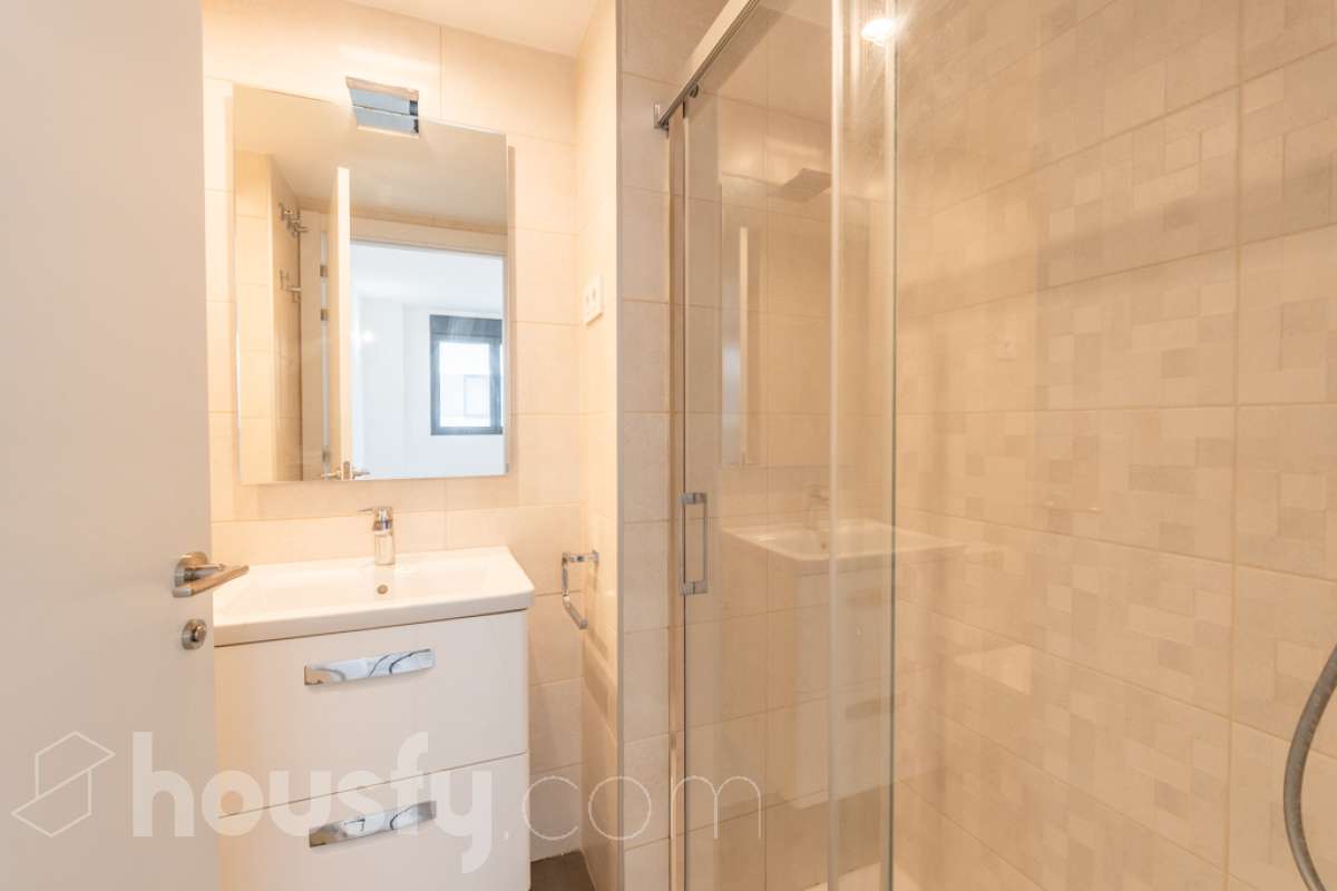 Housfy vende este fantástico piso situado en el Nou Eixample de Mar, una de las zonas más atractivas de Vilanova i la Geltrú, a pocos pasos del mar y del puerto deportivo de la Gran Marina, y con todos los servicios al alcance. Ubicado en una tercera planta de una finca moderna del año 2021 con ascensor, este inmueble destaca por su luminosidad, su distribución esquinera y su agradable terraza con vistas y orientación a la plaza, un espacio ideal para disfrutar del sol y de la tranquilidad sin renunciar a una ubicación céntrica. La vivienda dispone de dos habitaciones y dos baños completos, uno de ellos en suite, ofreciendo comodidad y privacidad. La cocina, abierta al salón-comedor, aporta amplitud y modernidad a la zona de día. Gracias a su distribución esquinera y a su orientación, el piso disfruta de abundante luz natural y muchas horas de sol, creando un ambiente cálido y agradable. Para garantizar el máximo confort durante todo el año, dispone de aire acondicionado y calefacción por conductos. La vivienda incluye una plaza de parking en el mismo edificio, un valor añadido que aporta comodidad y practicidad en el día a día. Su excelente ubicación permite disfrutar de la proximidad a la playa, el puerto deportivo de la Gran Marina, las zonas comerciales, los restaurantes y todos los servicios necesarios, combinando a la perfección la vida urbana con el estilo de vida mediterráneo. Una oportunidad ideal para quienes buscan una vivienda moderna, soleada, con terraza, parking y cerca del mar, tanto para vivir todo el año como para disfrutar de la costa. ¡Ven a descubrir tu próximo hogar en el Nou Eixample de Mar! Aviso legal El precio de venta no incluye gastos de la compraventa como notaría, registro, impuestos, ni tampoco honorarios agencia. Esta publicación no es vinculante. Consulta siempre la nota simple con Housfy antes de formalizar la compraventa. Sobre nosotros Housfy es la plataforma integral de servicios inmobiliarios. Nuestra combinación de expertos y tecnología pone al alcance de todo el mundo servicios cómodos, claros y seguros. AICAT número: 7922. Nos encargamos de la gestión y asesoramiento de la compra. ¡Olvídate de todo! Hacemos los trámites por ti. Y, si además necesitas financiación, ponemos a tu disposición un bróker hipotecario para ayudarte a conseguir las mejores condiciones para tu perfil económico. ¿Quieres visitarla? Contacta con Housfy y agenda tu visita sin compromiso. Más información en: housfy.com En cumplimiento de la Ley 8/2026 en Cataluña, el certificado de presencia o ausencia de amianto se encuentra en proceso de tramitación.-18