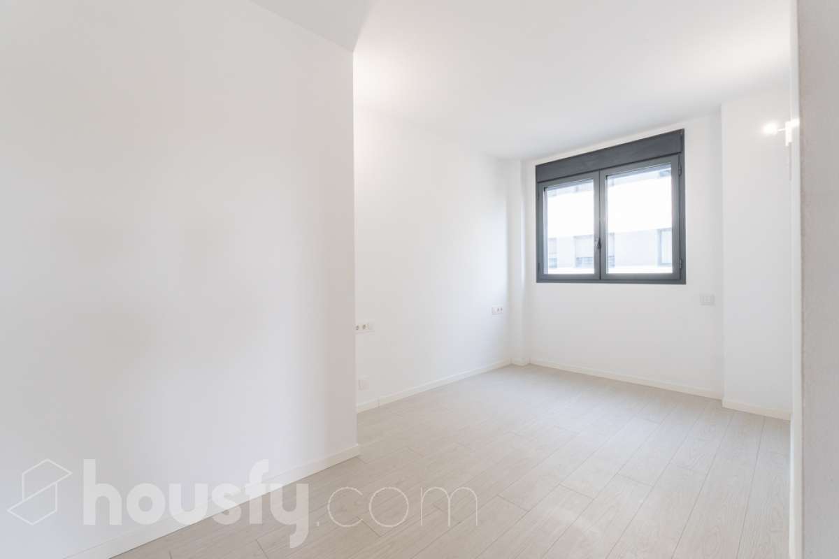 Housfy vende este fantástico piso situado en el Nou Eixample de Mar, una de las zonas más atractivas de Vilanova i la Geltrú, a pocos pasos del mar y del puerto deportivo de la Gran Marina, y con todos los servicios al alcance. Ubicado en una tercera planta de una finca moderna del año 2021 con ascensor, este inmueble destaca por su luminosidad, su distribución esquinera y su agradable terraza con vistas y orientación a la plaza, un espacio ideal para disfrutar del sol y de la tranquilidad sin renunciar a una ubicación céntrica. La vivienda dispone de dos habitaciones y dos baños completos, uno de ellos en suite, ofreciendo comodidad y privacidad. La cocina, abierta al salón-comedor, aporta amplitud y modernidad a la zona de día. Gracias a su distribución esquinera y a su orientación, el piso disfruta de abundante luz natural y muchas horas de sol, creando un ambiente cálido y agradable. Para garantizar el máximo confort durante todo el año, dispone de aire acondicionado y calefacción por conductos. La vivienda incluye una plaza de parking en el mismo edificio, un valor añadido que aporta comodidad y practicidad en el día a día. Su excelente ubicación permite disfrutar de la proximidad a la playa, el puerto deportivo de la Gran Marina, las zonas comerciales, los restaurantes y todos los servicios necesarios, combinando a la perfección la vida urbana con el estilo de vida mediterráneo. Una oportunidad ideal para quienes buscan una vivienda moderna, soleada, con terraza, parking y cerca del mar, tanto para vivir todo el año como para disfrutar de la costa. ¡Ven a descubrir tu próximo hogar en el Nou Eixample de Mar! Aviso legal El precio de venta no incluye gastos de la compraventa como notaría, registro, impuestos, ni tampoco honorarios agencia. Esta publicación no es vinculante. Consulta siempre la nota simple con Housfy antes de formalizar la compraventa. Sobre nosotros Housfy es la plataforma integral de servicios inmobiliarios. Nuestra combinación de expertos y tecnología pone al alcance de todo el mundo servicios cómodos, claros y seguros. AICAT número: 7922. Nos encargamos de la gestión y asesoramiento de la compra. ¡Olvídate de todo! Hacemos los trámites por ti. Y, si además necesitas financiación, ponemos a tu disposición un bróker hipotecario para ayudarte a conseguir las mejores condiciones para tu perfil económico. ¿Quieres visitarla? Contacta con Housfy y agenda tu visita sin compromiso. Más información en: housfy.com En cumplimiento de la Ley 8/2026 en Cataluña, el certificado de presencia o ausencia de amianto se encuentra en proceso de tramitación.-15