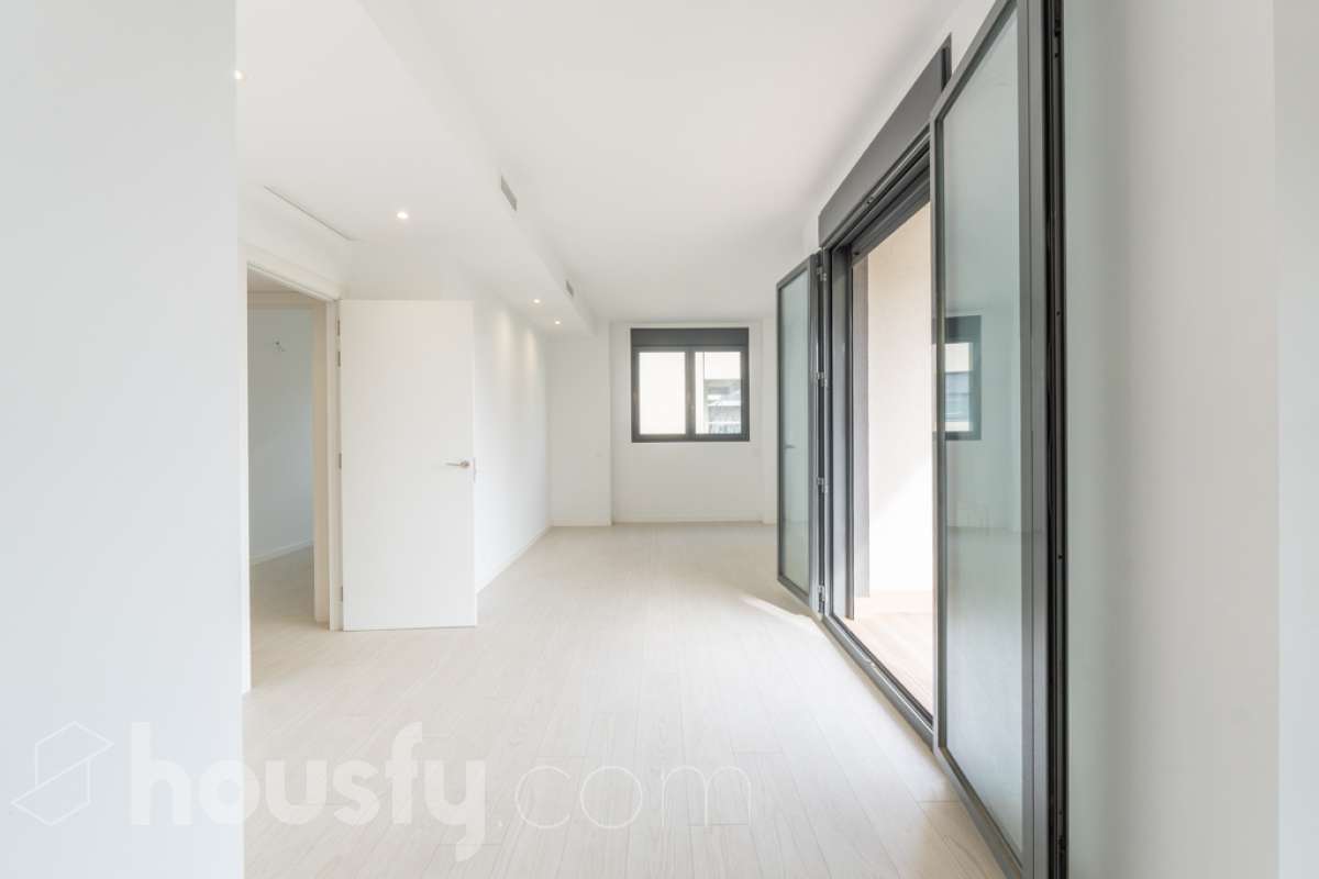 Housfy vende este fantástico piso situado en el Nou Eixample de Mar, una de las zonas más atractivas de Vilanova i la Geltrú, a pocos pasos del mar y del puerto deportivo de la Gran Marina, y con todos los servicios al alcance. Ubicado en una tercera planta de una finca moderna del año 2021 con ascensor, este inmueble destaca por su luminosidad, su distribución esquinera y su agradable terraza con vistas y orientación a la plaza, un espacio ideal para disfrutar del sol y de la tranquilidad sin renunciar a una ubicación céntrica. La vivienda dispone de dos habitaciones y dos baños completos, uno de ellos en suite, ofreciendo comodidad y privacidad. La cocina, abierta al salón-comedor, aporta amplitud y modernidad a la zona de día. Gracias a su distribución esquinera y a su orientación, el piso disfruta de abundante luz natural y muchas horas de sol, creando un ambiente cálido y agradable. Para garantizar el máximo confort durante todo el año, dispone de aire acondicionado y calefacción por conductos. La vivienda incluye una plaza de parking en el mismo edificio, un valor añadido que aporta comodidad y practicidad en el día a día. Su excelente ubicación permite disfrutar de la proximidad a la playa, el puerto deportivo de la Gran Marina, las zonas comerciales, los restaurantes y todos los servicios necesarios, combinando a la perfección la vida urbana con el estilo de vida mediterráneo. Una oportunidad ideal para quienes buscan una vivienda moderna, soleada, con terraza, parking y cerca del mar, tanto para vivir todo el año como para disfrutar de la costa. ¡Ven a descubrir tu próximo hogar en el Nou Eixample de Mar! Aviso legal El precio de venta no incluye gastos de la compraventa como notaría, registro, impuestos, ni tampoco honorarios agencia. Esta publicación no es vinculante. Consulta siempre la nota simple con Housfy antes de formalizar la compraventa. Sobre nosotros Housfy es la plataforma integral de servicios inmobiliarios. Nuestra combinación de expertos y tecnología pone al alcance de todo el mundo servicios cómodos, claros y seguros. AICAT número: 7922. Nos encargamos de la gestión y asesoramiento de la compra. ¡Olvídate de todo! Hacemos los trámites por ti. Y, si además necesitas financiación, ponemos a tu disposición un bróker hipotecario para ayudarte a conseguir las mejores condiciones para tu perfil económico. ¿Quieres visitarla? Contacta con Housfy y agenda tu visita sin compromiso. Más información en: housfy.com En cumplimiento de la Ley 8/2026 en Cataluña, el certificado de presencia o ausencia de amianto se encuentra en proceso de tramitación.-13