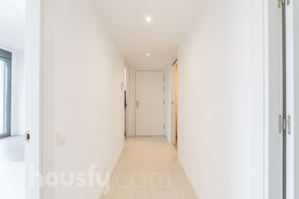 Housfy vende este fantástico piso situado en el Nou Eixample de Mar, una de las zonas más atractivas de Vilanova i la Geltrú, a pocos pasos del mar y del puerto deportivo de la Gran Marina, y con todos los servicios al alcance. Ubicado en una tercera planta de una finca moderna del año 2021 con ascensor, este inmueble destaca por su luminosidad, su distribución esquinera y su agradable terraza con vistas y orientación a la plaza, un espacio ideal para disfrutar del sol y de la tranquilidad sin renunciar a una ubicación céntrica. La vivienda dispone de dos habitaciones y dos baños completos, uno de ellos en suite, ofreciendo comodidad y privacidad. La cocina, abierta al salón-comedor, aporta amplitud y modernidad a la zona de día. Gracias a su distribución esquinera y a su orientación, el piso disfruta de abundante luz natural y muchas horas de sol, creando un ambiente cálido y agradable. Para garantizar el máximo confort durante todo el año, dispone de aire acondicionado y calefacción por conductos. La vivienda incluye una plaza de parking en el mismo edificio, un valor añadido que aporta comodidad y practicidad en el día a día. Su excelente ubicación permite disfrutar de la proximidad a la playa, el puerto deportivo de la Gran Marina, las zonas comerciales, los restaurantes y todos los servicios necesarios, combinando a la perfección la vida urbana con el estilo de vida mediterráneo. Una oportunidad ideal para quienes buscan una vivienda moderna, soleada, con terraza, parking y cerca del mar, tanto para vivir todo el año como para disfrutar de la costa. ¡Ven a descubrir tu próximo hogar en el Nou Eixample de Mar! Aviso legal El precio de venta no incluye gastos de la compraventa como notaría, registro, impuestos, ni tampoco honorarios agencia. Esta publicación no es vinculante. Consulta siempre la nota simple con Housfy antes de formalizar la compraventa. Sobre nosotros Housfy es la plataforma integral de servicios inmobiliarios. Nuestra combinación de expertos y tecnología pone al alcance de todo el mundo servicios cómodos, claros y seguros. AICAT número: 7922. Nos encargamos de la gestión y asesoramiento de la compra. ¡Olvídate de todo! Hacemos los trámites por ti. Y, si además necesitas financiación, ponemos a tu disposición un bróker hipotecario para ayudarte a conseguir las mejores condiciones para tu perfil económico. ¿Quieres visitarla? Contacta con Housfy y agenda tu visita sin compromiso. Más información en: housfy.com En cumplimiento de la Ley 8/2026 en Cataluña, el certificado de presencia o ausencia de amianto se encuentra en proceso de tramitación.-30
