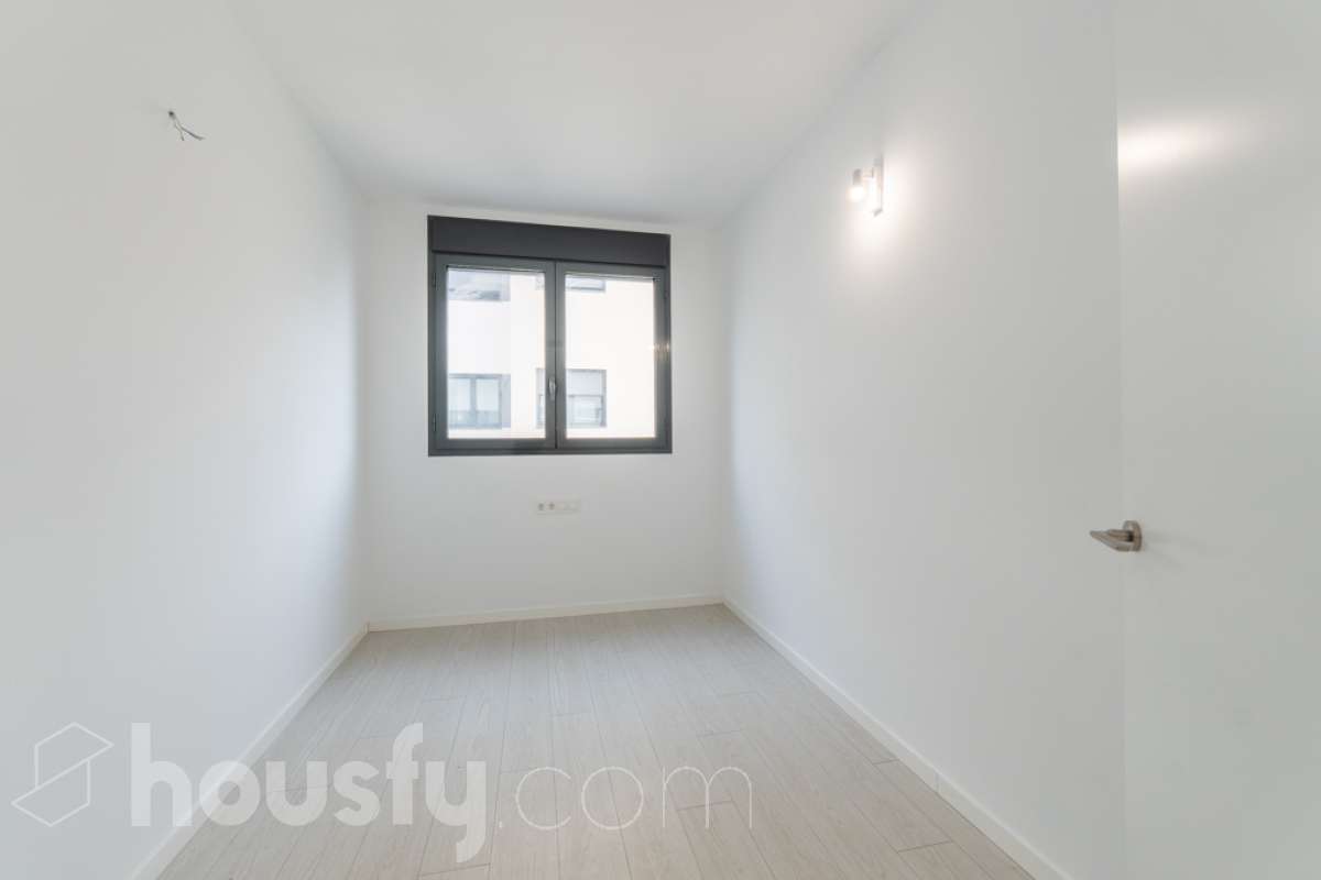 Housfy vende este fantástico piso situado en el Nou Eixample de Mar, una de las zonas más atractivas de Vilanova i la Geltrú, a pocos pasos del mar y del puerto deportivo de la Gran Marina, y con todos los servicios al alcance. Ubicado en una tercera planta de una finca moderna del año 2021 con ascensor, este inmueble destaca por su luminosidad, su distribución esquinera y su agradable terraza con vistas y orientación a la plaza, un espacio ideal para disfrutar del sol y de la tranquilidad sin renunciar a una ubicación céntrica. La vivienda dispone de dos habitaciones y dos baños completos, uno de ellos en suite, ofreciendo comodidad y privacidad. La cocina, abierta al salón-comedor, aporta amplitud y modernidad a la zona de día. Gracias a su distribución esquinera y a su orientación, el piso disfruta de abundante luz natural y muchas horas de sol, creando un ambiente cálido y agradable. Para garantizar el máximo confort durante todo el año, dispone de aire acondicionado y calefacción por conductos. La vivienda incluye una plaza de parking en el mismo edificio, un valor añadido que aporta comodidad y practicidad en el día a día. Su excelente ubicación permite disfrutar de la proximidad a la playa, el puerto deportivo de la Gran Marina, las zonas comerciales, los restaurantes y todos los servicios necesarios, combinando a la perfección la vida urbana con el estilo de vida mediterráneo. Una oportunidad ideal para quienes buscan una vivienda moderna, soleada, con terraza, parking y cerca del mar, tanto para vivir todo el año como para disfrutar de la costa. ¡Ven a descubrir tu próximo hogar en el Nou Eixample de Mar! Aviso legal El precio de venta no incluye gastos de la compraventa como notaría, registro, impuestos, ni tampoco honorarios agencia. Esta publicación no es vinculante. Consulta siempre la nota simple con Housfy antes de formalizar la compraventa. Sobre nosotros Housfy es la plataforma integral de servicios inmobiliarios. Nuestra combinación de expertos y tecnología pone al alcance de todo el mundo servicios cómodos, claros y seguros. AICAT número: 7922. Nos encargamos de la gestión y asesoramiento de la compra. ¡Olvídate de todo! Hacemos los trámites por ti. Y, si además necesitas financiación, ponemos a tu disposición un bróker hipotecario para ayudarte a conseguir las mejores condiciones para tu perfil económico. ¿Quieres visitarla? Contacta con Housfy y agenda tu visita sin compromiso. Más información en: housfy.com En cumplimiento de la Ley 8/2026 en Cataluña, el certificado de presencia o ausencia de amianto se encuentra en proceso de tramitación.-19