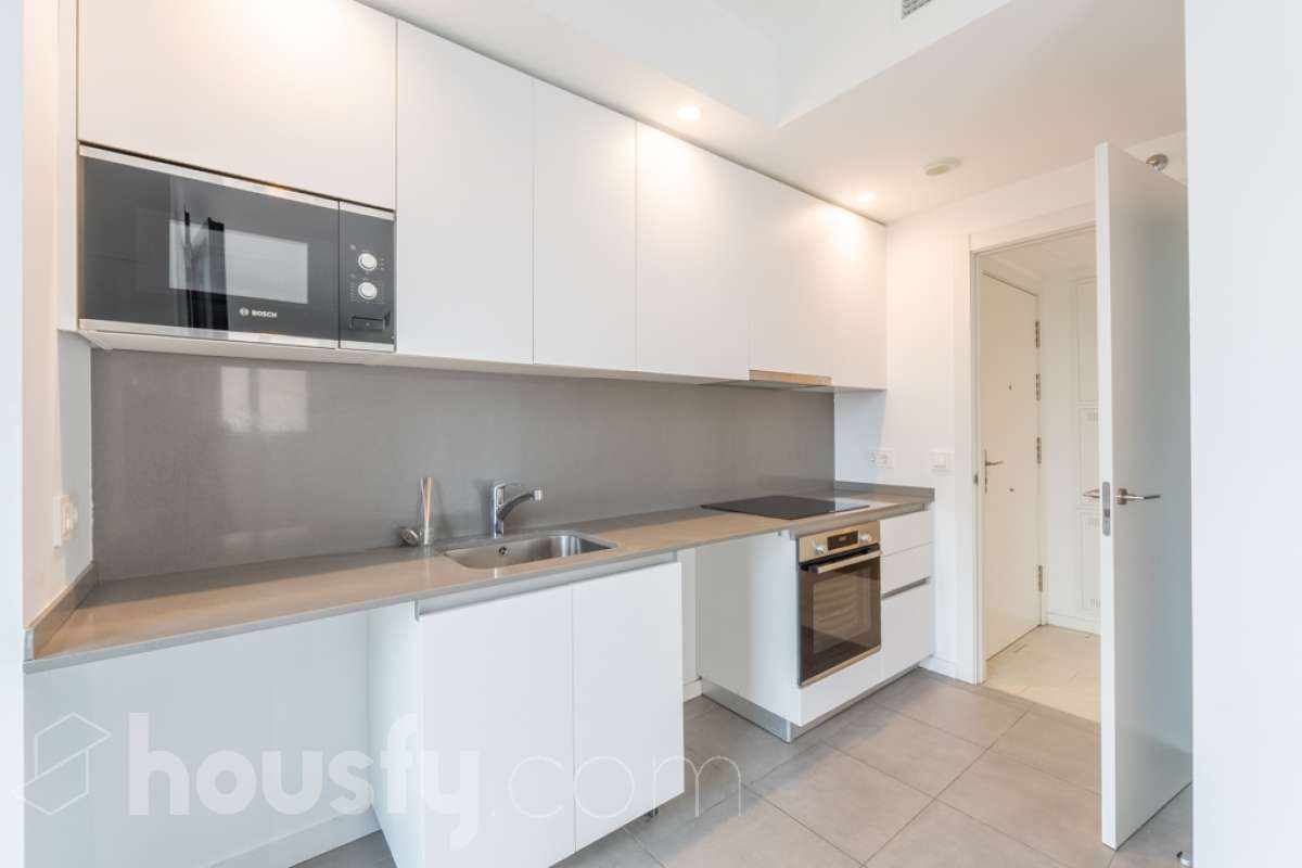 Housfy vende este fantástico piso situado en el Nou Eixample de Mar, una de las zonas más atractivas de Vilanova i la Geltrú, a pocos pasos del mar y del puerto deportivo de la Gran Marina, y con todos los servicios al alcance. Ubicado en una tercera planta de una finca moderna del año 2021 con ascensor, este inmueble destaca por su luminosidad, su distribución esquinera y su agradable terraza con vistas y orientación a la plaza, un espacio ideal para disfrutar del sol y de la tranquilidad sin renunciar a una ubicación céntrica. La vivienda dispone de dos habitaciones y dos baños completos, uno de ellos en suite, ofreciendo comodidad y privacidad. La cocina, abierta al salón-comedor, aporta amplitud y modernidad a la zona de día. Gracias a su distribución esquinera y a su orientación, el piso disfruta de abundante luz natural y muchas horas de sol, creando un ambiente cálido y agradable. Para garantizar el máximo confort durante todo el año, dispone de aire acondicionado y calefacción por conductos. La vivienda incluye una plaza de parking en el mismo edificio, un valor añadido que aporta comodidad y practicidad en el día a día. Su excelente ubicación permite disfrutar de la proximidad a la playa, el puerto deportivo de la Gran Marina, las zonas comerciales, los restaurantes y todos los servicios necesarios, combinando a la perfección la vida urbana con el estilo de vida mediterráneo. Una oportunidad ideal para quienes buscan una vivienda moderna, soleada, con terraza, parking y cerca del mar, tanto para vivir todo el año como para disfrutar de la costa. ¡Ven a descubrir tu próximo hogar en el Nou Eixample de Mar! Aviso legal El precio de venta no incluye gastos de la compraventa como notaría, registro, impuestos, ni tampoco honorarios agencia. Esta publicación no es vinculante. Consulta siempre la nota simple con Housfy antes de formalizar la compraventa. Sobre nosotros Housfy es la plataforma integral de servicios inmobiliarios. Nuestra combinación de expertos y tecnología pone al alcance de todo el mundo servicios cómodos, claros y seguros. AICAT número: 7922. Nos encargamos de la gestión y asesoramiento de la compra. ¡Olvídate de todo! Hacemos los trámites por ti. Y, si además necesitas financiación, ponemos a tu disposición un bróker hipotecario para ayudarte a conseguir las mejores condiciones para tu perfil económico. ¿Quieres visitarla? Contacta con Housfy y agenda tu visita sin compromiso. Más información en: housfy.com En cumplimiento de la Ley 8/2026 en Cataluña, el certificado de presencia o ausencia de amianto se encuentra en proceso de tramitación.-3