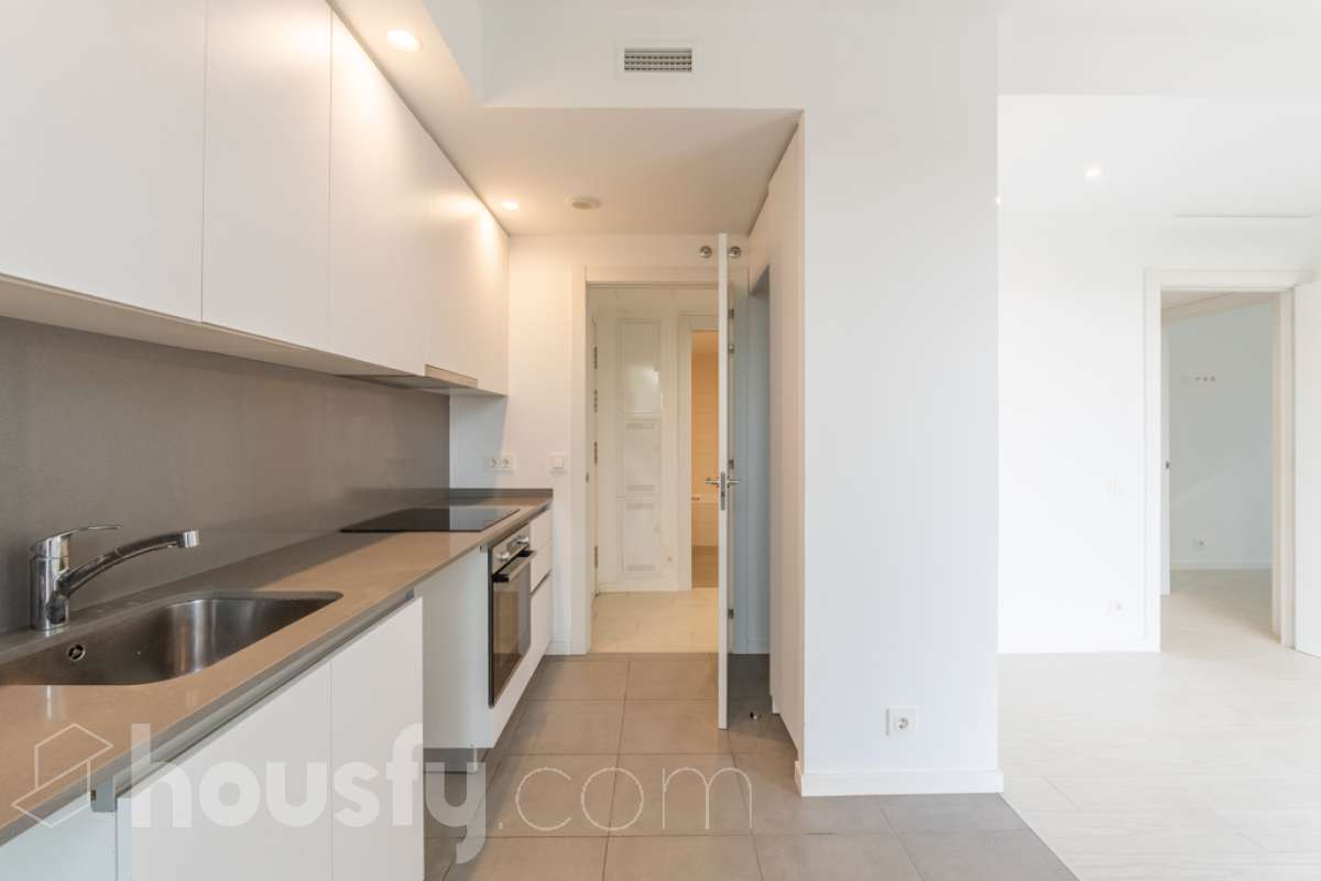 Housfy vende este fantástico piso situado en el Nou Eixample de Mar, una de las zonas más atractivas de Vilanova i la Geltrú, a pocos pasos del mar y del puerto deportivo de la Gran Marina, y con todos los servicios al alcance. Ubicado en una tercera planta de una finca moderna del año 2021 con ascensor, este inmueble destaca por su luminosidad, su distribución esquinera y su agradable terraza con vistas y orientación a la plaza, un espacio ideal para disfrutar del sol y de la tranquilidad sin renunciar a una ubicación céntrica. La vivienda dispone de dos habitaciones y dos baños completos, uno de ellos en suite, ofreciendo comodidad y privacidad. La cocina, abierta al salón-comedor, aporta amplitud y modernidad a la zona de día. Gracias a su distribución esquinera y a su orientación, el piso disfruta de abundante luz natural y muchas horas de sol, creando un ambiente cálido y agradable. Para garantizar el máximo confort durante todo el año, dispone de aire acondicionado y calefacción por conductos. La vivienda incluye una plaza de parking en el mismo edificio, un valor añadido que aporta comodidad y practicidad en el día a día. Su excelente ubicación permite disfrutar de la proximidad a la playa, el puerto deportivo de la Gran Marina, las zonas comerciales, los restaurantes y todos los servicios necesarios, combinando a la perfección la vida urbana con el estilo de vida mediterráneo. Una oportunidad ideal para quienes buscan una vivienda moderna, soleada, con terraza, parking y cerca del mar, tanto para vivir todo el año como para disfrutar de la costa. ¡Ven a descubrir tu próximo hogar en el Nou Eixample de Mar! Aviso legal El precio de venta no incluye gastos de la compraventa como notaría, registro, impuestos, ni tampoco honorarios agencia. Esta publicación no es vinculante. Consulta siempre la nota simple con Housfy antes de formalizar la compraventa. Sobre nosotros Housfy es la plataforma integral de servicios inmobiliarios. Nuestra combinación de expertos y tecnología pone al alcance de todo el mundo servicios cómodos, claros y seguros. AICAT número: 7922. Nos encargamos de la gestión y asesoramiento de la compra. ¡Olvídate de todo! Hacemos los trámites por ti. Y, si además necesitas financiación, ponemos a tu disposición un bróker hipotecario para ayudarte a conseguir las mejores condiciones para tu perfil económico. ¿Quieres visitarla? Contacta con Housfy y agenda tu visita sin compromiso. Más información en: housfy.com En cumplimiento de la Ley 8/2026 en Cataluña, el certificado de presencia o ausencia de amianto se encuentra en proceso de tramitación.-4