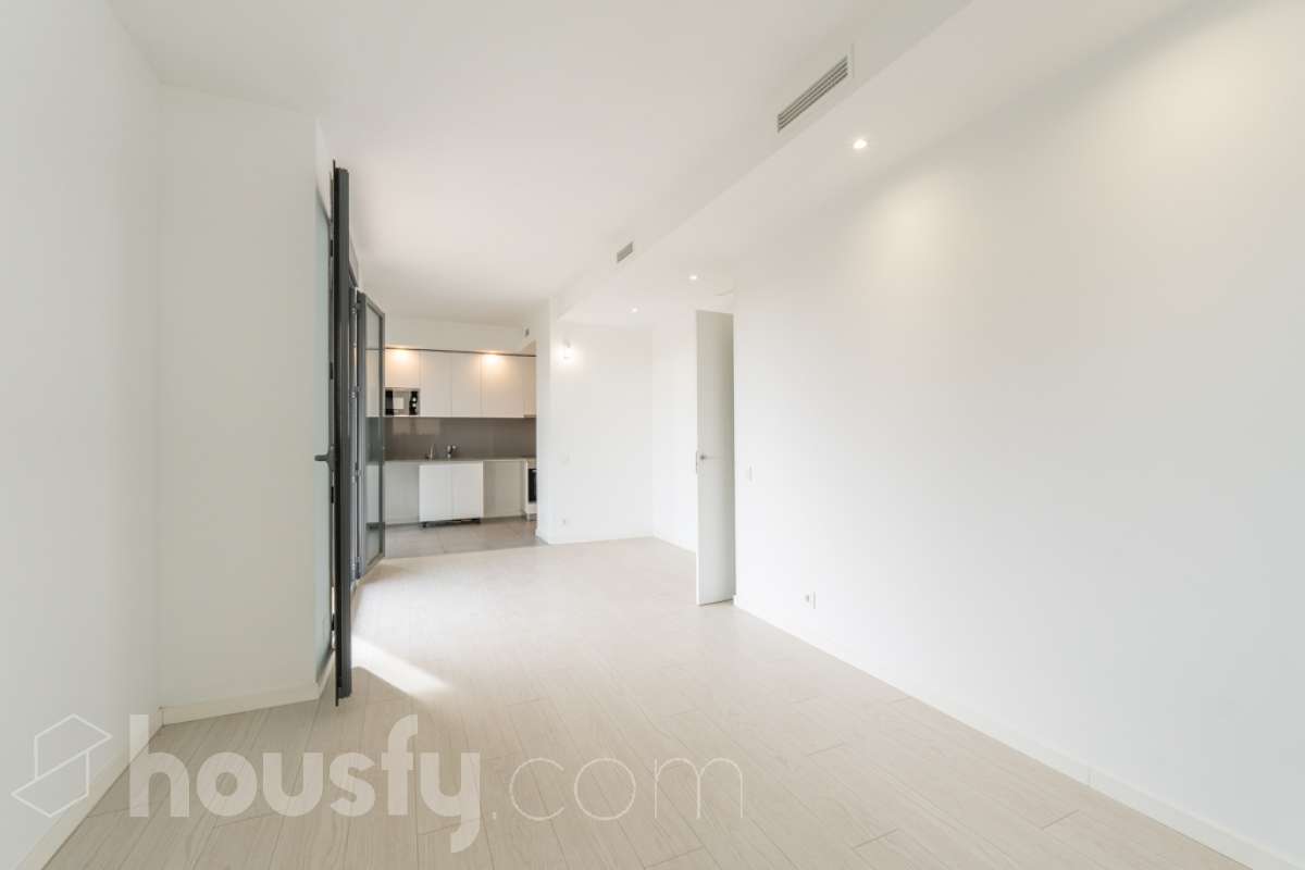Housfy vende este fantástico piso situado en el Nou Eixample de Mar, una de las zonas más atractivas de Vilanova i la Geltrú, a pocos pasos del mar y del puerto deportivo de la Gran Marina, y con todos los servicios al alcance. Ubicado en una tercera planta de una finca moderna del año 2021 con ascensor, este inmueble destaca por su luminosidad, su distribución esquinera y su agradable terraza con vistas y orientación a la plaza, un espacio ideal para disfrutar del sol y de la tranquilidad sin renunciar a una ubicación céntrica. La vivienda dispone de dos habitaciones y dos baños completos, uno de ellos en suite, ofreciendo comodidad y privacidad. La cocina, abierta al salón-comedor, aporta amplitud y modernidad a la zona de día. Gracias a su distribución esquinera y a su orientación, el piso disfruta de abundante luz natural y muchas horas de sol, creando un ambiente cálido y agradable. Para garantizar el máximo confort durante todo el año, dispone de aire acondicionado y calefacción por conductos. La vivienda incluye una plaza de parking en el mismo edificio, un valor añadido que aporta comodidad y practicidad en el día a día. Su excelente ubicación permite disfrutar de la proximidad a la playa, el puerto deportivo de la Gran Marina, las zonas comerciales, los restaurantes y todos los servicios necesarios, combinando a la perfección la vida urbana con el estilo de vida mediterráneo. Una oportunidad ideal para quienes buscan una vivienda moderna, soleada, con terraza, parking y cerca del mar, tanto para vivir todo el año como para disfrutar de la costa. ¡Ven a descubrir tu próximo hogar en el Nou Eixample de Mar! Aviso legal El precio de venta no incluye gastos de la compraventa como notaría, registro, impuestos, ni tampoco honorarios agencia. Esta publicación no es vinculante. Consulta siempre la nota simple con Housfy antes de formalizar la compraventa. Sobre nosotros Housfy es la plataforma integral de servicios inmobiliarios. Nuestra combinación de expertos y tecnología pone al alcance de todo el mundo servicios cómodos, claros y seguros. AICAT número: 7922. Nos encargamos de la gestión y asesoramiento de la compra. ¡Olvídate de todo! Hacemos los trámites por ti. Y, si además necesitas financiación, ponemos a tu disposición un bróker hipotecario para ayudarte a conseguir las mejores condiciones para tu perfil económico. ¿Quieres visitarla? Contacta con Housfy y agenda tu visita sin compromiso. Más información en: housfy.com En cumplimiento de la Ley 8/2026 en Cataluña, el certificado de presencia o ausencia de amianto se encuentra en proceso de tramitación.-10