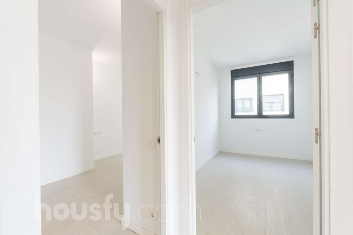 Housfy vende este fantástico piso situado en el Nou Eixample de Mar, una de las zonas más atractivas de Vilanova i la Geltrú, a pocos pasos del mar y del puerto deportivo de la Gran Marina, y con todos los servicios al alcance. Ubicado en una tercera planta de una finca moderna del año 2021 con ascensor, este inmueble destaca por su luminosidad, su distribución esquinera y su agradable terraza con vistas y orientación a la plaza, un espacio ideal para disfrutar del sol y de la tranquilidad sin renunciar a una ubicación céntrica. La vivienda dispone de dos habitaciones y dos baños completos, uno de ellos en suite, ofreciendo comodidad y privacidad. La cocina, abierta al salón-comedor, aporta amplitud y modernidad a la zona de día. Gracias a su distribución esquinera y a su orientación, el piso disfruta de abundante luz natural y muchas horas de sol, creando un ambiente cálido y agradable. Para garantizar el máximo confort durante todo el año, dispone de aire acondicionado y calefacción por conductos. La vivienda incluye una plaza de parking en el mismo edificio, un valor añadido que aporta comodidad y practicidad en el día a día. Su excelente ubicación permite disfrutar de la proximidad a la playa, el puerto deportivo de la Gran Marina, las zonas comerciales, los restaurantes y todos los servicios necesarios, combinando a la perfección la vida urbana con el estilo de vida mediterráneo. Una oportunidad ideal para quienes buscan una vivienda moderna, soleada, con terraza, parking y cerca del mar, tanto para vivir todo el año como para disfrutar de la costa. ¡Ven a descubrir tu próximo hogar en el Nou Eixample de Mar! Aviso legal El precio de venta no incluye gastos de la compraventa como notaría, registro, impuestos, ni tampoco honorarios agencia. Esta publicación no es vinculante. Consulta siempre la nota simple con Housfy antes de formalizar la compraventa. Sobre nosotros Housfy es la plataforma integral de servicios inmobiliarios. Nuestra combinación de expertos y tecnología pone al alcance de todo el mundo servicios cómodos, claros y seguros. AICAT número: 7922. Nos encargamos de la gestión y asesoramiento de la compra. ¡Olvídate de todo! Hacemos los trámites por ti. Y, si además necesitas financiación, ponemos a tu disposición un bróker hipotecario para ayudarte a conseguir las mejores condiciones para tu perfil económico. ¿Quieres visitarla? Contacta con Housfy y agenda tu visita sin compromiso. Más información en: housfy.com En cumplimiento de la Ley 8/2026 en Cataluña, el certificado de presencia o ausencia de amianto se encuentra en proceso de tramitación.-26