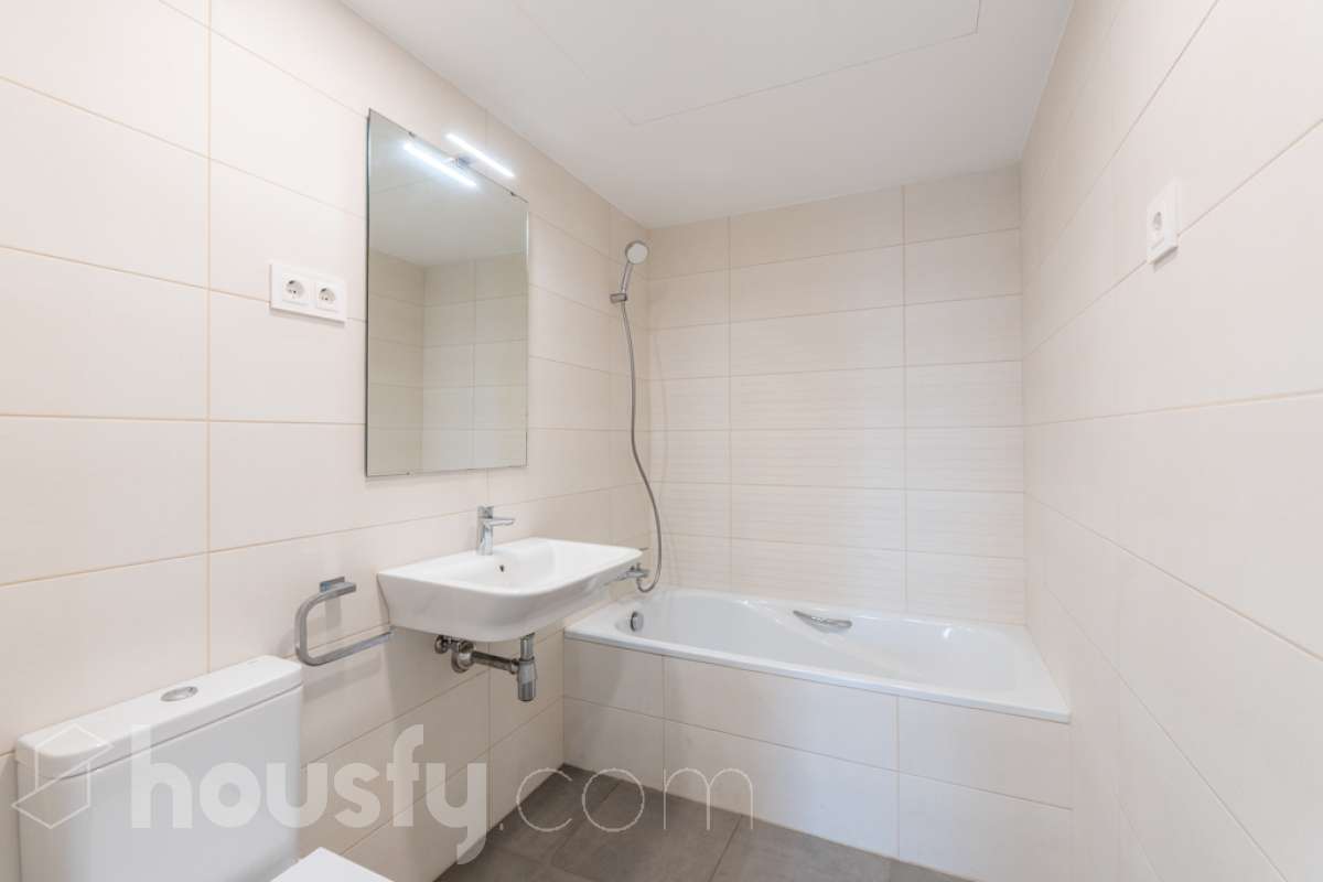 Housfy vende este fantástico piso situado en el Nou Eixample de Mar, una de las zonas más atractivas de Vilanova i la Geltrú, a pocos pasos del mar y del puerto deportivo de la Gran Marina, y con todos los servicios al alcance. Ubicado en una tercera planta de una finca moderna del año 2021 con ascensor, este inmueble destaca por su luminosidad, su distribución esquinera y su agradable terraza con vistas y orientación a la plaza, un espacio ideal para disfrutar del sol y de la tranquilidad sin renunciar a una ubicación céntrica. La vivienda dispone de dos habitaciones y dos baños completos, uno de ellos en suite, ofreciendo comodidad y privacidad. La cocina, abierta al salón-comedor, aporta amplitud y modernidad a la zona de día. Gracias a su distribución esquinera y a su orientación, el piso disfruta de abundante luz natural y muchas horas de sol, creando un ambiente cálido y agradable. Para garantizar el máximo confort durante todo el año, dispone de aire acondicionado y calefacción por conductos. La vivienda incluye una plaza de parking en el mismo edificio, un valor añadido que aporta comodidad y practicidad en el día a día. Su excelente ubicación permite disfrutar de la proximidad a la playa, el puerto deportivo de la Gran Marina, las zonas comerciales, los restaurantes y todos los servicios necesarios, combinando a la perfección la vida urbana con el estilo de vida mediterráneo. Una oportunidad ideal para quienes buscan una vivienda moderna, soleada, con terraza, parking y cerca del mar, tanto para vivir todo el año como para disfrutar de la costa. ¡Ven a descubrir tu próximo hogar en el Nou Eixample de Mar! Aviso legal El precio de venta no incluye gastos de la compraventa como notaría, registro, impuestos, ni tampoco honorarios agencia. Esta publicación no es vinculante. Consulta siempre la nota simple con Housfy antes de formalizar la compraventa. Sobre nosotros Housfy es la plataforma integral de servicios inmobiliarios. Nuestra combinación de expertos y tecnología pone al alcance de todo el mundo servicios cómodos, claros y seguros. AICAT número: 7922. Nos encargamos de la gestión y asesoramiento de la compra. ¡Olvídate de todo! Hacemos los trámites por ti. Y, si además necesitas financiación, ponemos a tu disposición un bróker hipotecario para ayudarte a conseguir las mejores condiciones para tu perfil económico. ¿Quieres visitarla? Contacta con Housfy y agenda tu visita sin compromiso. Más información en: housfy.com En cumplimiento de la Ley 8/2026 en Cataluña, el certificado de presencia o ausencia de amianto se encuentra en proceso de tramitación.-25
