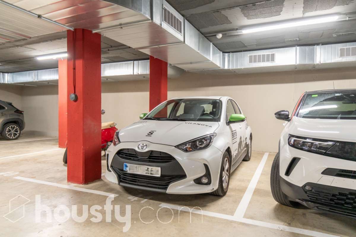 Housfy vende este fantástico piso situado en el Nou Eixample de Mar, una de las zonas más atractivas de Vilanova i la Geltrú, a pocos pasos del mar y del puerto deportivo de la Gran Marina, y con todos los servicios al alcance. Ubicado en una tercera planta de una finca moderna del año 2021 con ascensor, este inmueble destaca por su luminosidad, su distribución esquinera y su agradable terraza con vistas y orientación a la plaza, un espacio ideal para disfrutar del sol y de la tranquilidad sin renunciar a una ubicación céntrica. La vivienda dispone de dos habitaciones y dos baños completos, uno de ellos en suite, ofreciendo comodidad y privacidad. La cocina, abierta al salón-comedor, aporta amplitud y modernidad a la zona de día. Gracias a su distribución esquinera y a su orientación, el piso disfruta de abundante luz natural y muchas horas de sol, creando un ambiente cálido y agradable. Para garantizar el máximo confort durante todo el año, dispone de aire acondicionado y calefacción por conductos. La vivienda incluye una plaza de parking en el mismo edificio, un valor añadido que aporta comodidad y practicidad en el día a día. Su excelente ubicación permite disfrutar de la proximidad a la playa, el puerto deportivo de la Gran Marina, las zonas comerciales, los restaurantes y todos los servicios necesarios, combinando a la perfección la vida urbana con el estilo de vida mediterráneo. Una oportunidad ideal para quienes buscan una vivienda moderna, soleada, con terraza, parking y cerca del mar, tanto para vivir todo el año como para disfrutar de la costa. ¡Ven a descubrir tu próximo hogar en el Nou Eixample de Mar! Aviso legal El precio de venta no incluye gastos de la compraventa como notaría, registro, impuestos, ni tampoco honorarios agencia. Esta publicación no es vinculante. Consulta siempre la nota simple con Housfy antes de formalizar la compraventa. Sobre nosotros Housfy es la plataforma integral de servicios inmobiliarios. Nuestra combinación de expertos y tecnología pone al alcance de todo el mundo servicios cómodos, claros y seguros. AICAT número: 7922. Nos encargamos de la gestión y asesoramiento de la compra. ¡Olvídate de todo! Hacemos los trámites por ti. Y, si además necesitas financiación, ponemos a tu disposición un bróker hipotecario para ayudarte a conseguir las mejores condiciones para tu perfil económico. ¿Quieres visitarla? Contacta con Housfy y agenda tu visita sin compromiso. Más información en: housfy.com En cumplimiento de la Ley 8/2026 en Cataluña, el certificado de presencia o ausencia de amianto se encuentra en proceso de tramitación.-33