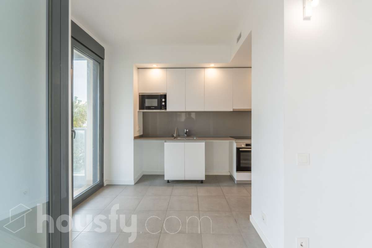 Housfy vende este fantástico piso situado en el Nou Eixample de Mar, una de las zonas más atractivas de Vilanova i la Geltrú, a pocos pasos del mar y del puerto deportivo de la Gran Marina, y con todos los servicios al alcance. Ubicado en una tercera planta de una finca moderna del año 2021 con ascensor, este inmueble destaca por su luminosidad, su distribución esquinera y su agradable terraza con vistas y orientación a la plaza, un espacio ideal para disfrutar del sol y de la tranquilidad sin renunciar a una ubicación céntrica. La vivienda dispone de dos habitaciones y dos baños completos, uno de ellos en suite, ofreciendo comodidad y privacidad. La cocina, abierta al salón-comedor, aporta amplitud y modernidad a la zona de día. Gracias a su distribución esquinera y a su orientación, el piso disfruta de abundante luz natural y muchas horas de sol, creando un ambiente cálido y agradable. Para garantizar el máximo confort durante todo el año, dispone de aire acondicionado y calefacción por conductos. La vivienda incluye una plaza de parking en el mismo edificio, un valor añadido que aporta comodidad y practicidad en el día a día. Su excelente ubicación permite disfrutar de la proximidad a la playa, el puerto deportivo de la Gran Marina, las zonas comerciales, los restaurantes y todos los servicios necesarios, combinando a la perfección la vida urbana con el estilo de vida mediterráneo. Una oportunidad ideal para quienes buscan una vivienda moderna, soleada, con terraza, parking y cerca del mar, tanto para vivir todo el año como para disfrutar de la costa. ¡Ven a descubrir tu próximo hogar en el Nou Eixample de Mar! Aviso legal El precio de venta no incluye gastos de la compraventa como notaría, registro, impuestos, ni tampoco honorarios agencia. Esta publicación no es vinculante. Consulta siempre la nota simple con Housfy antes de formalizar la compraventa. Sobre nosotros Housfy es la plataforma integral de servicios inmobiliarios. Nuestra combinación de expertos y tecnología pone al alcance de todo el mundo servicios cómodos, claros y seguros. AICAT número: 7922. Nos encargamos de la gestión y asesoramiento de la compra. ¡Olvídate de todo! Hacemos los trámites por ti. Y, si además necesitas financiación, ponemos a tu disposición un bróker hipotecario para ayudarte a conseguir las mejores condiciones para tu perfil económico. ¿Quieres visitarla? Contacta con Housfy y agenda tu visita sin compromiso. Más información en: housfy.com En cumplimiento de la Ley 8/2026 en Cataluña, el certificado de presencia o ausencia de amianto se encuentra en proceso de tramitación.-8