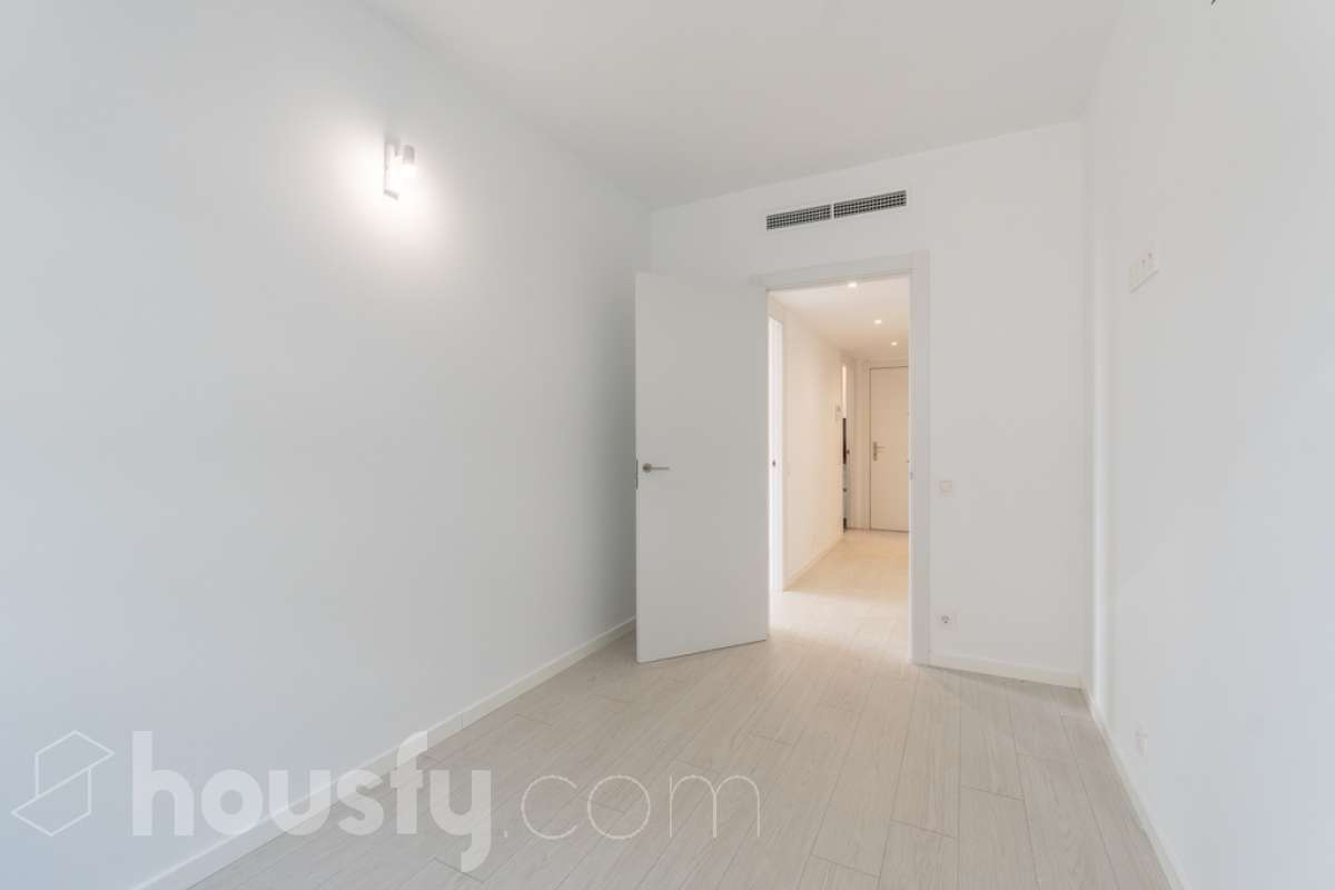 Housfy vende este fantástico piso situado en el Nou Eixample de Mar, una de las zonas más atractivas de Vilanova i la Geltrú, a pocos pasos del mar y del puerto deportivo de la Gran Marina, y con todos los servicios al alcance. Ubicado en una tercera planta de una finca moderna del año 2021 con ascensor, este inmueble destaca por su luminosidad, su distribución esquinera y su agradable terraza con vistas y orientación a la plaza, un espacio ideal para disfrutar del sol y de la tranquilidad sin renunciar a una ubicación céntrica. La vivienda dispone de dos habitaciones y dos baños completos, uno de ellos en suite, ofreciendo comodidad y privacidad. La cocina, abierta al salón-comedor, aporta amplitud y modernidad a la zona de día. Gracias a su distribución esquinera y a su orientación, el piso disfruta de abundante luz natural y muchas horas de sol, creando un ambiente cálido y agradable. Para garantizar el máximo confort durante todo el año, dispone de aire acondicionado y calefacción por conductos. La vivienda incluye una plaza de parking en el mismo edificio, un valor añadido que aporta comodidad y practicidad en el día a día. Su excelente ubicación permite disfrutar de la proximidad a la playa, el puerto deportivo de la Gran Marina, las zonas comerciales, los restaurantes y todos los servicios necesarios, combinando a la perfección la vida urbana con el estilo de vida mediterráneo. Una oportunidad ideal para quienes buscan una vivienda moderna, soleada, con terraza, parking y cerca del mar, tanto para vivir todo el año como para disfrutar de la costa. ¡Ven a descubrir tu próximo hogar en el Nou Eixample de Mar! Aviso legal El precio de venta no incluye gastos de la compraventa como notaría, registro, impuestos, ni tampoco honorarios agencia. Esta publicación no es vinculante. Consulta siempre la nota simple con Housfy antes de formalizar la compraventa. Sobre nosotros Housfy es la plataforma integral de servicios inmobiliarios. Nuestra combinación de expertos y tecnología pone al alcance de todo el mundo servicios cómodos, claros y seguros. AICAT número: 7922. Nos encargamos de la gestión y asesoramiento de la compra. ¡Olvídate de todo! Hacemos los trámites por ti. Y, si además necesitas financiación, ponemos a tu disposición un bróker hipotecario para ayudarte a conseguir las mejores condiciones para tu perfil económico. ¿Quieres visitarla? Contacta con Housfy y agenda tu visita sin compromiso. Más información en: housfy.com En cumplimiento de la Ley 8/2026 en Cataluña, el certificado de presencia o ausencia de amianto se encuentra en proceso de tramitación.-23