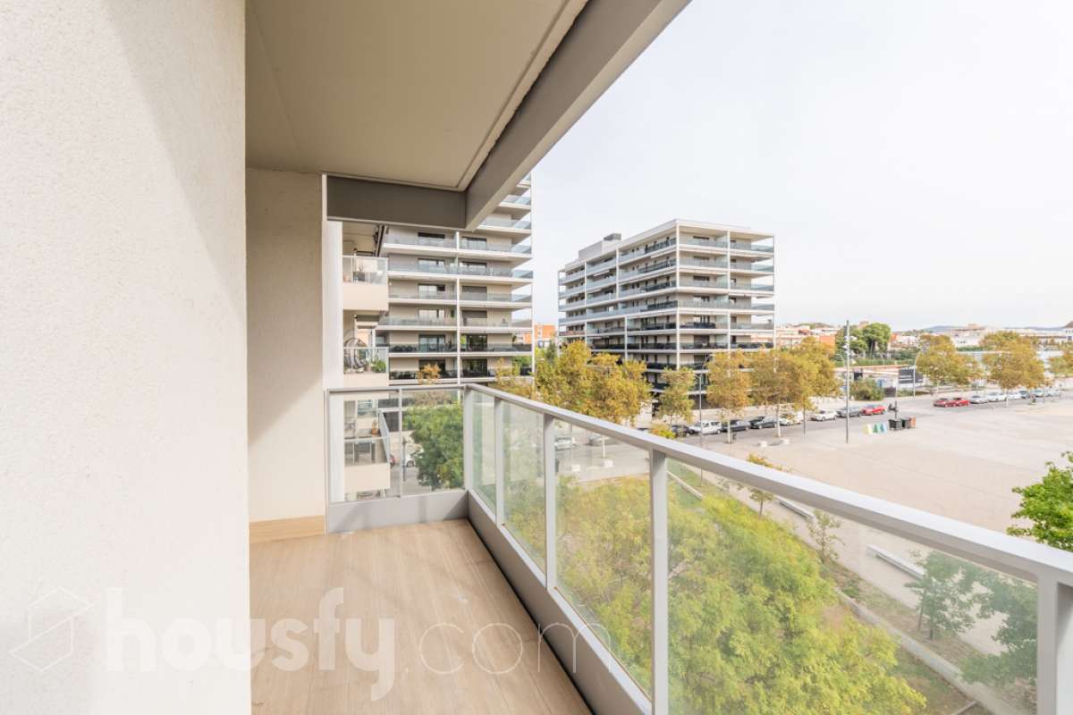 Housfy vende este fantástico piso situado en el Nou Eixample de Mar, una de las zonas más atractivas de Vilanova i la Geltrú, a pocos pasos del mar y del puerto deportivo de la Gran Marina, y con todos los servicios al alcance. Ubicado en una tercera planta de una finca moderna del año 2021 con ascensor, este inmueble destaca por su luminosidad, su distribución esquinera y su agradable terraza con vistas y orientación a la plaza, un espacio ideal para disfrutar del sol y de la tranquilidad sin renunciar a una ubicación céntrica. La vivienda dispone de dos habitaciones y dos baños completos, uno de ellos en suite, ofreciendo comodidad y privacidad. La cocina, abierta al salón-comedor, aporta amplitud y modernidad a la zona de día. Gracias a su distribución esquinera y a su orientación, el piso disfruta de abundante luz natural y muchas horas de sol, creando un ambiente cálido y agradable. Para garantizar el máximo confort durante todo el año, dispone de aire acondicionado y calefacción por conductos. La vivienda incluye una plaza de parking en el mismo edificio, un valor añadido que aporta comodidad y practicidad en el día a día. Su excelente ubicación permite disfrutar de la proximidad a la playa, el puerto deportivo de la Gran Marina, las zonas comerciales, los restaurantes y todos los servicios necesarios, combinando a la perfección la vida urbana con el estilo de vida mediterráneo. Una oportunidad ideal para quienes buscan una vivienda moderna, soleada, con terraza, parking y cerca del mar, tanto para vivir todo el año como para disfrutar de la costa. ¡Ven a descubrir tu próximo hogar en el Nou Eixample de Mar! Aviso legal El precio de venta no incluye gastos de la compraventa como notaría, registro, impuestos, ni tampoco honorarios agencia. Esta publicación no es vinculante. Consulta siempre la nota simple con Housfy antes de formalizar la compraventa. Sobre nosotros Housfy es la plataforma integral de servicios inmobiliarios. Nuestra combinación de expertos y tecnología pone al alcance de todo el mundo servicios cómodos, claros y seguros. AICAT número: 7922. Nos encargamos de la gestión y asesoramiento de la compra. ¡Olvídate de todo! Hacemos los trámites por ti. Y, si además necesitas financiación, ponemos a tu disposición un bróker hipotecario para ayudarte a conseguir las mejores condiciones para tu perfil económico. ¿Quieres visitarla? Contacta con Housfy y agenda tu visita sin compromiso. Más información en: housfy.com En cumplimiento de la Ley 8/2026 en Cataluña, el certificado de presencia o ausencia de amianto se encuentra en proceso de tramitación.-29
