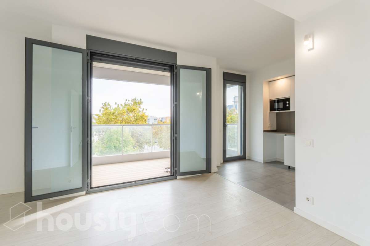 Housfy vende este fantástico piso situado en el Nou Eixample de Mar, una de las zonas más atractivas de Vilanova i la Geltrú, a pocos pasos del mar y del puerto deportivo de la Gran Marina, y con todos los servicios al alcance. Ubicado en una tercera planta de una finca moderna del año 2021 con ascensor, este inmueble destaca por su luminosidad, su distribución esquinera y su agradable terraza con vistas y orientación a la plaza, un espacio ideal para disfrutar del sol y de la tranquilidad sin renunciar a una ubicación céntrica. La vivienda dispone de dos habitaciones y dos baños completos, uno de ellos en suite, ofreciendo comodidad y privacidad. La cocina, abierta al salón-comedor, aporta amplitud y modernidad a la zona de día. Gracias a su distribución esquinera y a su orientación, el piso disfruta de abundante luz natural y muchas horas de sol, creando un ambiente cálido y agradable. Para garantizar el máximo confort durante todo el año, dispone de aire acondicionado y calefacción por conductos. La vivienda incluye una plaza de parking en el mismo edificio, un valor añadido que aporta comodidad y practicidad en el día a día. Su excelente ubicación permite disfrutar de la proximidad a la playa, el puerto deportivo de la Gran Marina, las zonas comerciales, los restaurantes y todos los servicios necesarios, combinando a la perfección la vida urbana con el estilo de vida mediterráneo. Una oportunidad ideal para quienes buscan una vivienda moderna, soleada, con terraza, parking y cerca del mar, tanto para vivir todo el año como para disfrutar de la costa. ¡Ven a descubrir tu próximo hogar en el Nou Eixample de Mar! Aviso legal El precio de venta no incluye gastos de la compraventa como notaría, registro, impuestos, ni tampoco honorarios agencia. Esta publicación no es vinculante. Consulta siempre la nota simple con Housfy antes de formalizar la compraventa. Sobre nosotros Housfy es la plataforma integral de servicios inmobiliarios. Nuestra combinación de expertos y tecnología pone al alcance de todo el mundo servicios cómodos, claros y seguros. AICAT número: 7922. Nos encargamos de la gestión y asesoramiento de la compra. ¡Olvídate de todo! Hacemos los trámites por ti. Y, si además necesitas financiación, ponemos a tu disposición un bróker hipotecario para ayudarte a conseguir las mejores condiciones para tu perfil económico. ¿Quieres visitarla? Contacta con Housfy y agenda tu visita sin compromiso. Más información en: housfy.com En cumplimiento de la Ley 8/2026 en Cataluña, el certificado de presencia o ausencia de amianto se encuentra en proceso de tramitación.-6