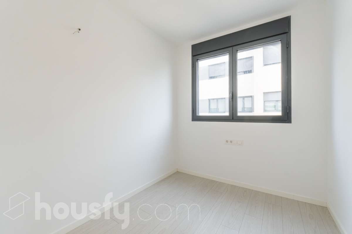 Housfy vende este fantástico piso situado en el Nou Eixample de Mar, una de las zonas más atractivas de Vilanova i la Geltrú, a pocos pasos del mar y del puerto deportivo de la Gran Marina, y con todos los servicios al alcance. Ubicado en una tercera planta de una finca moderna del año 2021 con ascensor, este inmueble destaca por su luminosidad, su distribución esquinera y su agradable terraza con vistas y orientación a la plaza, un espacio ideal para disfrutar del sol y de la tranquilidad sin renunciar a una ubicación céntrica. La vivienda dispone de dos habitaciones y dos baños completos, uno de ellos en suite, ofreciendo comodidad y privacidad. La cocina, abierta al salón-comedor, aporta amplitud y modernidad a la zona de día. Gracias a su distribución esquinera y a su orientación, el piso disfruta de abundante luz natural y muchas horas de sol, creando un ambiente cálido y agradable. Para garantizar el máximo confort durante todo el año, dispone de aire acondicionado y calefacción por conductos. La vivienda incluye una plaza de parking en el mismo edificio, un valor añadido que aporta comodidad y practicidad en el día a día. Su excelente ubicación permite disfrutar de la proximidad a la playa, el puerto deportivo de la Gran Marina, las zonas comerciales, los restaurantes y todos los servicios necesarios, combinando a la perfección la vida urbana con el estilo de vida mediterráneo. Una oportunidad ideal para quienes buscan una vivienda moderna, soleada, con terraza, parking y cerca del mar, tanto para vivir todo el año como para disfrutar de la costa. ¡Ven a descubrir tu próximo hogar en el Nou Eixample de Mar! Aviso legal El precio de venta no incluye gastos de la compraventa como notaría, registro, impuestos, ni tampoco honorarios agencia. Esta publicación no es vinculante. Consulta siempre la nota simple con Housfy antes de formalizar la compraventa. Sobre nosotros Housfy es la plataforma integral de servicios inmobiliarios. Nuestra combinación de expertos y tecnología pone al alcance de todo el mundo servicios cómodos, claros y seguros. AICAT número: 7922. Nos encargamos de la gestión y asesoramiento de la compra. ¡Olvídate de todo! Hacemos los trámites por ti. Y, si además necesitas financiación, ponemos a tu disposición un bróker hipotecario para ayudarte a conseguir las mejores condiciones para tu perfil económico. ¿Quieres visitarla? Contacta con Housfy y agenda tu visita sin compromiso. Más información en: housfy.com En cumplimiento de la Ley 8/2026 en Cataluña, el certificado de presencia o ausencia de amianto se encuentra en proceso de tramitación.-20