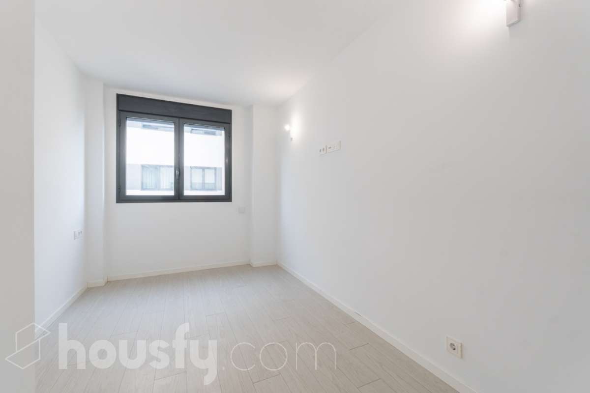 Housfy vende este fantástico piso situado en el Nou Eixample de Mar, una de las zonas más atractivas de Vilanova i la Geltrú, a pocos pasos del mar y del puerto deportivo de la Gran Marina, y con todos los servicios al alcance. Ubicado en una tercera planta de una finca moderna del año 2021 con ascensor, este inmueble destaca por su luminosidad, su distribución esquinera y su agradable terraza con vistas y orientación a la plaza, un espacio ideal para disfrutar del sol y de la tranquilidad sin renunciar a una ubicación céntrica. La vivienda dispone de dos habitaciones y dos baños completos, uno de ellos en suite, ofreciendo comodidad y privacidad. La cocina, abierta al salón-comedor, aporta amplitud y modernidad a la zona de día. Gracias a su distribución esquinera y a su orientación, el piso disfruta de abundante luz natural y muchas horas de sol, creando un ambiente cálido y agradable. Para garantizar el máximo confort durante todo el año, dispone de aire acondicionado y calefacción por conductos. La vivienda incluye una plaza de parking en el mismo edificio, un valor añadido que aporta comodidad y practicidad en el día a día. Su excelente ubicación permite disfrutar de la proximidad a la playa, el puerto deportivo de la Gran Marina, las zonas comerciales, los restaurantes y todos los servicios necesarios, combinando a la perfección la vida urbana con el estilo de vida mediterráneo. Una oportunidad ideal para quienes buscan una vivienda moderna, soleada, con terraza, parking y cerca del mar, tanto para vivir todo el año como para disfrutar de la costa. ¡Ven a descubrir tu próximo hogar en el Nou Eixample de Mar! Aviso legal El precio de venta no incluye gastos de la compraventa como notaría, registro, impuestos, ni tampoco honorarios agencia. Esta publicación no es vinculante. Consulta siempre la nota simple con Housfy antes de formalizar la compraventa. Sobre nosotros Housfy es la plataforma integral de servicios inmobiliarios. Nuestra combinación de expertos y tecnología pone al alcance de todo el mundo servicios cómodos, claros y seguros. AICAT número: 7922. Nos encargamos de la gestión y asesoramiento de la compra. ¡Olvídate de todo! Hacemos los trámites por ti. Y, si además necesitas financiación, ponemos a tu disposición un bróker hipotecario para ayudarte a conseguir las mejores condiciones para tu perfil económico. ¿Quieres visitarla? Contacta con Housfy y agenda tu visita sin compromiso. Más información en: housfy.com En cumplimiento de la Ley 8/2026 en Cataluña, el certificado de presencia o ausencia de amianto se encuentra en proceso de tramitación.-16