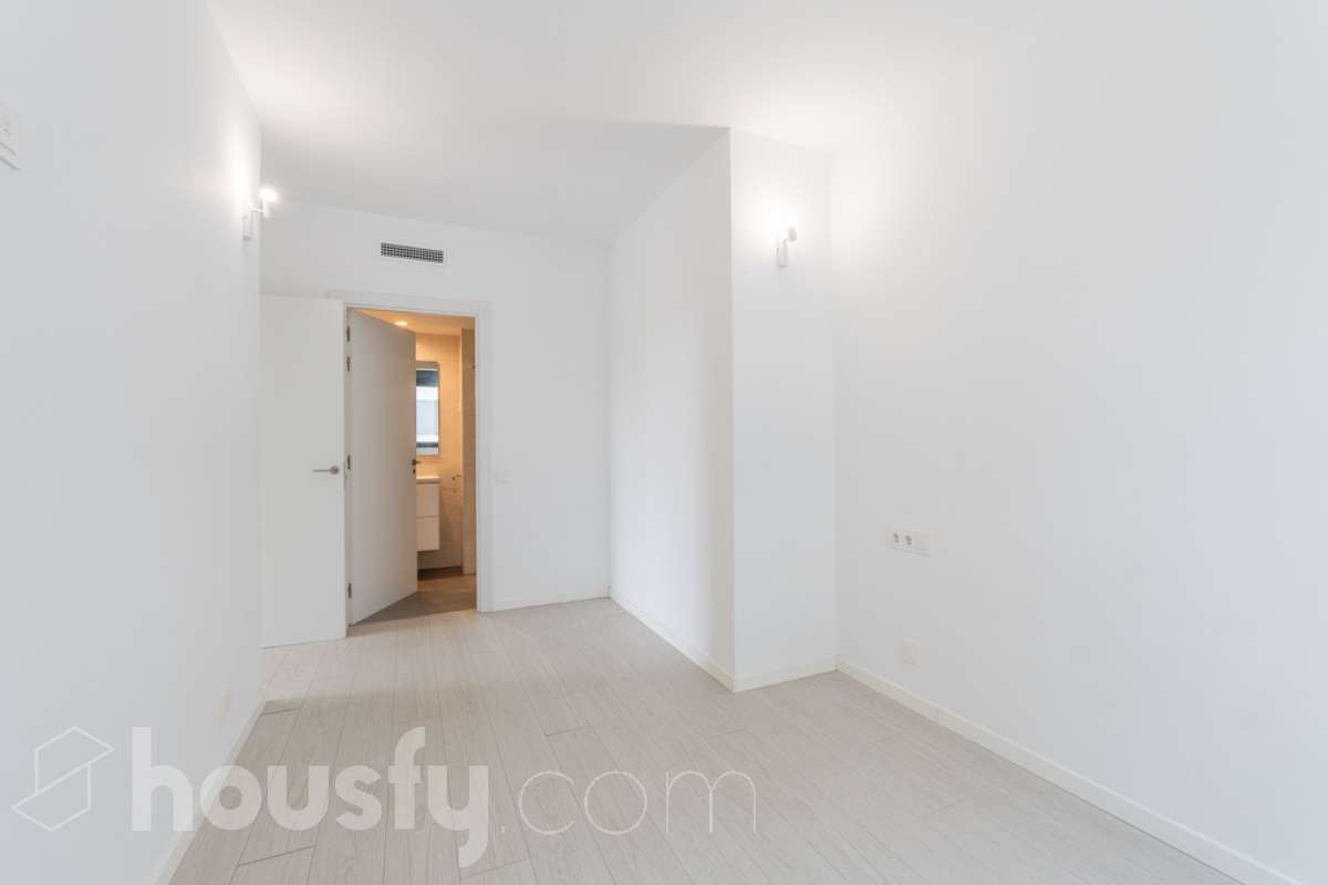 Housfy vende este fantástico piso situado en el Nou Eixample de Mar, una de las zonas más atractivas de Vilanova i la Geltrú, a pocos pasos del mar y del puerto deportivo de la Gran Marina, y con todos los servicios al alcance. Ubicado en una tercera planta de una finca moderna del año 2021 con ascensor, este inmueble destaca por su luminosidad, su distribución esquinera y su agradable terraza con vistas y orientación a la plaza, un espacio ideal para disfrutar del sol y de la tranquilidad sin renunciar a una ubicación céntrica. La vivienda dispone de dos habitaciones y dos baños completos, uno de ellos en suite, ofreciendo comodidad y privacidad. La cocina, abierta al salón-comedor, aporta amplitud y modernidad a la zona de día. Gracias a su distribución esquinera y a su orientación, el piso disfruta de abundante luz natural y muchas horas de sol, creando un ambiente cálido y agradable. Para garantizar el máximo confort durante todo el año, dispone de aire acondicionado y calefacción por conductos. La vivienda incluye una plaza de parking en el mismo edificio, un valor añadido que aporta comodidad y practicidad en el día a día. Su excelente ubicación permite disfrutar de la proximidad a la playa, el puerto deportivo de la Gran Marina, las zonas comerciales, los restaurantes y todos los servicios necesarios, combinando a la perfección la vida urbana con el estilo de vida mediterráneo. Una oportunidad ideal para quienes buscan una vivienda moderna, soleada, con terraza, parking y cerca del mar, tanto para vivir todo el año como para disfrutar de la costa. ¡Ven a descubrir tu próximo hogar en el Nou Eixample de Mar! Aviso legal El precio de venta no incluye gastos de la compraventa como notaría, registro, impuestos, ni tampoco honorarios agencia. Esta publicación no es vinculante. Consulta siempre la nota simple con Housfy antes de formalizar la compraventa. Sobre nosotros Housfy es la plataforma integral de servicios inmobiliarios. Nuestra combinación de expertos y tecnología pone al alcance de todo el mundo servicios cómodos, claros y seguros. AICAT número: 7922. Nos encargamos de la gestión y asesoramiento de la compra. ¡Olvídate de todo! Hacemos los trámites por ti. Y, si además necesitas financiación, ponemos a tu disposición un bróker hipotecario para ayudarte a conseguir las mejores condiciones para tu perfil económico. ¿Quieres visitarla? Contacta con Housfy y agenda tu visita sin compromiso. Más información en: housfy.com En cumplimiento de la Ley 8/2026 en Cataluña, el certificado de presencia o ausencia de amianto se encuentra en proceso de tramitación.-17