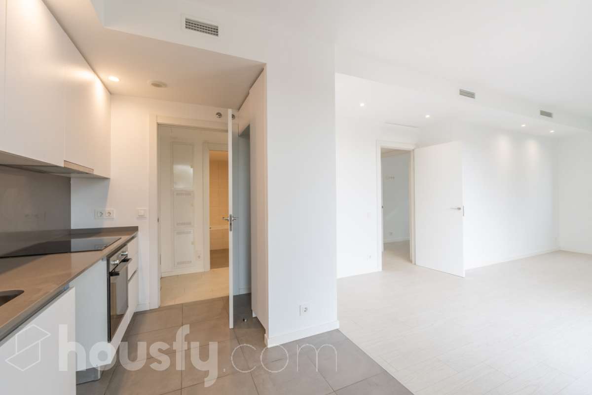 Housfy vende este fantástico piso situado en el Nou Eixample de Mar, una de las zonas más atractivas de Vilanova i la Geltrú, a pocos pasos del mar y del puerto deportivo de la Gran Marina, y con todos los servicios al alcance. Ubicado en una tercera planta de una finca moderna del año 2021 con ascensor, este inmueble destaca por su luminosidad, su distribución esquinera y su agradable terraza con vistas y orientación a la plaza, un espacio ideal para disfrutar del sol y de la tranquilidad sin renunciar a una ubicación céntrica. La vivienda dispone de dos habitaciones y dos baños completos, uno de ellos en suite, ofreciendo comodidad y privacidad. La cocina, abierta al salón-comedor, aporta amplitud y modernidad a la zona de día. Gracias a su distribución esquinera y a su orientación, el piso disfruta de abundante luz natural y muchas horas de sol, creando un ambiente cálido y agradable. Para garantizar el máximo confort durante todo el año, dispone de aire acondicionado y calefacción por conductos. La vivienda incluye una plaza de parking en el mismo edificio, un valor añadido que aporta comodidad y practicidad en el día a día. Su excelente ubicación permite disfrutar de la proximidad a la playa, el puerto deportivo de la Gran Marina, las zonas comerciales, los restaurantes y todos los servicios necesarios, combinando a la perfección la vida urbana con el estilo de vida mediterráneo. Una oportunidad ideal para quienes buscan una vivienda moderna, soleada, con terraza, parking y cerca del mar, tanto para vivir todo el año como para disfrutar de la costa. ¡Ven a descubrir tu próximo hogar en el Nou Eixample de Mar! Aviso legal El precio de venta no incluye gastos de la compraventa como notaría, registro, impuestos, ni tampoco honorarios agencia. Esta publicación no es vinculante. Consulta siempre la nota simple con Housfy antes de formalizar la compraventa. Sobre nosotros Housfy es la plataforma integral de servicios inmobiliarios. Nuestra combinación de expertos y tecnología pone al alcance de todo el mundo servicios cómodos, claros y seguros. AICAT número: 7922. Nos encargamos de la gestión y asesoramiento de la compra. ¡Olvídate de todo! Hacemos los trámites por ti. Y, si además necesitas financiación, ponemos a tu disposición un bróker hipotecario para ayudarte a conseguir las mejores condiciones para tu perfil económico. ¿Quieres visitarla? Contacta con Housfy y agenda tu visita sin compromiso. Más información en: housfy.com En cumplimiento de la Ley 8/2026 en Cataluña, el certificado de presencia o ausencia de amianto se encuentra en proceso de tramitación.-7