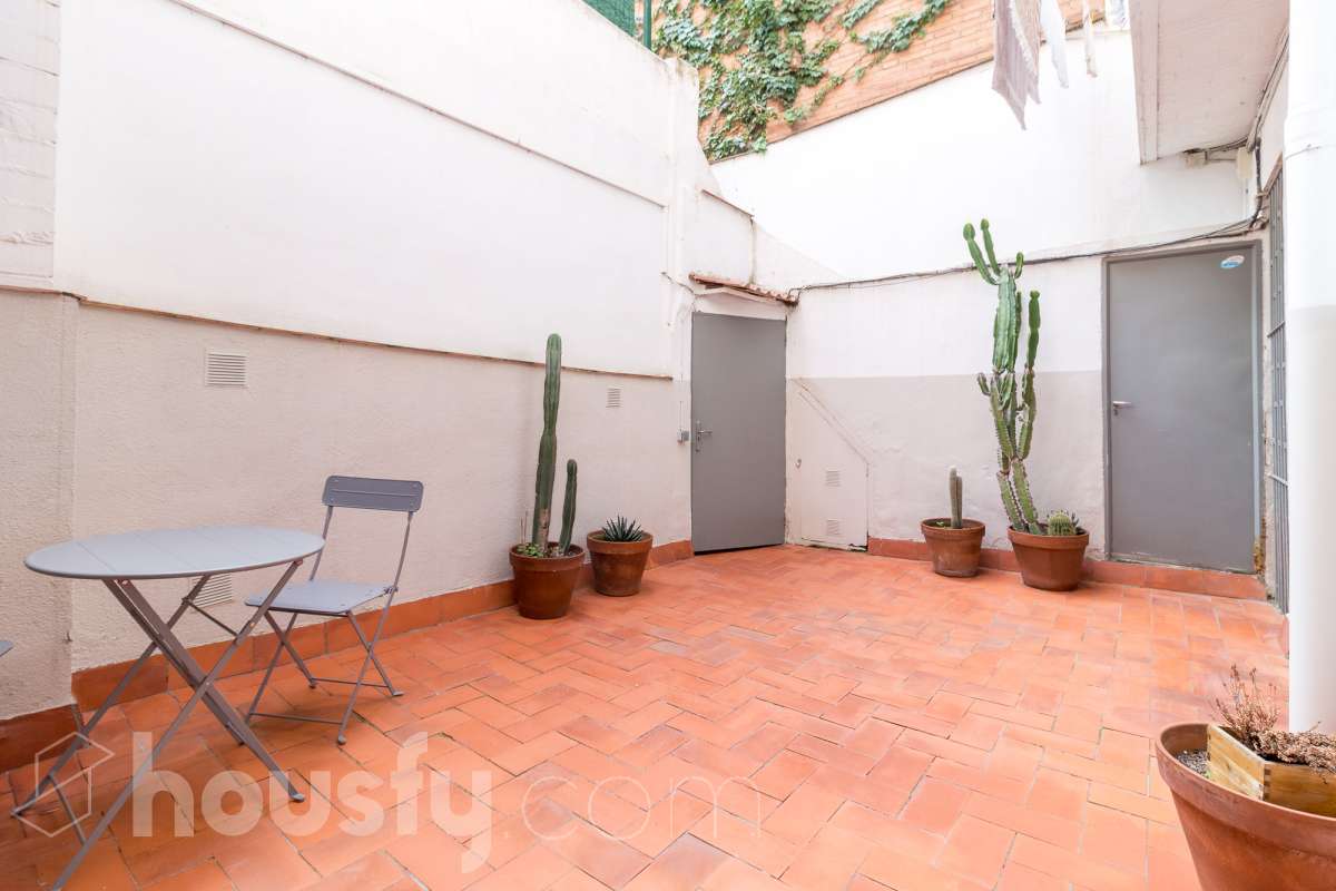 LOCAL COMERCIAL COMPLETAMENTE REFORMADO EN GRÀCIA, BARCELONA Housfy presenta este local comercial de 107 m² situado en el paseo de Amunt, en el emblemático barrio de Gràcia. Un inmueble que destaca especialmente por su reforma, su diseño contemporáneo y el cuidado de sus acabados, ofreciendo un espacio actualizado y con personalidad en una de las zonas con más identidad de Barcelona. UNA REFORMA QUE MARCA LA DIFERENCIA El interior ha sido completamente reformado, con una estética moderna, tonos neutros y una distribución que aprovecha los espacios de forma funcional. La cocina abierta con isla central, el baño con ducha, la iluminación integrada y los acabados actuales aportan una imagen cuidada y homogénea al conjunto. Su estado actual permite centrarse en el proyecto que se quiera desarrollar, sin partir de un espacio pendiente de una reforma integral. Una alternativa interesante para quienes buscan un local con una imagen actual y una base de calidad para adaptarlo a las necesidades de su actividad, siempre de acuerdo con los usos y autorizaciones aplicables. UN ESPACIO CON LUZ, CONFORT Y CARÁCTER El inmueble cuenta con calefacción, aire acondicionado y orientación sur. Además, dispone de acceso a un patio comunitario, un elemento adicional que aporta valor al entorno del local. EN EL BARRIO DE GRÀCIA Ubicado en el paseo de Amunt, el local se encuentra en un entorno urbano consolidado, rodeado de comercios, servicios y la reconocida vida de barrio de Gràcia. Una ubicación atractiva para quienes buscan establecer o desarrollar un proyecto en Barcelona. Una oportunidad para adquirir un local comercial que destaca por su reforma, sus acabados contemporáneos y su cuidada presentación, en una ubicación con personalidad. CARACTERÍSTICAS PRINCIPALES Superficie: 107 m²útiles, según la ficha. Ubicación: Paseo de Amunt, Gràcia, Barcelona. Estado: completamente reformado. Cocina abierta con isla central. Baño con ducha. Calefacción y aire acondicionado. Orientación sur. Construido en el año: 1903 Acceso a patio comunitario. Precio de venta: 289.000 €. IMPORTANTE: el inmueble se comercializa como local comercial y no dispone de cédula de habitabilidad. Cualquier actividad o uso deberá ajustarse a la normativa y a las autorizaciones correspondientes. Aviso legal El precio de venta no incluye gastos de la compraventa como notaría, registro, impuestos, ni tampoco honorarios agencia. Esta publicación no es vinculante. Consulta siempre la nota simple con Housfy antes de formalizar la compraventa. Sobre nosotros Housfy es la plataforma integral de servicios inmobiliarios. Nuestra combinación de expertos y tecnología pone al alcance de todo el mundo servicios cómodos, claros y seguros. AICAT número: 7922. Nos encargamos de la gestión y asesoramiento de la compra. ¡Olvídate de todo! Hacemos los trámites por ti. Y, si además necesitas financiación, ponemos a tu disposición un bróker hipotecario para ayudarte a conseguir las mejores condiciones para tu perfil económico. ¿Quieres visitarla? Contacta con Housfy y agenda tu visita sin compromiso. Más información en: housfy.com-25