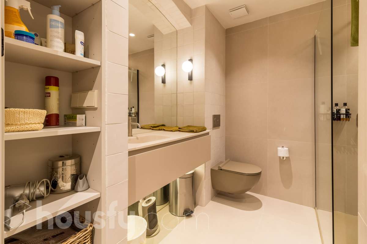 LOCAL COMERCIAL COMPLETAMENTE REFORMADO EN GRÀCIA, BARCELONA Housfy presenta este local comercial de 107 m² situado en el paseo de Amunt, en el emblemático barrio de Gràcia. Un inmueble que destaca especialmente por su reforma, su diseño contemporáneo y el cuidado de sus acabados, ofreciendo un espacio actualizado y con personalidad en una de las zonas con más identidad de Barcelona. UNA REFORMA QUE MARCA LA DIFERENCIA El interior ha sido completamente reformado, con una estética moderna, tonos neutros y una distribución que aprovecha los espacios de forma funcional. La cocina abierta con isla central, el baño con ducha, la iluminación integrada y los acabados actuales aportan una imagen cuidada y homogénea al conjunto. Su estado actual permite centrarse en el proyecto que se quiera desarrollar, sin partir de un espacio pendiente de una reforma integral. Una alternativa interesante para quienes buscan un local con una imagen actual y una base de calidad para adaptarlo a las necesidades de su actividad, siempre de acuerdo con los usos y autorizaciones aplicables. UN ESPACIO CON LUZ, CONFORT Y CARÁCTER El inmueble cuenta con calefacción, aire acondicionado y orientación sur. Además, dispone de acceso a un patio comunitario, un elemento adicional que aporta valor al entorno del local. EN EL BARRIO DE GRÀCIA Ubicado en el paseo de Amunt, el local se encuentra en un entorno urbano consolidado, rodeado de comercios, servicios y la reconocida vida de barrio de Gràcia. Una ubicación atractiva para quienes buscan establecer o desarrollar un proyecto en Barcelona. Una oportunidad para adquirir un local comercial que destaca por su reforma, sus acabados contemporáneos y su cuidada presentación, en una ubicación con personalidad. CARACTERÍSTICAS PRINCIPALES Superficie: 107 m²útiles, según la ficha. Ubicación: Paseo de Amunt, Gràcia, Barcelona. Estado: completamente reformado. Cocina abierta con isla central. Baño con ducha. Calefacción y aire acondicionado. Orientación sur. Construido en el año: 1903 Acceso a patio comunitario. Precio de venta: 289.000 €. IMPORTANTE: el inmueble se comercializa como local comercial y no dispone de cédula de habitabilidad. Cualquier actividad o uso deberá ajustarse a la normativa y a las autorizaciones correspondientes. Aviso legal El precio de venta no incluye gastos de la compraventa como notaría, registro, impuestos, ni tampoco honorarios agencia. Esta publicación no es vinculante. Consulta siempre la nota simple con Housfy antes de formalizar la compraventa. Sobre nosotros Housfy es la plataforma integral de servicios inmobiliarios. Nuestra combinación de expertos y tecnología pone al alcance de todo el mundo servicios cómodos, claros y seguros. AICAT número: 7922. Nos encargamos de la gestión y asesoramiento de la compra. ¡Olvídate de todo! Hacemos los trámites por ti. Y, si además necesitas financiación, ponemos a tu disposición un bróker hipotecario para ayudarte a conseguir las mejores condiciones para tu perfil económico. ¿Quieres visitarla? Contacta con Housfy y agenda tu visita sin compromiso. Más información en: housfy.com-22
