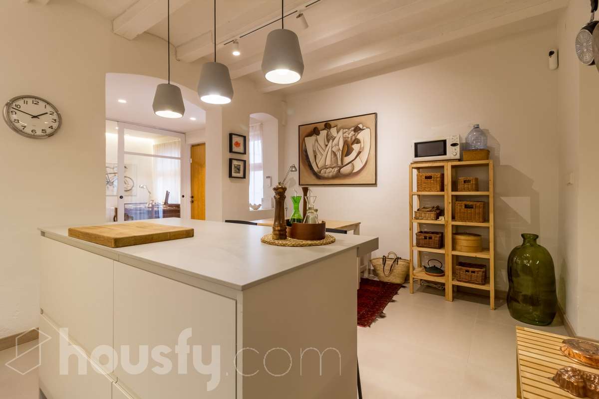 LOCAL COMERCIAL COMPLETAMENTE REFORMADO EN GRÀCIA, BARCELONA Housfy presenta este local comercial de 107 m² situado en el paseo de Amunt, en el emblemático barrio de Gràcia. Un inmueble que destaca especialmente por su reforma, su diseño contemporáneo y el cuidado de sus acabados, ofreciendo un espacio actualizado y con personalidad en una de las zonas con más identidad de Barcelona. UNA REFORMA QUE MARCA LA DIFERENCIA El interior ha sido completamente reformado, con una estética moderna, tonos neutros y una distribución que aprovecha los espacios de forma funcional. La cocina abierta con isla central, el baño con ducha, la iluminación integrada y los acabados actuales aportan una imagen cuidada y homogénea al conjunto. Su estado actual permite centrarse en el proyecto que se quiera desarrollar, sin partir de un espacio pendiente de una reforma integral. Una alternativa interesante para quienes buscan un local con una imagen actual y una base de calidad para adaptarlo a las necesidades de su actividad, siempre de acuerdo con los usos y autorizaciones aplicables. UN ESPACIO CON LUZ, CONFORT Y CARÁCTER El inmueble cuenta con calefacción, aire acondicionado y orientación sur. Además, dispone de acceso a un patio comunitario, un elemento adicional que aporta valor al entorno del local. EN EL BARRIO DE GRÀCIA Ubicado en el paseo de Amunt, el local se encuentra en un entorno urbano consolidado, rodeado de comercios, servicios y la reconocida vida de barrio de Gràcia. Una ubicación atractiva para quienes buscan establecer o desarrollar un proyecto en Barcelona. Una oportunidad para adquirir un local comercial que destaca por su reforma, sus acabados contemporáneos y su cuidada presentación, en una ubicación con personalidad. CARACTERÍSTICAS PRINCIPALES Superficie: 107 m²útiles, según la ficha. Ubicación: Paseo de Amunt, Gràcia, Barcelona. Estado: completamente reformado. Cocina abierta con isla central. Baño con ducha. Calefacción y aire acondicionado. Orientación sur. Construido en el año: 1903 Acceso a patio comunitario. Precio de venta: 289.000 €. IMPORTANTE: el inmueble se comercializa como local comercial y no dispone de cédula de habitabilidad. Cualquier actividad o uso deberá ajustarse a la normativa y a las autorizaciones correspondientes. Aviso legal El precio de venta no incluye gastos de la compraventa como notaría, registro, impuestos, ni tampoco honorarios agencia. Esta publicación no es vinculante. Consulta siempre la nota simple con Housfy antes de formalizar la compraventa. Sobre nosotros Housfy es la plataforma integral de servicios inmobiliarios. Nuestra combinación de expertos y tecnología pone al alcance de todo el mundo servicios cómodos, claros y seguros. AICAT número: 7922. Nos encargamos de la gestión y asesoramiento de la compra. ¡Olvídate de todo! Hacemos los trámites por ti. Y, si además necesitas financiación, ponemos a tu disposición un bróker hipotecario para ayudarte a conseguir las mejores condiciones para tu perfil económico. ¿Quieres visitarla? Contacta con Housfy y agenda tu visita sin compromiso. Más información en: housfy.com-20