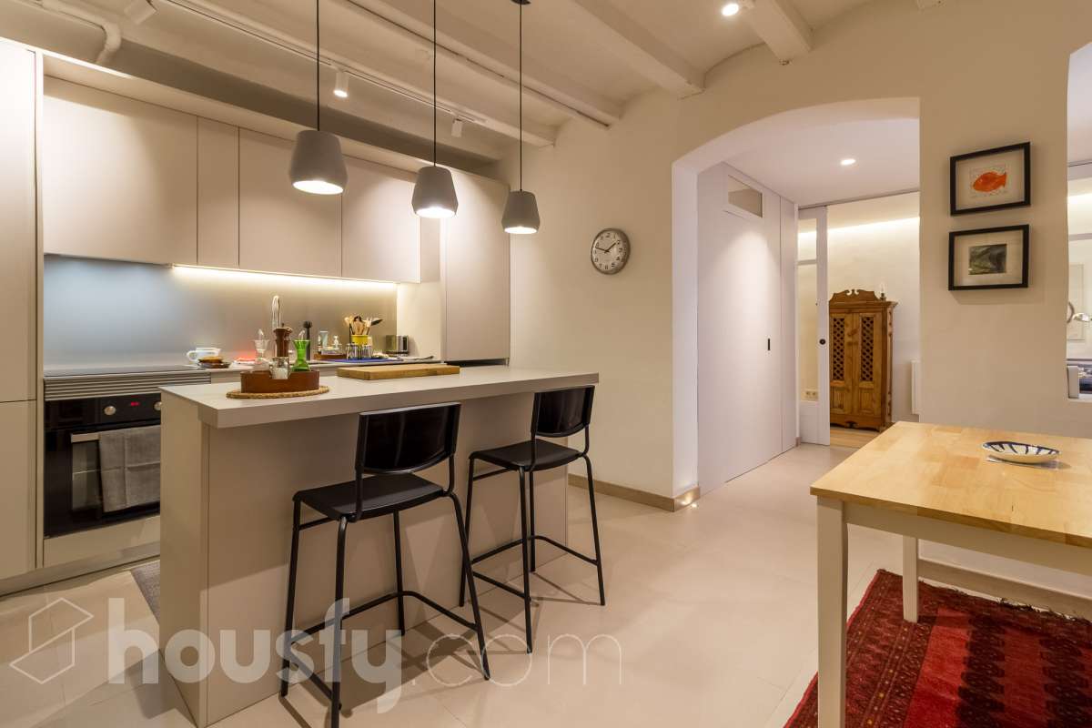 LOCAL COMERCIAL COMPLETAMENTE REFORMADO EN GRÀCIA, BARCELONA Housfy presenta este local comercial de 107 m² situado en el paseo de Amunt, en el emblemático barrio de Gràcia. Un inmueble que destaca especialmente por su reforma, su diseño contemporáneo y el cuidado de sus acabados, ofreciendo un espacio actualizado y con personalidad en una de las zonas con más identidad de Barcelona. UNA REFORMA QUE MARCA LA DIFERENCIA El interior ha sido completamente reformado, con una estética moderna, tonos neutros y una distribución que aprovecha los espacios de forma funcional. La cocina abierta con isla central, el baño con ducha, la iluminación integrada y los acabados actuales aportan una imagen cuidada y homogénea al conjunto. Su estado actual permite centrarse en el proyecto que se quiera desarrollar, sin partir de un espacio pendiente de una reforma integral. Una alternativa interesante para quienes buscan un local con una imagen actual y una base de calidad para adaptarlo a las necesidades de su actividad, siempre de acuerdo con los usos y autorizaciones aplicables. UN ESPACIO CON LUZ, CONFORT Y CARÁCTER El inmueble cuenta con calefacción, aire acondicionado y orientación sur. Además, dispone de acceso a un patio comunitario, un elemento adicional que aporta valor al entorno del local. EN EL BARRIO DE GRÀCIA Ubicado en el paseo de Amunt, el local se encuentra en un entorno urbano consolidado, rodeado de comercios, servicios y la reconocida vida de barrio de Gràcia. Una ubicación atractiva para quienes buscan establecer o desarrollar un proyecto en Barcelona. Una oportunidad para adquirir un local comercial que destaca por su reforma, sus acabados contemporáneos y su cuidada presentación, en una ubicación con personalidad. CARACTERÍSTICAS PRINCIPALES Superficie: 107 m²útiles, según la ficha. Ubicación: Paseo de Amunt, Gràcia, Barcelona. Estado: completamente reformado. Cocina abierta con isla central. Baño con ducha. Calefacción y aire acondicionado. Orientación sur. Construido en el año: 1903 Acceso a patio comunitario. Precio de venta: 289.000 €. IMPORTANTE: el inmueble se comercializa como local comercial y no dispone de cédula de habitabilidad. Cualquier actividad o uso deberá ajustarse a la normativa y a las autorizaciones correspondientes. Aviso legal El precio de venta no incluye gastos de la compraventa como notaría, registro, impuestos, ni tampoco honorarios agencia. Esta publicación no es vinculante. Consulta siempre la nota simple con Housfy antes de formalizar la compraventa. Sobre nosotros Housfy es la plataforma integral de servicios inmobiliarios. Nuestra combinación de expertos y tecnología pone al alcance de todo el mundo servicios cómodos, claros y seguros. AICAT número: 7922. Nos encargamos de la gestión y asesoramiento de la compra. ¡Olvídate de todo! Hacemos los trámites por ti. Y, si además necesitas financiación, ponemos a tu disposición un bróker hipotecario para ayudarte a conseguir las mejores condiciones para tu perfil económico. ¿Quieres visitarla? Contacta con Housfy y agenda tu visita sin compromiso. Más información en: housfy.com-21