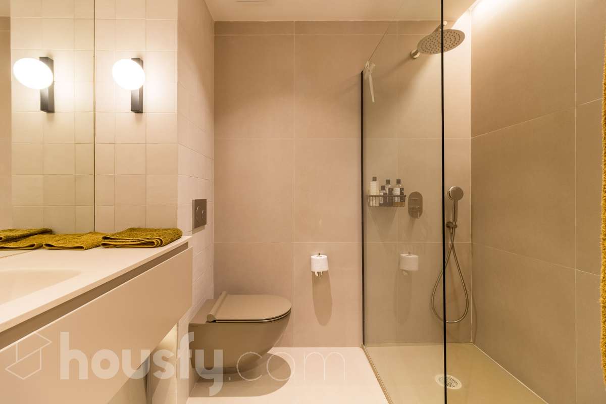 LOCAL COMERCIAL COMPLETAMENTE REFORMADO EN GRÀCIA, BARCELONA Housfy presenta este local comercial de 107 m² situado en el paseo de Amunt, en el emblemático barrio de Gràcia. Un inmueble que destaca especialmente por su reforma, su diseño contemporáneo y el cuidado de sus acabados, ofreciendo un espacio actualizado y con personalidad en una de las zonas con más identidad de Barcelona. UNA REFORMA QUE MARCA LA DIFERENCIA El interior ha sido completamente reformado, con una estética moderna, tonos neutros y una distribución que aprovecha los espacios de forma funcional. La cocina abierta con isla central, el baño con ducha, la iluminación integrada y los acabados actuales aportan una imagen cuidada y homogénea al conjunto. Su estado actual permite centrarse en el proyecto que se quiera desarrollar, sin partir de un espacio pendiente de una reforma integral. Una alternativa interesante para quienes buscan un local con una imagen actual y una base de calidad para adaptarlo a las necesidades de su actividad, siempre de acuerdo con los usos y autorizaciones aplicables. UN ESPACIO CON LUZ, CONFORT Y CARÁCTER El inmueble cuenta con calefacción, aire acondicionado y orientación sur. Además, dispone de acceso a un patio comunitario, un elemento adicional que aporta valor al entorno del local. EN EL BARRIO DE GRÀCIA Ubicado en el paseo de Amunt, el local se encuentra en un entorno urbano consolidado, rodeado de comercios, servicios y la reconocida vida de barrio de Gràcia. Una ubicación atractiva para quienes buscan establecer o desarrollar un proyecto en Barcelona. Una oportunidad para adquirir un local comercial que destaca por su reforma, sus acabados contemporáneos y su cuidada presentación, en una ubicación con personalidad. CARACTERÍSTICAS PRINCIPALES Superficie: 107 m²útiles, según la ficha. Ubicación: Paseo de Amunt, Gràcia, Barcelona. Estado: completamente reformado. Cocina abierta con isla central. Baño con ducha. Calefacción y aire acondicionado. Orientación sur. Construido en el año: 1903 Acceso a patio comunitario. Precio de venta: 289.000 €. IMPORTANTE: el inmueble se comercializa como local comercial y no dispone de cédula de habitabilidad. Cualquier actividad o uso deberá ajustarse a la normativa y a las autorizaciones correspondientes. Aviso legal El precio de venta no incluye gastos de la compraventa como notaría, registro, impuestos, ni tampoco honorarios agencia. Esta publicación no es vinculante. Consulta siempre la nota simple con Housfy antes de formalizar la compraventa. Sobre nosotros Housfy es la plataforma integral de servicios inmobiliarios. Nuestra combinación de expertos y tecnología pone al alcance de todo el mundo servicios cómodos, claros y seguros. AICAT número: 7922. Nos encargamos de la gestión y asesoramiento de la compra. ¡Olvídate de todo! Hacemos los trámites por ti. Y, si además necesitas financiación, ponemos a tu disposición un bróker hipotecario para ayudarte a conseguir las mejores condiciones para tu perfil económico. ¿Quieres visitarla? Contacta con Housfy y agenda tu visita sin compromiso. Más información en: housfy.com-23