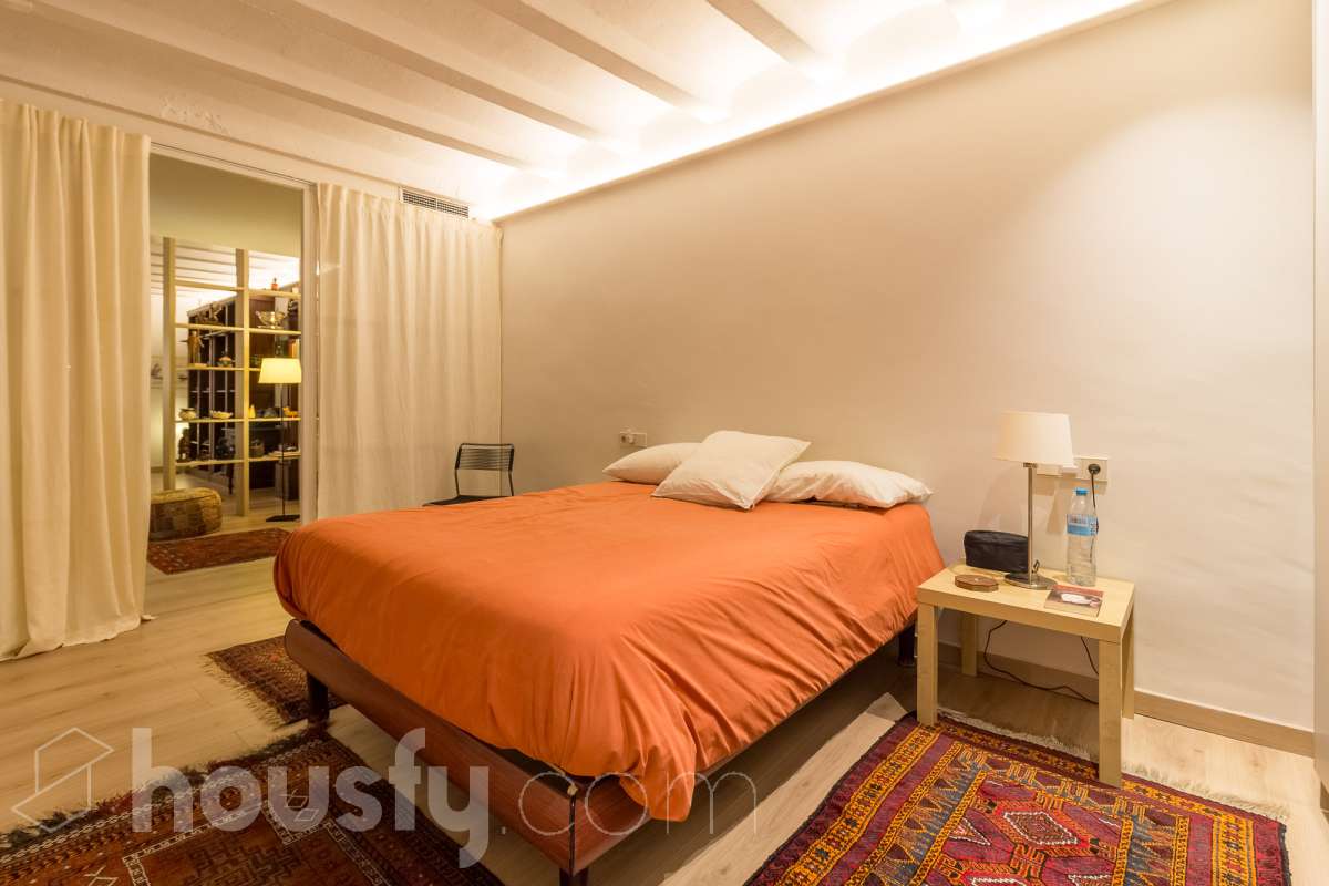 LOCAL COMERCIAL COMPLETAMENTE REFORMADO EN GRÀCIA, BARCELONA Housfy presenta este local comercial de 107 m² situado en el paseo de Amunt, en el emblemático barrio de Gràcia. Un inmueble que destaca especialmente por su reforma, su diseño contemporáneo y el cuidado de sus acabados, ofreciendo un espacio actualizado y con personalidad en una de las zonas con más identidad de Barcelona. UNA REFORMA QUE MARCA LA DIFERENCIA El interior ha sido completamente reformado, con una estética moderna, tonos neutros y una distribución que aprovecha los espacios de forma funcional. La cocina abierta con isla central, el baño con ducha, la iluminación integrada y los acabados actuales aportan una imagen cuidada y homogénea al conjunto. Su estado actual permite centrarse en el proyecto que se quiera desarrollar, sin partir de un espacio pendiente de una reforma integral. Una alternativa interesante para quienes buscan un local con una imagen actual y una base de calidad para adaptarlo a las necesidades de su actividad, siempre de acuerdo con los usos y autorizaciones aplicables. UN ESPACIO CON LUZ, CONFORT Y CARÁCTER El inmueble cuenta con calefacción, aire acondicionado y orientación sur. Además, dispone de acceso a un patio comunitario, un elemento adicional que aporta valor al entorno del local. EN EL BARRIO DE GRÀCIA Ubicado en el paseo de Amunt, el local se encuentra en un entorno urbano consolidado, rodeado de comercios, servicios y la reconocida vida de barrio de Gràcia. Una ubicación atractiva para quienes buscan establecer o desarrollar un proyecto en Barcelona. Una oportunidad para adquirir un local comercial que destaca por su reforma, sus acabados contemporáneos y su cuidada presentación, en una ubicación con personalidad. CARACTERÍSTICAS PRINCIPALES Superficie: 107 m²útiles, según la ficha. Ubicación: Paseo de Amunt, Gràcia, Barcelona. Estado: completamente reformado. Cocina abierta con isla central. Baño con ducha. Calefacción y aire acondicionado. Orientación sur. Construido en el año: 1903 Acceso a patio comunitario. Precio de venta: 289.000 €. IMPORTANTE: el inmueble se comercializa como local comercial y no dispone de cédula de habitabilidad. Cualquier actividad o uso deberá ajustarse a la normativa y a las autorizaciones correspondientes. Aviso legal El precio de venta no incluye gastos de la compraventa como notaría, registro, impuestos, ni tampoco honorarios agencia. Esta publicación no es vinculante. Consulta siempre la nota simple con Housfy antes de formalizar la compraventa. Sobre nosotros Housfy es la plataforma integral de servicios inmobiliarios. Nuestra combinación de expertos y tecnología pone al alcance de todo el mundo servicios cómodos, claros y seguros. AICAT número: 7922. Nos encargamos de la gestión y asesoramiento de la compra. ¡Olvídate de todo! Hacemos los trámites por ti. Y, si además necesitas financiación, ponemos a tu disposición un bróker hipotecario para ayudarte a conseguir las mejores condiciones para tu perfil económico. ¿Quieres visitarla? Contacta con Housfy y agenda tu visita sin compromiso. Más información en: housfy.com-9