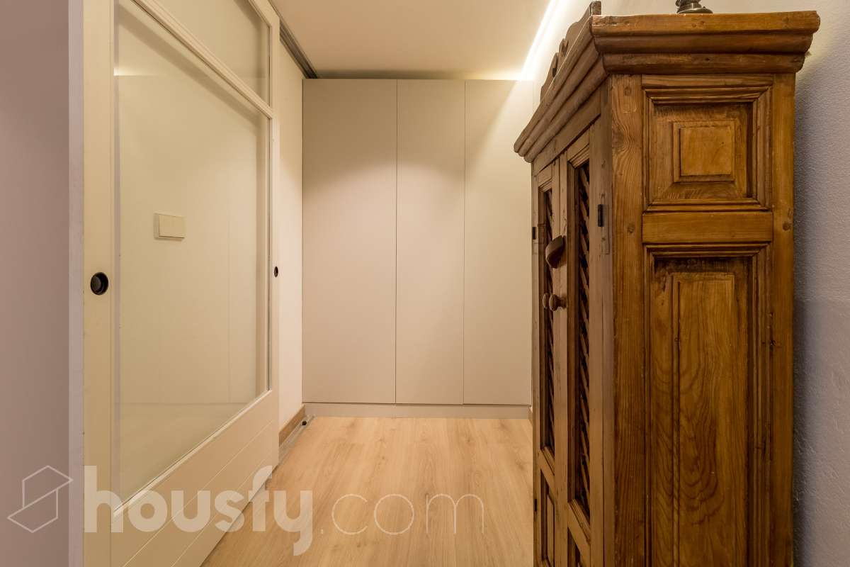 LOCAL COMERCIAL COMPLETAMENTE REFORMADO EN GRÀCIA, BARCELONA Housfy presenta este local comercial de 107 m² situado en el paseo de Amunt, en el emblemático barrio de Gràcia. Un inmueble que destaca especialmente por su reforma, su diseño contemporáneo y el cuidado de sus acabados, ofreciendo un espacio actualizado y con personalidad en una de las zonas con más identidad de Barcelona. UNA REFORMA QUE MARCA LA DIFERENCIA El interior ha sido completamente reformado, con una estética moderna, tonos neutros y una distribución que aprovecha los espacios de forma funcional. La cocina abierta con isla central, el baño con ducha, la iluminación integrada y los acabados actuales aportan una imagen cuidada y homogénea al conjunto. Su estado actual permite centrarse en el proyecto que se quiera desarrollar, sin partir de un espacio pendiente de una reforma integral. Una alternativa interesante para quienes buscan un local con una imagen actual y una base de calidad para adaptarlo a las necesidades de su actividad, siempre de acuerdo con los usos y autorizaciones aplicables. UN ESPACIO CON LUZ, CONFORT Y CARÁCTER El inmueble cuenta con calefacción, aire acondicionado y orientación sur. Además, dispone de acceso a un patio comunitario, un elemento adicional que aporta valor al entorno del local. EN EL BARRIO DE GRÀCIA Ubicado en el paseo de Amunt, el local se encuentra en un entorno urbano consolidado, rodeado de comercios, servicios y la reconocida vida de barrio de Gràcia. Una ubicación atractiva para quienes buscan establecer o desarrollar un proyecto en Barcelona. Una oportunidad para adquirir un local comercial que destaca por su reforma, sus acabados contemporáneos y su cuidada presentación, en una ubicación con personalidad. CARACTERÍSTICAS PRINCIPALES Superficie: 107 m²útiles, según la ficha. Ubicación: Paseo de Amunt, Gràcia, Barcelona. Estado: completamente reformado. Cocina abierta con isla central. Baño con ducha. Calefacción y aire acondicionado. Orientación sur. Construido en el año: 1903 Acceso a patio comunitario. Precio de venta: 289.000 €. IMPORTANTE: el inmueble se comercializa como local comercial y no dispone de cédula de habitabilidad. Cualquier actividad o uso deberá ajustarse a la normativa y a las autorizaciones correspondientes. Aviso legal El precio de venta no incluye gastos de la compraventa como notaría, registro, impuestos, ni tampoco honorarios agencia. Esta publicación no es vinculante. Consulta siempre la nota simple con Housfy antes de formalizar la compraventa. Sobre nosotros Housfy es la plataforma integral de servicios inmobiliarios. Nuestra combinación de expertos y tecnología pone al alcance de todo el mundo servicios cómodos, claros y seguros. AICAT número: 7922. Nos encargamos de la gestión y asesoramiento de la compra. ¡Olvídate de todo! Hacemos los trámites por ti. Y, si además necesitas financiación, ponemos a tu disposición un bróker hipotecario para ayudarte a conseguir las mejores condiciones para tu perfil económico. ¿Quieres visitarla? Contacta con Housfy y agenda tu visita sin compromiso. Más información en: housfy.com-26